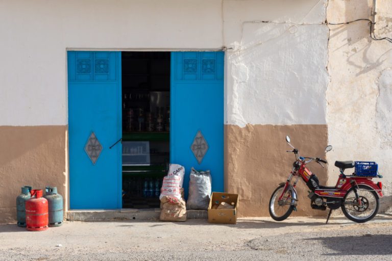 Découvrez le sud tunisien à petit prix Vous rêvez de partir à l'aventure dans le sud tunisien sans vous ruiner ? Ne cherchez plus ! Avec www.sudtunisie.com, découvrez nos offres exceptionnelles sur les excursions et les navettes pour explorer cette région fascinante à prix réduit. Préparez-vous à vivre des moments inoubliables sans vous soucier de votre budget ! Des offres imbattables pour explorer le sud tunisien Excursions à prix mini Avec www.sudtunisie.com, partez à la découverte des merveilles du sud tunisien à prix mini. Explorez les oasis du désert, les villages berbères authentiques et les paysages à couper le souffle sans vous ruiner. Nos excursions vous permettent de vivre des expériences uniques et enrichissantes à petit prix. Navettes pratiques et économiques Besoin d'un transfert entre votre hôtel et une attraction touristique ? Ou peut-être souhaitez-vous explorer le sud tunisien en toute liberté ? Nos navettes vous offrent un moyen pratique et économique de vous déplacer dans la région. Réservez dès maintenant et profitez de tarifs réduits sur toutes nos navettes. Pourquoi choisir www.sudtunisie.com pour votre escapade dans le sud tunisien ? Des prix compétitifs et transparents Chez www.sudtunisie.com, nous croyons en la transparence et l'honnêteté. C'est pourquoi nos prix sont clairs et compétitifs, sans frais cachés ni mauvaises surprises. Avec nous, vous savez toujours ce que vous payez, et vous savez que vous obtenez le meilleur rapport qualité-prix. Un service clientèle à votre écoute Votre satisfaction est notre priorité absolue. Notre équipe de service clientèle est là pour répondre à toutes vos questions et vous aider à organiser votre voyage dans le sud tunisien. Que ce soit avant, pendant ou après votre séjour, nous sommes là pour vous garantir une expérience sans stress et sans souci. Comment profiter de notre promotion ? Rien de plus simple ! Il vous suffit de visiter notre site web, www.sudtunisie.com, et de consulter nos offres promotionnelles en cours. Une fois que vous avez trouvé l'excursion ou la navette de vos rêves, il vous reste simplement à réserver en ligne en quelques clics. C'est rapide, facile et économique ! Réservez dès maintenant et vivez une expérience unique dans le sud tunisien ! Ne laissez pas passer cette occasion unique de découvrir le sud tunisien à petit prix avec www.sudtunisie.com. Réservez dès maintenant et préparez-vous à vivre des moments inoubliables dans cette région envoûtante. Que vous soyez passionné par la nature, amateur de culture ou simplement en quête de dépaysement, le sud tunisien a tout pour vous séduire. Alors n'attendez plus, réservez dès maintenant et laissez-vous charmer par la magie du sud tunisien !