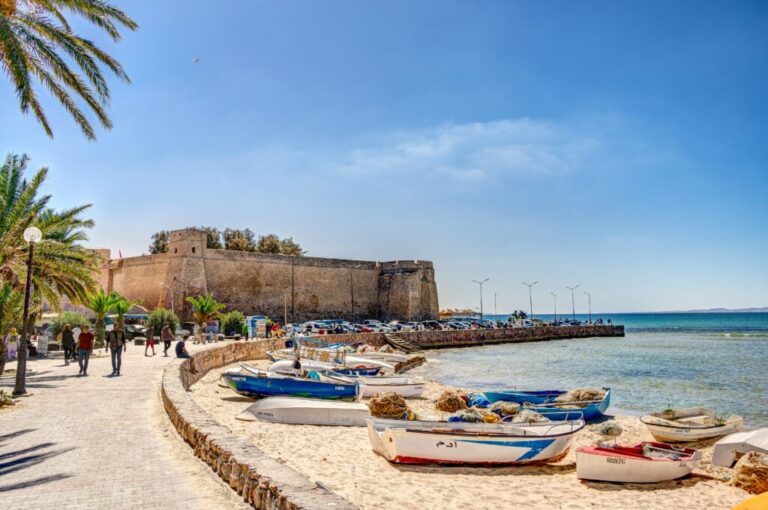 Vous rêvez de découvrir la Tunisie ? Que ce soit pour ses plages magnifiques, ses sites historiques ou ses paysages désertiques à couper le souffle, ce pays offre une multitude d’expériences inoubliables. Louer une maison de vacances en Tunisie est une excellente idée pour profiter pleinement de votre séjour. Mais pour rendre votre voyage encore plus mémorable, rien de tel que de participer à des excursions organisées. Voici un guide complet sur les prix des excursions en Tunisie, couvrant diverses régions comme Hammamet, le désert tunisien, le nord et le sud du pays. Excursions à Hammamet : Entre mer et histoire Hammamet est l'une des destinations les plus prisées en Tunisie, connue pour ses plages de sable fin et son ambiance détendue. Les excursions organisées à Hammamet vous permettent de découvrir les trésors cachés de cette région. Visite de la Médina de Hammamet Pour une plongée dans l’histoire, une visite guidée de la médina est incontournable. Les tarifs pour cette excursion varient entre 30 et 50 dinars tunisiens par personne, selon la durée et les services inclus. Vous pourrez vous perdre dans les ruelles pittoresques, admirer l'architecture traditionnelle et faire du shopping dans les souks. Croisière en bateau Une autre activité populaire est la croisière en bateau. Pour environ 80 dinars par personne, vous pouvez profiter d'une journée en mer, avec arrêt pour la baignade et déjeuner inclus. C’est l’occasion idéale de se détendre et de découvrir la côte tunisienne depuis l’eau. Excursions dans le désert tunisien : Aventure et mystère L’expérience d’un safari dans le désert tunisien est inoubliable. Les excursions dans le désert vous emmènent à la découverte des dunes majestueuses et des oasis cachées. Excursion en 4x4 à Tozeur Pour ceux qui cherchent l'aventure, une excursion en 4x4 à Tozeur est un must. Les prix pour une journée complète peuvent varier entre 150 et 200 dinars par personne. Cette excursion vous permet de traverser les paysages désertiques et de visiter des lieux emblématiques comme les oasis de Chebika et Tamerza. Circuit de deux jours dans le sud tunisien Pour une expérience plus immersive, optez pour un circuit de deux jours dans le sud tunisien. Le prix moyen est d'environ 350 dinars par personne, incluant le transport, l'hébergement et les repas. Ce type d’excursion vous permet de passer une nuit sous les étoiles dans un campement berbère et d’explorer des sites historiques comme l’amphithéâtre d’El Jem et les ksour de Tataouine. Découvertes du nord de la Tunisie : Nature et culture Le nord de la Tunisie est riche en sites naturels et historiques. Une excursion dans le nord tunisien offre une diversité de paysages et d’activités. Visite de Carthage et Sidi Bou Saïd Parmi les incontournables, la visite de Carthage et Sidi Bou Saïd est souvent proposée. Les prix pour une excursion d'une journée sont d’environ 100 dinars par personne. Vous découvrirez les ruines de Carthage, classées au patrimoine mondial de l'UNESCO, et le charmant village bleu et blanc de Sidi Bou Saïd, célèbre pour ses vues panoramiques sur la mer. Randonnée dans le parc national de l'Ichkeul Pour les amoureux de la nature, une randonnée dans le parc national de l'Ichkeul est une expérience unique. Les excursions guidées coûtent généralement entre 50 et 70 dinars par personne. Ce parc abrite un lac et des montagnes, offrant des paysages spectaculaires et une biodiversité exceptionnelle. Excursions à Sousse : Plages et patrimoine Sousse, également connue sous le nom de "Perle du Sahel", est une destination touristique populaire. Une excursion à Sousse vous permet de combiner détente et découverte culturelle. Tour de la ville de Sousse Un tour de la ville, incluant la visite de la médina, la Grande Mosquée et le musée archéologique, coûte environ 40 dinars par personne. Vous pourrez explorer l’histoire riche de Sousse et admirer ses trésors architecturaux. Journée à Port El Kantaoui Pour une journée de détente, une excursion à Port El Kantaoui est idéale. Les prix varient autour de 60 dinars par personne, incluant le transport et parfois un déjeuner. Vous pourrez vous promener dans la marina, faire du shopping et profiter des nombreuses activités nautiques disponibles. Conclusion La Tunisie est une destination aux multiples facettes, offrant des expériences variées pour tous les goûts. Que vous soyez attiré par l’histoire, la nature ou l’aventure, il y a une excursion en Tunisie qui correspond à vos envies. En planifiant vos vacances en Tunisie et en choisissant les meilleures excursions, vous êtes assuré de vivre des moments inoubliables. Prenez le temps de comparer les options et les prix pour trouver les excursions qui rendront votre séjour vraiment exceptionnel