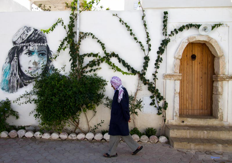 Le Charme du Sud Tunisien Le Sud de la Tunisie, avec ses vastes déserts, ses oasis luxuriantes et son riche patrimoine culturel, est une région qui ne cesse de fasciner les voyageurs du monde entier. Son authenticité, sa beauté naturelle et sa diversité font du Sud Tunisien une destination incontournable pour les amateurs d'aventure et de découvertes. Description du Sud Tunisien Le Sud Tunisien est caractérisé par ses paysages spectaculaires et variés. Du majestueux Sahara aux oasis verdoyantes en passant par les villes historiques chargées d'histoire, chaque coin de cette région offre une expérience unique. Les dunes de sable à perte de vue, les palmeraies luxuriantes et les kasbahs ancestrales témoignent de la richesse culturelle et naturelle du Sud Tunisien. Les Villes du Sud de la Tunisie Parmi les villes emblématiques du Sud Tunisien, on retrouve Tozeur, Tataouine, Douz et Gabès, chacune offrant son lot de trésors à découvrir. Tozeur, avec ses ruelles étroites et ses maisons traditionnelles en briques de terre, est réputée pour son architecture unique et ses oasis verdoyantes. Tataouine, quant à elle, est célèbre pour ses ksour et ses villages troglodytes qui témoignent du mode de vie ancestral des habitants de la région. Tourisme dans le Sud Tunisien Le tourisme dans le Sud Tunisien est en plein essor, attirant des voyageurs du monde entier en quête d'aventure et d'authenticité. Les activités ne manquent pas dans cette région, des excursions en 4x4 dans le désert aux balades à dos de chameau en passant par la découverte des souks traditionnels et des sites archéologiques. Le Sud Tunisien offre une multitude d'expériences uniques à vivre. Une Oasis dans le Sud Tunisien: Découverte et Description Au cœur du Sud Tunisien se cachent de magnifiques oasis, véritables joyaux de verdure au milieu du désert aride. Ces oasis, alimentées par des sources souterraines, abritent une flore et une faune riches et diversifiées. Les palmiers dattiers, les oliviers et les figuiers prospèrent dans ces oasis, offrant un spectacle saisissant de beauté naturelle. Conclusion Le Sud Tunisien est une destination à part entière, offrant une expérience de voyage unique et inoubliable. Avec ses paysages à couper le souffle, son riche patrimoine culturel et son accueil chaleureux, le Sud Tunisien saura séduire les voyageurs en quête d'authenticité et de dépaysement. Partez à la découverte de cette région fascinante et laissez-vous envoûter par son charme intemporel.