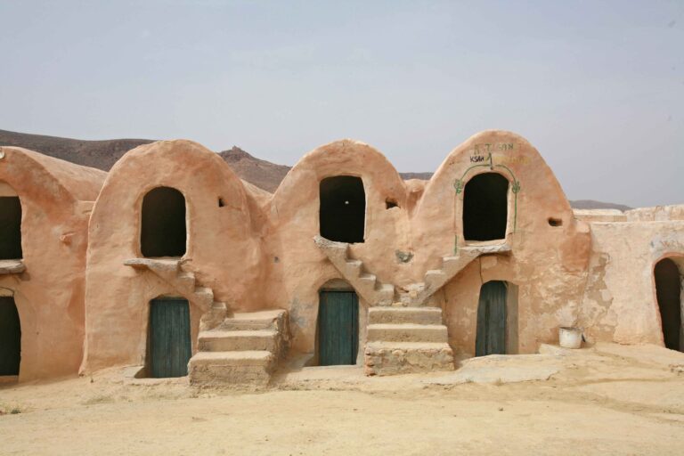 Le sud de la Tunisie est une région riche en histoire, en culture et en paysages à couper le souffle. Cette région désertique offre une expérience unique pour les voyageurs en quête d'aventure et de découvertes authentiques. De ses vastes dunes de sable aux oasis luxuriantes, en passant par les ksour ancestraux, le sud tunisien est une véritable invitation au voyage. Circuit Sud Tunisien 2024 : Préparez-vous à l'Aventure Le circuit du sud tunisien en 2024 promet d'être une aventure inoubliable. En trois jours, vous aurez l'occasion de découvrir les sites les plus emblématiques de la région. Voici un aperçu de ce que vous pouvez attendre : Jour 1 : Tozeur et les Oasis de Montagne Votre aventure commence à Tozeur, une ville oasis située à l'entrée du désert du Sahara. Connue pour ses palmeraies et ses maisons en briques d'argile, Tozeur est un véritable joyau du sud tunisien. Vous pourrez visiter la médina, flâner dans ses ruelles étroites et découvrir les artisans locaux. Ensuite, direction les oasis de montagne, telles que Chebika, Tamerza et Midès. Ces oasis offrent des paysages spectaculaires avec des cascades, des canyons et des palmiers à perte de vue. Jour 2 : Chott el-Jérid et Douz Le deuxième jour de votre circuit vous mènera à travers le Chott el-Jérid, un vaste lac salé qui offre des vues époustouflantes, surtout au lever et au coucher du soleil. Ensuite, cap sur Douz, souvent appelée la "porte du désert". À Douz, vous pourrez monter à dos de chameau et vous aventurer dans les dunes de sable doré du Sahara. Ne manquez pas le marché hebdomadaire de Douz, où vous pourrez découvrir l'artisanat local et déguster des spécialités culinaires de la région. Jour 3 : Matmata et les Ksour Pour le dernier jour de votre circuit, direction Matmata, célèbre pour ses habitations troglodytes. Ces maisons creusées dans la roche offrent une fraîcheur bienvenue dans cette région aride. Vous pourrez visiter une maison troglodyte et découvrir le mode de vie des habitants. Ensuite, cap sur les ksour, ces greniers fortifiés typiques du sud tunisien. Ksar Ouled Soltane et Ksar Ghilane sont deux des plus impressionnants. Vous pourrez y admirer l'architecture unique et en apprendre davantage sur leur histoire. Sud Tunisien Description : Un Paysage Contrasté Le sud tunisien est une région de contrastes où se côtoient le désert aride et les oasis verdoyantes. Cette dualité crée des paysages d'une beauté époustouflante et d'une diversité incroyable. Voici une description plus détaillée des différents éléments qui composent ce magnifique décor : Le Désert du Sahara Le désert du Sahara est sans doute l'élément le plus emblématique du sud tunisien. Ses vastes étendues de sable doré, ses dunes majestueuses et son silence apaisant en font un lieu mystique et fascinant. Les visiteurs peuvent s'aventurer dans le désert à dos de chameau, en quad ou en 4x4 pour une expérience inoubliable. Les Oasis Luxuriantes Les oasis du sud tunisien sont de véritables havres de paix. Elles offrent une végétation luxuriante en plein milieu du désert, avec des palmiers, des oliviers et des cultures irriguées. Les plus célèbres sont celles de Tozeur, Nefta et les oasis de montagne comme Chebika. Ces oasis sont souvent alimentées par des sources d'eau naturelle, créant des cascades et des piscines naturelles où il fait bon se rafraîchir. Les Ksour et les Villages Berbères Les ksour, ces greniers fortifiés, sont typiques du sud tunisien. Ils servaient autrefois à stocker les récoltes et à protéger les biens des habitants. Aujourd'hui, ils sont des témoignages fascinants de l'architecture et du mode de vie ancestral des Berbères. Les villages berbères, comme ceux de Tataouine, offrent également un aperçu unique de la culture locale, avec leurs maisons en pierre et leurs traditions préservées. Les Habitations Troglodytes de Matmata Matmata est célèbre pour ses habitations troglodytes, des maisons creusées dans la roche. Ces habitations offrent une isolation thermique naturelle, idéale pour les températures extrêmes du désert. Vous pourrez visiter ces maisons et même y passer la nuit pour une expérience authentique. Circuit Sud Tunisien 3 Jours : Une Expérience Inoubliable Un circuit de trois jours dans le sud tunisien est une immersion totale dans une région riche en histoire et en paysages spectaculaires. De Tozeur à Matmata, en passant par Douz et les oasis de montagne, chaque étape de ce voyage est une découverte. Vous aurez l'occasion de rencontrer les habitants, de découvrir leur culture et de vous émerveiller devant la beauté naturelle du désert et des oasis. Sud Tunisien en Arabe : À la Découverte d'une Culture Riche Le sud tunisien est également une région où la langue arabe est omniprésente. Les habitants parlent souvent un dialecte arabe tunisien, mais l'arabe classique est également utilisé. Cette région est riche en traditions et en coutumes, que vous pourrez découvrir à travers les festivals locaux, les marchés et les rencontres avec les habitants. La musique traditionnelle, les danses et les chants sont également des éléments importants de la culture locale.