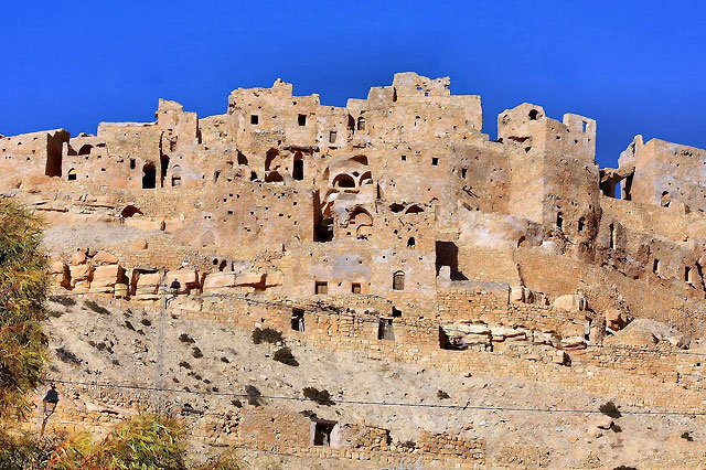 Introduction au Sud Tunisien Le sud tunisien est une région fascinante qui captive l’imagination de nombreux voyageurs. Entre ses vastes étendues désertiques, ses oasis verdoyantes et ses villages berbères pittoresques, cette partie de la Tunisie offre une expérience unique. Lorsqu'on pense au sud tunisien, on imagine souvent des dunes de sable doré, des palmiers et des chameaux se déplaçant lentement sous le soleil brûlant. Pourtant, cette région est bien plus que cela. Nous allons vous faire découvrir les trésors cachés du sud tunisien à travers un circuit de trois jours qui vous laissera des souvenirs impérissables. Jour 1 : De Tozeur à Douz - L'Aventure Commence Le voyage commence à Tozeur, une ville célèbre pour ses oasis et ses palmeraies. Tozeur est souvent la première étape pour ceux qui souhaitent explorer le sud tunisien. La ville est entourée de la plus grande oasis du pays, où des milliers de palmiers dattiers offrent un paysage verdoyant contrastant avec le désert environnant. Une promenade dans les ruelles étroites de la médina de Tozeur est un véritable voyage dans le temps, avec ses maisons en briques d'argile et ses boutiques d'artisanat. Après avoir exploré Tozeur, direction Douz, souvent appelée la "porte du désert". En route, nous traversons le Chott el-Jérid, un immense lac salé qui, sous le soleil, semble scintiller comme un miroir géant. Arrivés à Douz, vous serez émerveillés par les vastes dunes de sable qui s'étendent à perte de vue. Ici, une balade à dos de chameau est un incontournable pour vivre pleinement l’expérience du désert. Jour 2 : Ksar Ghilane - Une Oasis au Cœur du Désert Le deuxième jour, nous nous dirigeons vers Ksar Ghilane, une des oasis les plus pittoresques du sud tunisien. Nichée au cœur du désert, cette oasis est un véritable havre de paix avec ses sources d'eau chaude et ses palmiers luxuriants. L'eau thermale de Ksar Ghilane est réputée pour ses vertus thérapeutiques, offrant aux voyageurs une occasion parfaite de se détendre après une journée d'exploration. À Ksar Ghilane, vous pourrez également découvrir les vestiges d'un fort romain qui témoignent de l'histoire ancienne de la région. Une excursion en quad ou en 4x4 dans les dunes environnantes vous permettra de vivre des sensations fortes tout en admirant les paysages à couper le souffle. Jour 3 : Matmata et Tataouine - Les Villages Berbères Le troisième jour de notre circuit nous mène à Matmata, célèbre pour ses habitations troglodytes. Ces maisons souterraines, creusées dans la roche, offrent une fraîcheur bienvenue dans cette région aride. Vous pourrez visiter une maison troglodyte traditionnelle et en apprendre davantage sur le mode de vie des habitants de Matmata. Cette expérience unique vous permettra de comprendre comment les Berbères ont su s'adapter à leur environnement difficile. Ensuite, direction Tataouine, une ville qui a donné son nom à la célèbre planète Tatooine dans la saga Star Wars. Tataouine est connue pour ses ksour, des greniers fortifiés construits par les Berbères pour stocker leurs récoltes et se protéger des invasions. Une visite des ksour de Tataouine, tels que Ksar Ouled Soltane et Ksar Hadada, vous plongera dans l'histoire fascinante de cette région. Le Sud Tunisien en Arabe : Des Racines Profondes Le sud tunisien, ou "الجَنُوبُ التُّونِسِيُّ" en arabe, est une région riche en culture et en histoire. Les habitants de cette région parlent principalement l'arabe tunisien, avec des influences berbères. La langue et les traditions locales sont profondément enracinées dans le quotidien des habitants, reflétant une identité culturelle unique. Les marchés locaux, ou "سُوق" (souks), sont des lieux de vie animés où vous pouvez découvrir les produits artisanaux, les épices et les spécialités culinaires de la région. Conclusion : Un Voyage Inoubliable Un circuit dans le sud tunisien est une expérience immersive qui vous permettra de découvrir une autre facette de la Tunisie. Que ce soit en explorant les oasis verdoyantes, en admirant les dunes de sable doré ou en visitant les villages berbères, chaque étape de ce voyage vous laissera des souvenirs inoubliables. Préparez-vous à être émerveillés par la beauté et la diversité de cette région unique.