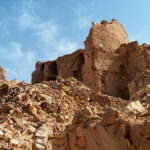 Le Sud tunisien est une région fascinante, pleine de mystères et de merveilles naturelles. Cette terre de contrastes offre des paysages spectaculaires, des dunes dorées du Sahara aux oasis verdoyantes. Que vous soyez un aventurier en quête de sensations fortes ou un amateur de culture, le Sud tunisien a quelque chose à offrir à chacun. Circuit Sud Tunisien 2024 : Un Voyage à Travers le Temps Le Circuit Sud Tunisien 2024 est une invitation à découvrir une région riche en histoire et en beauté naturelle. Ce voyage vous emmènera à travers des paysages époustouflants, des villages pittoresques et des sites historiques. En trois jours, vous aurez l'occasion de vivre des expériences uniques et inoubliables. Jour 1 : De Douz à Ksar Ghilane Le circuit commence à Douz, souvent appelée la "Porte du Sahara". Douz est célèbre pour son festival annuel du Sahara, qui attire des visiteurs du monde entier. Après une visite du marché local, où vous pourrez acheter des produits artisanaux et des souvenirs, vous partirez pour une excursion en 4x4 à travers les dunes de sable doré. Votre destination pour la journée est Ksar Ghilane, une oasis luxuriante au milieu du désert. Ici, vous pourrez vous détendre dans les sources thermales naturelles, explorer les palmeraies et même monter à dos de chameau pour une balade au coucher du soleil. La nuit, vous dormirez dans un campement berbère traditionnel, où vous pourrez déguster un dîner sous les étoiles. Jour 2 : Exploration des Ksour et Matmata Le deuxième jour du circuit est consacré à la découverte des Ksour, ces anciens greniers fortifiés utilisés par les Berbères pour stocker leurs récoltes. Le Ksar Ouled Soltane est l'un des plus impressionnants, avec ses tours de guet et ses ruelles sinueuses. Vous visiterez également Matmata, célèbre pour ses habitations troglodytiques. Ces maisons creusées dans la roche offrent un aperçu fascinant du mode de vie des habitants de la région. Jour 3 : Tataouine et Chenini Le dernier jour du circuit vous conduira à Tataouine, une ville rendue célèbre par la saga Star Wars. Vous visiterez les ksour de Tataouine, avec leurs structures uniques et leurs histoires captivantes. Ensuite, direction Chenini, un village berbère perché sur une colline. Les maisons en pierre et les vues panoramiques sur la vallée en contrebas sont tout simplement à couper le souffle. Après un déjeuner traditionnel dans un restaurant local, vous retournerez à Douz pour conclure ce voyage mémorable. La Magie des Oasis du Sud Tunisien Les oasis du Sud tunisien sont des joyaux cachés au milieu du désert. Elles offrent un contraste saisissant avec les vastes étendues de sable et les montagnes arides. Chaque oasis a son propre charme et ses particularités, mais toutes partagent une beauté naturelle époustouflante et une atmosphère paisible. L'Oasis de Tozeur Tozeur est l'une des plus grandes oasis du Sud tunisien. Elle est célèbre pour ses palmeraies luxuriantes et ses sources d'eau douce. La médina de Tozeur, avec ses ruelles étroites et ses maisons en briques d'argile, est un endroit merveilleux à explorer. Ne manquez pas de visiter le musée Dar Chraiet, qui abrite une collection fascinante d'objets d'art et d'artisanat de la région. L'Oasis de Nefta Située à quelques kilomètres de Tozeur, Nefta est une autre oasis magnifique. Elle est connue pour ses sources thermales et ses jardins de palmiers. Le quartier des soufis de Nefta, avec ses maisons blanches et ses ruelles sinueuses, est un lieu de sérénité et de recueillement. Vous pourrez également visiter la Corbeille, un amphithéâtre naturel formé par des sources d'eau douce. L'Enchantement du Désert : Une Expérience Unique Le désert du Sud tunisien est un lieu de mystère et de beauté. Les vastes étendues de sable doré, les dunes ondulantes et les couchers de soleil spectaculaires créent une atmosphère magique. Passer une nuit dans le désert, sous un ciel étoilé, est une expérience que vous n'oublierez jamais. Activités dans le Désert Le désert offre une multitude d'activités pour les aventuriers. Vous pouvez faire du sandboard sur les dunes, partir en randonnée à dos de chameau, ou encore explorer le désert en quad. Les excursions en 4x4 vous permettent de découvrir des paysages époustouflants et des sites cachés, comme les canyons et les lacs salés. Le Sud Tunisien en Arabe : Une Culture Riche et Diversifiée La région du Sud tunisien est également riche en culture et en traditions. La langue arabe est largement parlée, et vous aurez l'occasion d'entendre les habitants parler leur dialecte local. La musique traditionnelle, les danses folkloriques et l'artisanat sont des aspects importants de la culture du Sud tunisien. Artisanat et Souvenirs Lors de votre visite, ne manquez pas de découvrir l'artisanat local. Les tapis berbères, les poteries, et les bijoux en argent sont des souvenirs parfaits de votre voyage. Les marchés locaux sont remplis de produits artisanaux faits à la main, chacun racontant une histoire unique.