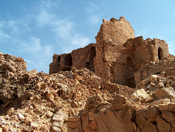 Le Sud tunisien est une région fascinante, pleine de mystères et de merveilles naturelles. Cette terre de contrastes offre des paysages spectaculaires, des dunes dorées du Sahara aux oasis verdoyantes. Que vous soyez un aventurier en quête de sensations fortes ou un amateur de culture, le Sud tunisien a quelque chose à offrir à chacun. Circuit Sud Tunisien 2024 : Un Voyage à Travers le Temps Le Circuit Sud Tunisien 2024 est une invitation à découvrir une région riche en histoire et en beauté naturelle. Ce voyage vous emmènera à travers des paysages époustouflants, des villages pittoresques et des sites historiques. En trois jours, vous aurez l'occasion de vivre des expériences uniques et inoubliables. Jour 1 : De Douz à Ksar Ghilane Le circuit commence à Douz, souvent appelée la "Porte du Sahara". Douz est célèbre pour son festival annuel du Sahara, qui attire des visiteurs du monde entier. Après une visite du marché local, où vous pourrez acheter des produits artisanaux et des souvenirs, vous partirez pour une excursion en 4x4 à travers les dunes de sable doré. Votre destination pour la journée est Ksar Ghilane, une oasis luxuriante au milieu du désert. Ici, vous pourrez vous détendre dans les sources thermales naturelles, explorer les palmeraies et même monter à dos de chameau pour une balade au coucher du soleil. La nuit, vous dormirez dans un campement berbère traditionnel, où vous pourrez déguster un dîner sous les étoiles. Jour 2 : Exploration des Ksour et Matmata Le deuxième jour du circuit est consacré à la découverte des Ksour, ces anciens greniers fortifiés utilisés par les Berbères pour stocker leurs récoltes. Le Ksar Ouled Soltane est l'un des plus impressionnants, avec ses tours de guet et ses ruelles sinueuses. Vous visiterez également Matmata, célèbre pour ses habitations troglodytiques. Ces maisons creusées dans la roche offrent un aperçu fascinant du mode de vie des habitants de la région. Jour 3 : Tataouine et Chenini Le dernier jour du circuit vous conduira à Tataouine, une ville rendue célèbre par la saga Star Wars. Vous visiterez les ksour de Tataouine, avec leurs structures uniques et leurs histoires captivantes. Ensuite, direction Chenini, un village berbère perché sur une colline. Les maisons en pierre et les vues panoramiques sur la vallée en contrebas sont tout simplement à couper le souffle. Après un déjeuner traditionnel dans un restaurant local, vous retournerez à Douz pour conclure ce voyage mémorable. La Magie des Oasis du Sud Tunisien Les oasis du Sud tunisien sont des joyaux cachés au milieu du désert. Elles offrent un contraste saisissant avec les vastes étendues de sable et les montagnes arides. Chaque oasis a son propre charme et ses particularités, mais toutes partagent une beauté naturelle époustouflante et une atmosphère paisible. L'Oasis de Tozeur Tozeur est l'une des plus grandes oasis du Sud tunisien. Elle est célèbre pour ses palmeraies luxuriantes et ses sources d'eau douce. La médina de Tozeur, avec ses ruelles étroites et ses maisons en briques d'argile, est un endroit merveilleux à explorer. Ne manquez pas de visiter le musée Dar Chraiet, qui abrite une collection fascinante d'objets d'art et d'artisanat de la région. L'Oasis de Nefta Située à quelques kilomètres de Tozeur, Nefta est une autre oasis magnifique. Elle est connue pour ses sources thermales et ses jardins de palmiers. Le quartier des soufis de Nefta, avec ses maisons blanches et ses ruelles sinueuses, est un lieu de sérénité et de recueillement. Vous pourrez également visiter la Corbeille, un amphithéâtre naturel formé par des sources d'eau douce. L'Enchantement du Désert : Une Expérience Unique Le désert du Sud tunisien est un lieu de mystère et de beauté. Les vastes étendues de sable doré, les dunes ondulantes et les couchers de soleil spectaculaires créent une atmosphère magique. Passer une nuit dans le désert, sous un ciel étoilé, est une expérience que vous n'oublierez jamais. Activités dans le Désert Le désert offre une multitude d'activités pour les aventuriers. Vous pouvez faire du sandboard sur les dunes, partir en randonnée à dos de chameau, ou encore explorer le désert en quad. Les excursions en 4x4 vous permettent de découvrir des paysages époustouflants et des sites cachés, comme les canyons et les lacs salés. Le Sud Tunisien en Arabe : Une Culture Riche et Diversifiée La région du Sud tunisien est également riche en culture et en traditions. La langue arabe est largement parlée, et vous aurez l'occasion d'entendre les habitants parler leur dialecte local. La musique traditionnelle, les danses folkloriques et l'artisanat sont des aspects importants de la culture du Sud tunisien. Artisanat et Souvenirs Lors de votre visite, ne manquez pas de découvrir l'artisanat local. Les tapis berbères, les poteries, et les bijoux en argent sont des souvenirs parfaits de votre voyage. Les marchés locaux sont remplis de produits artisanaux faits à la main, chacun racontant une histoire unique.