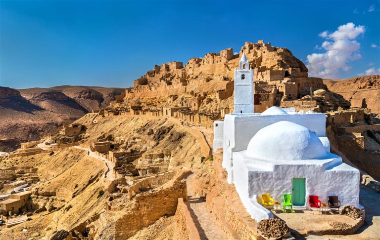 Le Sud Tunisien est une région fascinante qui offre une diversité de paysages à couper le souffle, des déserts de sable doré aux oasis verdoyantes. Pour ceux qui recherchent une aventure authentique, un circuit dans le Sud Tunisien en 2024 est une opportunité à ne pas manquer. Cet article vous propose une immersion complète dans cette région, en vous fournissant une description détaillée et un itinéraire de trois jours pour explorer le Sud Tunisien. Sud Tunisien : Une Aventure au Coeur du Désert Le Sud Tunisien est connu pour ses vastes étendues désertiques et ses paysages pittoresques. C’est une destination parfaite pour les amateurs de nature et d'aventure. Les dunes de sable de l’Erg Oriental, les montagnes du Dahar, et les oasis cachées sont autant de trésors à découvrir. Jour 1 : De Tozeur à Douz, la Porte du Désert Votre circuit commence à Tozeur, une ville célèbre pour sa palmeraie et son architecture unique en briques de terre. Une promenade à travers les ruelles étroites de la médina de Tozeur vous plongera dans l’atmosphère authentique de cette région. Après avoir exploré Tozeur, vous vous dirigerez vers Douz, connue comme la "Porte du Désert". Sur la route, faites un arrêt à Nefta, une autre oasis magnifique. Nefta est souvent appelée la "Corbeille de Nefta" en raison de sa forme et de ses nombreuses sources d'eau. Une visite de cette oasis vous permettra d’admirer ses palmiers majestueux et de déguster des dattes fraîches. À Douz, ne manquez pas le marché hebdomadaire où vous pourrez découvrir l’artisanat local et les produits traditionnels. En fin de journée, profitez d’une balade à dos de chameau dans les dunes pour admirer le coucher du soleil. Jour 2 : Ksar Ghilane et l’Oasis Perdue Le deuxième jour de votre circuit vous mènera à Ksar Ghilane, une oasis isolée au cœur du désert. Cette oasis est célèbre pour sa source d'eau chaude naturelle où vous pourrez vous baigner et vous détendre. Le contraste entre le désert aride et l'oasis verdoyante est saisissant et offre un spectacle visuel incroyable. Sur la route de Ksar Ghilane, vous aurez l'occasion de visiter des ksour, des greniers fortifiés typiques de la région. Ces structures historiques témoignent de l’ingéniosité des habitants pour stocker leurs récoltes à l’abri des pillards. Jour 3 : Matmata et les Maisons Troglodytes Votre troisième jour commence par une visite de Matmata, célèbre pour ses maisons troglodytes. Ces habitations souterraines ont été creusées dans la roche pour offrir une protection contre les températures extrêmes du désert. Une visite chez une famille locale vous permettra de découvrir ce mode de vie unique et de goûter à la cuisine traditionnelle tunisienne. Après Matmata, continuez vers Tataouine, une ville qui a donné son nom à la planète Tatooine dans Star Wars. Les alentours de Tataouine abritent des ksour impressionnants, tels que Ksar Ouled Soltane et Ksar Hadada, qui méritent une visite. Description d'une Oasis dans le Sud Tunisien Les oasis du Sud Tunisien sont de véritables havres de paix au milieu du désert. Chaque oasis possède son charme unique, avec des palmeraies luxuriantes, des sources d'eau naturelles et des villages pittoresques. L'oasis de Chebika, par exemple, est nichée au pied des montagnes et offre des vues panoramiques époustouflantes. En parcourant les sentiers de cette oasis, vous découvrirez des cascades cachées et des bassins d'eau cristalline. Les habitants des oasis vivent en harmonie avec leur environnement, cultivant des palmiers dattiers, des oliviers et des grenadiers. La production de dattes est une activité économique essentielle dans cette région, et vous pourrez déguster différentes variétés de ce fruit délicieux lors de votre visite. Sud Tunisien en Arabe : Découverte Culturelle et Linguistique Explorer le Sud Tunisien, c’est aussi s’immerger dans la culture et la langue locales. La langue arabe, parlée dans toute la Tunisie, prend des nuances particulières dans cette région. Les habitants sont connus pour leur hospitalité et leur générosité, et ils seront ravis de partager avec vous leur mode de vie et leurs traditions. Lors de vos interactions avec les locaux, vous pourrez apprendre quelques expressions arabes qui vous aideront à mieux comprendre et apprécier la culture du Sud Tunisien. N'hésitez pas à participer aux activités locales, comme la préparation du couscous ou la fabrication de tapis traditionnels, pour une expérience encore plus enrichissante. Conclusion : Un Circuit Inoubliable dans le Sud Tunisien Le Sud Tunisien est une destination qui promet des souvenirs inoubliables. Que vous soyez attiré par les paysages désertiques, les oasis verdoyantes, ou les richesses culturelles, un circuit dans cette région vous offrira une expérience unique et authentique. Préparez votre voyage pour 2024 et partez à la découverte des trésors cachés du Sud Tunisien.