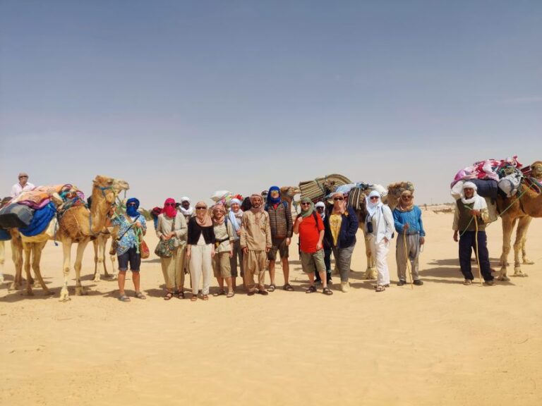 L'hiver approche et vous cherchez une destination hors du commun pour vos vacances ? Pourquoi ne pas opter pour le Sahara tunisien ? Avec ses paysages à couper le souffle et ses activités uniques, le Sahara est l'endroit idéal pour une escapade hivernale. Grâce à www.sudtunisie.com, vous pouvez organiser votre séjour en toute simplicité et profiter de services de qualité pour une expérience inoubliable. Pourquoi Choisir le Sahara Tunisien pour vos Vacances d'Hiver ? Le Sahara tunisien offre une évasion parfaite loin du froid et du quotidien. Voici quelques raisons pour lesquelles cette destination est idéale en hiver. Un Climat Idéal En hiver, le climat du Sahara tunisien est doux et agréable, avec des températures qui varient entre 15 et 25 degrés. C'est la saison parfaite pour explorer le désert sans souffrir de la chaleur accablante de l'été. Les journées ensoleillées et les nuits fraîches créent un cadre idéal pour toutes sortes d'activités en plein air. Des Paysages Époustouflants Le Sahara tunisien est célèbre pour ses vastes étendues de dunes dorées, ses oasis verdoyantes et ses formations rocheuses impressionnantes. Chaque coin de cette région révèle des merveilles naturelles qui vous laisseront sans voix. Que ce soit au lever ou au coucher du soleil, les couleurs du désert sont tout simplement magiques. Une Expérience Culturelle Authentique Le Sahara est aussi riche en culture et en histoire. En visitant les villages berbères, vous aurez l'occasion de découvrir un mode de vie traditionnel et d'échanger avec les habitants. Les souks animés, les festivals locaux et les visites des ksour (châteaux du désert) sont autant d'occasions d'en apprendre plus sur la culture saharienne. Les Meilleures Activités à Faire dans le Sahara Tunisien Votre séjour dans le Sahara tunisien sera rempli d'aventures et de découvertes. Voici quelques activités incontournables. Excursions en 4x4 dans le Désert Les excursions en 4x4 sont une manière passionnante de découvrir le désert. Avec des guides expérimentés, vous traverserez les dunes, visiterez les oasis et découvrirez des sites cachés loin des routes touristiques. C'est une aventure palpitante qui vous permettra de voir le Sahara sous un autre angle. Randonnées à Dos de Chameau Pour une immersion totale dans l'atmosphère du désert, rien de tel qu'une randonnée à dos de chameau. Ce mode de transport traditionnel vous permettra de vous déplacer au rythme du désert, en profitant du calme et de la beauté des paysages. C'est une expérience unique et apaisante qui vous rapprochera de la nature. Nuits sous les Étoiles Passer une nuit sous les étoiles dans le désert est une expérience inoubliable. Les campements dans le désert sont bien équipés et offrent tout le confort nécessaire. Imaginez-vous autour d'un feu de camp, dégustant un repas traditionnel et écoutant les histoires du désert racontées par votre guide. Le ciel étoilé du Sahara est d'une beauté exceptionnelle, loin de toute pollution lumineuse. Organisez votre Séjour avec www.sudtunisie.com Pour que votre séjour dans le Sahara tunisien soit parfait, faites confiance à www.sudtunisie.com. Ce site offre des services de qualité et des expériences sur mesure pour répondre à toutes vos attentes. Des Circuits Personnalisés Avec www.sudtunisie.com, vous pouvez choisir parmi une variété de circuits personnalisés. Que vous souhaitiez explorer les dunes en 4x4, faire une randonnée à dos de chameau ou visiter les villages berbères, il y a un circuit adapté à vos envies. Les guides sont des experts locaux qui connaissent parfaitement la région et vous feront découvrir des endroits secrets et authentiques. Réservation Facile et Sécurisée Réserver votre séjour avec www.sudtunisie.com est simple et sécurisé. Le site propose une interface conviviale qui vous permet de sélectionner vos dates, vos activités et votre hébergement en quelques clics. Vous bénéficiez également d'un service client réactif qui répond à toutes vos questions et vous aide à planifier votre voyage dans les moindres détails. Des Hébergements de Qualité Que vous préfériez le confort d'un hôtel de charme ou l'aventure d'un campement dans le désert, www.sudtunisie.com propose des hébergements pour tous les goûts. Les hôtels offrent des services de qualité avec des chambres confortables, des restaurants proposant des plats locaux et des piscines pour vous détendre après une journée d'exploration. Les campements dans le désert sont équipés de tentes confortables, de sanitaires modernes et d'espaces communs pour partager des moments conviviaux. Vivez des Vacances d'Hiver Inoubliables En choisissant le Sahara tunisien pour vos vacances d'hiver, vous optez pour une destination unique et pleine de surprises. Grâce à www.sudtunisie.com, vous pouvez organiser un séjour sur mesure qui répond à toutes vos attentes. Que vous soyez en quête d'aventure, de détente ou de découvertes culturelles, le Sahara a tout pour vous séduire. Alors n'attendez plus, réservez vite et préparez-vous à vivre des moments inoubliables au cœur du désert.