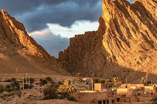 Plonger au cœur du désert du Sahara, c'est s'immerger dans une expérience unique, où les paysages infinis de dunes dorées se mêlent à la culture authentique des nomades. Le Sahara tunisien, ce joyau caché, vous promet des moments de contemplation et d'évasion que vous ne trouverez nulle part ailleurs. Que vous soyez en quête d’aventure ou simplement désireux de découvrir un autre visage de la Tunisie, un circuit désert Sahara est la réponse à vos envies d'évasion. Pourquoi Choisir une Excursion dans le Désert du Sahara ? Le Sahara, avec son immensité et sa beauté, est un lieu qui captive l'imagination. Mais pourquoi choisir de faire une excursion dans ce désert mythique plutôt que de profiter des plages tunisiennes ou des ruelles historiques de ses villes ? La réponse est simple : le désert du Sahara offre une déconnexion totale, un retour aux sources, loin du bruit et de l'agitation de la vie quotidienne. En optant pour un circuit dans le Sahara tunisien, vous aurez l’opportunité d'explorer des paysages à couper le souffle : des dunes de sable à perte de vue, des oasis verdoyantes nichées au cœur de nulle part, et des couchers de soleil qui illuminent le ciel d'une palette de couleurs extraordinaires. De plus, ces excursions vous permettent de vous plonger dans la culture berbère, de partager un thé sous une tente nomade, et de découvrir des modes de vie ancestraux qui ont traversé les siècles. Les Meilleurs Circuits dans le Sahara Tunisien Il existe une multitude de circuits pour découvrir le Sahara tunisien, chacun offrant une expérience unique adaptée à vos envies et à votre niveau d’aventure. Parmi les plus prisés, on retrouve le circuit Tozeur – Douz – Ksar Ghilane, un itinéraire incontournable pour ceux qui souhaitent explorer les principales merveilles du sud tunisien. Tozeur : Connue pour ses oasis et sa médina pittoresque, Tozeur est la porte d'entrée du désert. Vous y découvrirez des palmeraies luxuriantes, des ksour (villages fortifiés) et le fameux Chott el-Jérid, un immense lac salé qui s’étend à perte de vue. Douz : Surnommée la "Porte du désert", Douz est l'endroit idéal pour une randonnée à dos de dromadaire. Ici, vous aurez l’impression d’être transporté dans un autre monde, où le temps semble s’être arrêté. Le Festival international du Sahara qui s'y tient chaque année est un événement à ne pas manquer pour découvrir les traditions nomades. Ksar Ghilane : Véritable oasis de tranquillité, Ksar Ghilane est l'une des oasis les plus méridionales de la Tunisie. C’est le lieu parfait pour se détendre dans une source d'eau chaude naturelle après une journée d’exploration dans le désert. Les amateurs d'histoire pourront aussi visiter les ruines romaines du fort de Tisavar, situées à proximité. Comment Préparer Votre Circuit dans le Sahara ? Avant de partir à l'aventure, il est essentiel de bien se préparer pour profiter pleinement de votre circuit dans le Sahara tunisien. Voici quelques conseils pour faire de votre excursion une réussite : Choisissez le bon moment : Les mois d'octobre à avril sont idéaux pour visiter le Sahara, car les températures sont plus clémentes. En été, la chaleur peut être accablante. Préparez-vous physiquement : Même si les circuits sont adaptés à tous les niveaux, le désert reste un environnement exigeant. Une bonne condition physique est un atout pour profiter pleinement des randonnées. Optez pour un guide local : Pour une immersion totale et en toute sécurité, rien ne vaut l'accompagnement d’un guide local qui connaît les secrets du désert. Il pourra vous emmener hors des sentiers battus et vous faire découvrir des lieux inaccessibles autrement. N'oubliez pas l'équipement essentiel : Prévoyez des vêtements légers mais couvrants, une protection solaire efficace, et surtout, n’oubliez pas de prendre suffisamment d’eau. Un Voyage qui Laisse des Traces Un circuit désert Sahara tunisien n'est pas simplement une excursion, c'est une expérience qui marque à jamais. Le silence du désert, les nuits étoilées, et la convivialité des nomades que vous rencontrerez feront de ce voyage un souvenir impérissable. En conclusion, que vous soyez un aventurier en quête de défis ou un voyageur en quête de sérénité, le Sahara tunisien a quelque chose à offrir à chacun. C'est un voyage dans le temps, une immersion dans la nature brute et la culture ancestrale de la Tunisie. Alors, prêt à partir à l'aventure ?