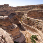 Explorer le désert du Sahara tunisien est une aventure à couper le souffle, mais choisir un circuit privé en voiture avec guide chauffeur élève cette expérience à un niveau supérieur de confort et de personnalisation. Imaginez-vous traversant les dunes dorées du Sahara à bord d'une voiture de luxe, avec un guide expert qui vous dévoile les secrets les mieux gardés du désert. Ce type de circuit offre une immersion totale dans l'immensité du Sahara, tout en garantissant un voyage agréable et sans tracas. Les avantages d’un circuit privé avec voiture et guide dans le Sahara Opter pour un circuit privé avec voiture et guide dans le Sahara tunisien, c’est choisir l’exclusivité et le confort. Dès le début de votre aventure, vous bénéficiez d'un service totalement personnalisé. Vous ne partagez pas votre véhicule avec d'autres touristes, vous êtes libre de définir votre itinéraire avec votre guide, et vous avez toute l’attention nécessaire pour vous garantir une expérience exceptionnelle. Voyager en voiture privée offre une flexibilité inégalée. Contrairement aux circuits en groupe, vous pouvez adapter votre voyage selon vos envies et vos besoins. Que vous souhaitiez passer plus de temps à explorer une oasis particulière ou vous arrêter pour admirer le coucher de soleil sur les dunes, votre guide et chauffeur sont là pour répondre à vos souhaits. De plus, la voiture est équipée pour garantir votre confort, avec des sièges spacieux, la climatisation et tout le nécessaire pour un voyage agréable. Découverte du Sahara avec un guide expert Un guide chauffeur dans le désert du Sahara est bien plus qu’un simple conducteur. C’est un expert local qui connaît chaque recoin du désert et peut vous offrir une perspective unique sur cette région fascinante. Grâce à ses connaissances approfondies, il vous fera découvrir des lieux hors des sentiers battus et partagera avec vous des histoires fascinantes sur la culture et les traditions sahariennes. Votre guide peut également organiser des activités spécifiques en fonction de vos intérêts. Que vous souhaitiez faire une balade en dromadaire, visiter des ksour traditionnels ou explorer des villages berbères, il saura adapter le programme pour vous offrir une expérience sur mesure. En plus de vous guider, il veillera à ce que vous profitiez pleinement de chaque moment, en vous fournissant des informations et des anecdotes qui enrichiront votre voyage. Les points forts d’un véhicule privé dans le désert Voyager en voiture privée dans le désert tunisien présente de nombreux avantages. Tout d’abord, la confort de votre véhicule est primordial. Les voitures utilisées pour ces circuits sont spécialement conçues pour les conditions désertiques, avec des suspensions robustes et des équipements de confort tels que la climatisation. Vous pouvez ainsi profiter de votre voyage sans être dérangé par la chaleur ou les secousses des terrains accidentés. De plus, le véhicule est équipé pour assurer votre sécurité tout au long du voyage. Vous avez l’assurance que vous voyagez dans un véhicule fiable, entretenu et adapté aux conditions du désert. La conduite est effectuée par des professionnels expérimentés qui connaissent parfaitement les routes et les pistes du Sahara, ce qui vous permet de vous concentrer sur la découverte et l’admiration des paysages. Réservez votre circuit privé dès maintenant Pour vivre une aventure de luxe dans le désert tunisien, réservez dès maintenant votre circuit privé en voiture avec guide chauffeur. Obtenez un devis gratuit et personnalisez votre voyage en visitant www.sudtunisie.com. Ce site propose des circuits adaptés à vos besoins, avec des options flexibles pour faire de votre séjour une expérience unique. Pour voir les différents circuits disponibles et choisir celui qui vous convient le mieux, consultez notre page de circuits dans le désert. Chaque circuit est conçu pour offrir une expérience exclusive et mémorable, avec tout le confort et le luxe que vous méritez. Le désert du Sahara tunisien vous attend avec ses paysages grandioses et son atmosphère envoûtante. Avec un circuit privé en voiture et guide chauffeur, vous bénéficiez d’une expérience de voyage inégalée, où chaque moment est dédié à votre confort et à votre satisfaction. Ne manquez pas cette opportunité de découvrir le Sahara sous son meilleur jour.