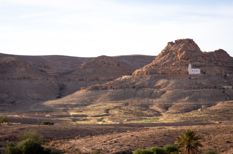 Découvrez le charme authentique du désert du Sahara Sud Tunisien à travers un circuit privé en taxi Uber économique, accompagné d'un guide chauffeur. Cette formule vous permet de vivre une aventure inoubliable tout en bénéficiant d'un confort et d'une flexibilité remarquables, sans pour autant vous ruiner. Un circuit privé adapté à votre budget Lorsque vous optez pour un circuit privé en taxi Uber dans le désert tunisien, vous bénéficiez de nombreux avantages sans compromettre votre budget. Contrairement aux circuits organisés en groupe, vous avez la liberté de personnaliser votre itinéraire en fonction de vos envies et de vos intérêts, tout en contrôlant vos dépenses. Vous pouvez ainsi explorer les merveilles du Sahara tout en respectant vos limites financières. Notre offre de circuits privés est spécialement conçue pour être accessible à un large éventail de budgets. Les taxi Uber utilisés pour ces excursions sont non seulement économiques, mais aussi bien entretenus pour assurer votre confort tout au long de votre voyage. De plus, vous n’aurez pas à vous soucier des coûts imprévus : tout est transparent dès le départ. Le confort d’un voyage en taxi Uber Voyager en taxi Uber dans le désert vous garantit un confort optimal. Les véhicules sont équipés pour faire face aux conditions difficiles du Sahara tout en vous offrant un espace agréable pour vous détendre. La climatisation, essentielle pour affronter la chaleur du désert, est disponible dans tous les véhicules, et les sièges sont conçus pour votre confort. En plus du confort physique, vous bénéficiez de la tranquillité d’esprit grâce à la compétence de nos chauffeurs. Habitués à conduire dans des environnements variés, ils assurent une conduite sécurisée tout en vous permettant de profiter pleinement des paysages à couper le souffle du désert. L’expertise d’un guide chauffeur pour une découverte enrichissante Un des grands avantages de notre circuit privé est la présence d’un guide chauffeur expert. Ce professionnel connaît parfaitement le désert et ses secrets, et est là pour enrichir votre expérience. Grâce à ses connaissances, il vous fera découvrir les sites les plus fascinants et partagera avec vous des histoires et des traditions locales. Votre guide est également là pour répondre à vos questions et ajuster le parcours en fonction de vos intérêts. Que vous soyez passionné par l’histoire, la culture ou simplement à la recherche de paysages incroyables, il saura personnaliser votre expérience pour qu'elle soit inoubliable. Réservez dès maintenant et préparez votre aventure Pour organiser votre excursion privée en taxi Uber avec guide chauffeur dans le désert du Sahara Sud Tunisien, il vous suffit de visiter notre page de devis gratuit. Vous y trouverez toutes les informations nécessaires pour personnaliser votre voyage et obtenir un devis adapté à votre budget. Nous vous invitons également à consulter nos différents circuits disponibles pour choisir celui qui correspond le mieux à vos attentes. Chaque circuit est conçu pour offrir une immersion totale dans la beauté et la culture du Sahara, tout en garantissant un confort et une sécurité maximaux. Le désert du Sahara Sud Tunisien vous attend avec ses paysages majestueux et ses trésors cachés. Optez pour un circuit privé en taxi Uber avec guide chauffeur pour vivre une aventure sur mesure, alliant confort, découverte et prix abordable. Réservez dès maintenant pour ne pas manquer cette expérience unique !