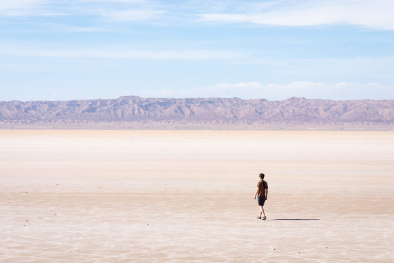 Envie d’un dépaysement total ? Rien de tel qu’une excursion dans le désert du Sahara tunisien pour découvrir des paysages à couper le souffle et vivre une expérience inoubliable. Ce vaste désert, avec ses dunes dorées et ses oasis cachées, est l’endroit idéal pour une aventure authentique loin du tumulte quotidien. Que vous soyez un amateur de grands espaces ou un aventurier dans l’âme, le Sahara tunisien vous promet des moments magiques. Pourquoi choisir un circuit dans le Sahara tunisien ? Partir à l’aventure dans le Sahara tunisien, c’est bien plus que de simples vacances. C’est une immersion totale dans un univers de sable et de silence, où chaque instant est un véritable spectacle pour les yeux. Vous serez éblouis par la beauté brute du désert, ses couleurs changeantes et ses cieux étoilés. Mais ce n’est pas tout ! Une excursion dans le Sahara, c’est aussi l’occasion de découvrir la culture locale, de rencontrer les habitants des villages nomades, et de plonger dans l’histoire fascinante des ksour, ces anciens greniers fortifiés. Choisir un circuit avec une agence reconnue, comme sudtunisie.com, c’est l’assurance d’une organisation sans faille et d’un accompagnement personnalisé. Vous pouvez ainsi profiter pleinement de votre aventure, sans vous soucier des détails logistiques. Les étapes incontournables d’un circuit dans le désert tunisien Lorsqu’on parle d’un circuit dans le Sahara tunisien, certaines étapes sont incontournables. Douz, surnommée la "porte du désert", est souvent le point de départ des excursions. Cette ville animée est le lieu idéal pour s’imprégner de l’ambiance saharienne et se préparer à l’immensité qui vous attend. De là, vous pouvez partir à la découverte du Chott el-Jérid, un vaste lac salé qui scintille sous le soleil, offrant un spectacle unique. Une autre étape à ne pas manquer est Ksar Ghilane, une oasis nichée au cœur des dunes. Ici, après une journée d’exploration, vous pourrez vous relaxer dans les eaux thermales naturelles, un véritable luxe au milieu du désert. Pour les amateurs de paysages insolites, Matmata est un passage obligé. Ce village est célèbre pour ses habitations troglodytes, creusées dans la roche, où les habitants vivent encore aujourd’hui. Ces maisons offrent une fraîcheur agréable, idéale pour se reposer après une journée sous le soleil saharien. Pour les plus aventureux, une randonnée à dos de dromadaire ou en 4x4 à travers les dunes est une expérience incontournable. Imaginez-vous traversant ces vastes étendues de sable, avec pour seule compagnie le bruit du vent et le cri des faucons. Vous pourrez même pousser l’aventure jusqu’à Tataouine, célèbre pour ses paysages lunaires et ses anciens ksour berbères, qui semblent surgir d’un autre temps. Bien préparer son excursion dans le Sahara tunisien Avant de vous lancer dans cette aventure, il est essentiel de bien vous préparer. Le choix du circuit est primordial pour s’assurer d’une expérience réussie. Sudtunisie.com propose une gamme variée de circuits, adaptés à tous les niveaux et à toutes les envies. Que vous soyez à la recherche d’une courte escapade ou d’un séjour prolongé au cœur du désert, vous trouverez forcément l’option qui vous convient. L’équipement est également un point clé. Le désert peut être un environnement exigeant, avec des températures extrêmes. Pensez à emporter des vêtements légers mais couvrants pour vous protéger du soleil, ainsi qu’un chapeau et des lunettes de soleil. N’oubliez pas de prendre des vêtements chauds pour les nuits, car les températures peuvent chuter drastiquement. Et surtout, n’oubliez pas l’eau ! Rester hydraté est crucial dans cet environnement aride. Pour profiter au maximum de votre circuit, il est recommandé de partir avec un guide local. Non seulement il connaît parfaitement le terrain, mais il peut également enrichir votre expérience avec des anecdotes et des informations sur la culture et l’histoire locales. De plus, un guide vous assure une aventure en toute sécurité, vous permettant de vous concentrer sur la découverte et l’émerveillement. Un voyage inoubliable au cœur du désert tunisien Le Sahara tunisien est bien plus qu’un simple désert. C’est une terre de mystères, de légendes et de beautés naturelles inégalées. Chaque lever de soleil, chaque rencontre, chaque instant passé dans ce cadre majestueux reste gravé dans la mémoire. C’est une expérience qui transforme, qui apaise l’esprit et émerveille l’âme. Si vous êtes prêt à vivre une aventure hors du commun, à vous laisser porter par le rythme du désert, alors il est temps de réserver votre circuit. Le Sahara tunisien vous attend, avec ses secrets, ses paysages grandioses, et ses cieux étoilés. Alors n’attendez plus, laissez-vous tenter par cette aventure unique et découvrez la magie du désert.