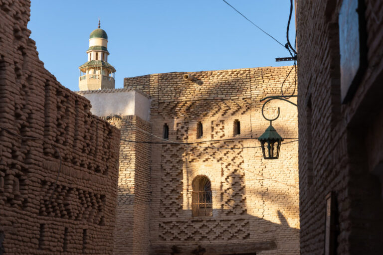 Quand on parle d’exploration du Sahara tunisien, on imagine immédiatement les vastes étendues de sable doré, les oasis cachées, et les cieux étoilés qui s’étendent à l’infini. Mais si vous cherchez une expérience encore plus exclusive, pourquoi ne pas opter pour un circuit Top Privé VIP dans le désert ? C’est l’occasion de vivre l’aventure saharienne dans des conditions de confort et de luxe inégalées, loin des sentiers battus et des foules touristiques. Une aventure saharienne exclusive et sur-mesure Avec un circuit Top Privé VIP, tout est pensé pour que votre expérience soit unique et adaptée à vos envies. Imaginez-vous parcourant le désert à bord d’un 4x4 tout confort, accompagné d’un guide personnel qui connaît chaque recoin de cette vaste étendue. Vous choisissez les étapes de votre circuit, les activités, et même les moments de détente. Que vous souhaitiez découvrir des sites emblématiques comme Douz, Matmata ou Ksar Ghilane, ou explorer des zones moins connues, tout est possible. Ce type de circuit vous offre une immersion totale dans le Sahara, mais avec un niveau de confort exceptionnel. Les camps installés spécialement pour vous sont équipés de tentes luxueuses, où chaque détail est pensé pour votre bien-être. C’est une expérience où le raffinement rencontre l’aventure, où chaque instant est une découverte, sans jamais sacrifier votre confort. Pourquoi choisir un circuit VIP dans le Sahara tunisien ? Le Sahara est un lieu magique, mais il peut aussi être exigeant. Opter pour un circuit Top Privé VIP, c’est faire le choix de l’exclusivité et du confort. Vous êtes loin des circuits touristiques traditionnels, avec une équipe dédiée qui s’assure que chaque moment passé dans le désert soit exceptionnel. Vous souhaitez passer une soirée privée sous les étoiles, loin de toute civilisation ? C’est possible. Vous avez envie de goûter à la gastronomie locale, préparée par un chef rien que pour vous, au cœur du désert ? C’est aussi possible. Avec un circuit VIP, vous avez le luxe de personnaliser chaque aspect de votre voyage. Les points forts d’un circuit VIP dans le Sahara Un circuit Top Privé VIP dans le désert tunisien vous permet de découvrir les merveilles du Sahara tout en bénéficiant d’un traitement d’exception. Voici quelques points forts de ce type de circuit : Des itinéraires personnalisés : Vous choisissez vos destinations, qu’il s’agisse des oasis de Ksar Ghilane, du lac salé de Chott el-Jérid, ou des habitations troglodytes de Matmata. Un confort absolu : Hébergement en tentes luxueuses, climatisation, salles de bain privées, et service de restauration haut de gamme. Des activités exclusives : Balade en dromadaire au coucher du soleil, découverte des ksour avec un guide privé, ou encore observation des étoiles avec un expert. Un service personnalisé : Votre guide est à votre disposition pour adapter le programme selon vos envies, que ce soit pour explorer davantage ou simplement profiter du calme du désert. Ce type de circuit vous permet de vivre une expérience saharienne inoubliable, tout en ayant la liberté de personnaliser chaque détail selon vos préférences. Réservez votre circuit VIP dès maintenant Prêt à vivre l’expérience ultime dans le Sahara tunisien ? N’attendez plus pour réserver votre circuit Top Privé VIP et plongez dans une aventure que vous n’oublierez jamais. Chaque aspect de votre voyage est pris en charge par une équipe dédiée, pour que vous puissiez vous concentrer uniquement sur la beauté du désert. Pour obtenir un devis gratuit et commencer à planifier votre circuit, visitez https://sudtunisie.com/devis-voyage-desert-sud-tunisie-vacances-pas-cher-tunisie-sahara-tunisie. Découvrez également les autres circuits disponibles sur https://sudtunisie.com/voyage/circuits-desert et laissez-vous tenter par l’aventure saharienne la plus exclusive qui soit. Que vous soyez un voyageur aguerri ou simplement à la recherche d’une expérience unique, un circuit VIP dans le désert tunisien vous promet des souvenirs inoubliables, dans un cadre exceptionnel où chaque détail est pensé pour votre confort et votre plaisir.