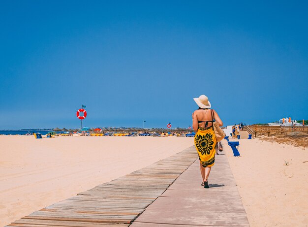 Vous rêvez d'une aventure au cœur du Sud tunisien ? Imaginez-vous parcourir les vastes étendues du désert, découvrir des villages berbères authentiques, et vous émerveiller devant des paysages à couper le souffle. Avec notre agence en ligne, vous pouvez vivre cette expérience unique en quelques clics seulement, et le tout avec un devis gratuit ! Voici comment nous pouvons vous aider à réaliser ce rêve. Pourquoi choisir notre agence pour votre excursion dans le Sud tunisien ? Organiser une excursion dans le Sud tunisien n'a jamais été aussi simple grâce à notre agence en ligne. Nous mettons un point d'honneur à vous offrir une expérience personnalisée et sans stress. En choisissant notre service, vous bénéficiez d'une équipe de professionnels passionnés par cette région unique de la Tunisie, prêts à vous concocter un itinéraire sur mesure. De plus, notre plateforme est conçue pour être intuitive et facile d'utilisation. En quelques étapes simples, vous pouvez sélectionner l'excursion qui vous intéresse, demander un devis gratuit, et finaliser votre réservation. Pas de mauvaises surprises, pas de frais cachés – juste une aventure inoubliable dans le Sud tunisien. Comment obtenir un devis gratuit pour votre excursion ? Obtenir un devis gratuit pour votre excursion est un jeu d'enfant. Il vous suffit de visiter notre site et de parcourir nos différentes options de circuits. Une fois que vous avez trouvé l'excursion qui vous séduit, vous pouvez demander un devis en ligne en renseignant quelques informations simples. Nous prenons en compte vos préférences, votre budget, et le nombre de participants pour vous fournir une estimation claire et transparente. Notre devis gratuit vous permet de planifier votre voyage en toute tranquillité. Vous saurez exactement ce que vous payez, et pourrez ajuster votre excursion selon vos envies et vos besoins. C'est une solution pratique pour ceux qui veulent un maximum de flexibilité dans l'organisation de leur aventure. Les incontournables du Sud tunisien à ne pas manquer Le Sud tunisien regorge de trésors naturels et culturels que vous ne voudrez pas manquer. Voici quelques-uns des sites les plus emblématiques que nous vous recommandons d'inclure dans votre excursion : 1. Les dunes du Sahara : Un voyage dans le Sud tunisien ne serait pas complet sans une visite des dunes majestueuses du Sahara. Que ce soit à dos de chameau ou en 4x4, l'exploration de ce désert mythique est une expérience inoubliable. Vous aurez l'occasion de contempler des paysages d'une beauté sauvage, où le silence règne en maître. 2. Les oasis : Nichées au cœur du désert, les oasis comme Tozeur ou Ksar Ghilane sont des havres de paix où la nature reprend ses droits. Ces lieux paradisiaques, avec leurs palmeraies luxuriantes et leurs sources d'eau douce, offrent un contraste saisissant avec l'aridité des environs. 3. Les villages berbères : Pour une immersion totale dans la culture locale, une visite des villages berbères est incontournable. Des lieux comme Matmata, avec ses habitations troglodytiques, vous plongeront dans un univers à part, où le temps semble s'être arrêté. 4. Les sites archéologiques : Le Sud tunisien abrite également des sites archéologiques fascinants, tels que les ruines romaines de Dougga ou le site de Tamezret. Ces vestiges témoignent d'une histoire riche et complexe, à découvrir absolument lors de votre excursion. Conseils pour bien préparer votre excursion dans le Sud tunisien Pour profiter pleinement de votre excursion dans le Sud tunisien, voici quelques conseils pratiques : 1. Bien choisir la période de voyage : Le climat du Sud tunisien peut être extrême, avec des températures très élevées en été. Les périodes idéales pour visiter sont le printemps et l'automne, où les températures sont plus clémentes et les paysages encore plus magnifiques. 2. Prévoir l'équipement nécessaire : En fonction des activités que vous prévoyez, assurez-vous d'emporter les vêtements appropriés (légers pour la journée, plus chauds pour la nuit dans le désert), de bonnes chaussures de marche, et bien sûr, votre appareil photo pour capturer ces moments inoubliables. 3. Se renseigner sur les coutumes locales : Le Sud tunisien est une région riche en traditions. Respecter les coutumes locales, notamment en matière de tenue vestimentaire et de comportement, est essentiel pour vivre une expérience authentique et respectueuse. En suivant ces conseils et en faisant confiance à notre agence en ligne, vous êtes assuré de vivre une excursion dans le Sud tunisien qui dépassera toutes vos attentes. Avec notre devis gratuit, la porte de cette aventure unique vous est grande ouverte. Il ne vous reste plus qu'à faire vos bagages et à vous préparer pour une expérience mémorable !