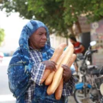 Si vous rêvez d'une aventure unique sans casser votre tirelire, l’excursion pas chère dans le Sud tunisien est faite pour vous. Le Sud de la Tunisie est une région fascinante, connue pour son vaste désert du Sahara, ses villages traditionnels et ses paysages à couper le souffle. Que vous soyez en quête d'une immersion culturelle ou d'une escapade nature, il est tout à fait possible de vivre cette expérience sans dépenser une fortune. Dans cet article, nous vous dévoilons les meilleurs conseils et astuces pour profiter d’une excursion Sud Tunisie pas cher, sans compromettre sur la qualité de l’expérience. Pourquoi une Excursion dans le Sud de la Tunisie est-elle si Spéciale ? Le Sud tunisien est un véritable trésor de nature et de culture. Ici, le désert du Sahara règne en maître avec ses dunes dorées, ses oasis luxuriantes et ses villages berbères qui semblent tout droit sortis d’un autre temps. Une excursion dans cette région permet de découvrir un patrimoine historique et naturel unique, loin des circuits touristiques classiques. Parmi les points forts d'une excursion dans le Sud, on retrouve la ville de Douz, souvent appelée la "porte du désert", les vastes plaines salées du Chott el-Jérid, et les villages troglodytes de Matmata, où des scènes iconiques de Star Wars ont été tournées. Ces lieux emblématiques sont accessibles même avec un budget limité, vous permettant de profiter pleinement de votre aventure dans le désert. Les Astuces pour une Excursion Pas Chère dans le Sud Tunisien Choisissez la Basse Saison pour Voyager Si vous voulez réduire considérablement le coût de votre voyage, optez pour la basse saison. Les mois de mai à septembre sont généralement moins prisés par les touristes, ce qui signifie que les prix des hébergements, des circuits et des activités sont bien plus abordables. De plus, vous bénéficierez d’une tranquillité absolue pour découvrir les merveilles du désert sans la foule. En basse saison, il est aussi plus facile de négocier les tarifs des excursions en 4x4, des balades à dos de chameau ou encore des nuitées dans des campements bédouins. Réservez une Excursion Groupée Une des meilleures façons de faire des économies lors d’une excursion dans le Sud tunisien est de choisir une excursion groupée. En partageant les frais de transport et d’hébergement avec d’autres voyageurs, vous pouvez accéder à des circuits complets à prix réduit tout en profitant de l’expertise de guides locaux. Ces excursions incluent souvent la visite des principaux sites comme Douz, Matmata et le Chott el-Jérid, tout en vous permettant d’économiser sur les frais logistiques. De nombreuses agences locales proposent des offres spéciales pour les groupes, notamment pendant les festivals ou les événements culturels dans la région. Consultez des sites comme www.sudtunisie.com pour trouver des offres adaptées à votre budget. Privilégiez les Hébergements Locaux Pour économiser sur votre budget logement, oubliez les hôtels de luxe et optez pour des hébergements locaux comme les gîtes traditionnels, les auberges ou même les maisons d’hôtes. Ces types d’hébergements sont non seulement moins chers, mais ils vous offrent également l’opportunité de vivre une expérience plus authentique et de vous rapprocher des habitants. De plus, certaines auberges et campements bédouins proposent des forfaits tout compris qui incluent la nuitée, les repas, et des activités comme la randonnée dans le désert ou les balades à dos de dromadaire. Optez pour les Moyens de Transport Économiques Pour vous déplacer dans le Sud tunisien sans exploser votre budget, privilégiez les transports en commun ou les taxis collectifs. Les bus locaux, qui relient les principales villes comme Tozeur, Douz, et Tataouine, sont une excellente solution pour réduire vos frais de transport. Si vous préférez une plus grande liberté, il est aussi possible de louer une voiture à moindre coût en Tunisie, surtout si vous la partagez avec d'autres voyageurs. Les Activités à Ne Pas Manquer lors de votre Excursion Pas Chère Découverte du Chott el-Jérid : Une Étendue Saline Surréaliste Le Chott el-Jérid est l’un des plus grands lacs salés d’Afrique et un des sites les plus étonnants à visiter dans le Sud tunisien. Cet immense désert de sel s’étend à perte de vue et, avec un peu de chance, vous pourrez y observer des mirages, des reflets qui trompent l’œil en créant des illusions d’eau. Ce lieu est magique au lever et au coucher du soleil, lorsque les teintes chaudes se reflètent sur les cristaux de sel, créant un paysage presque lunaire. L’accès au Chott el-Jérid est généralement gratuit, et une simple excursion en voiture ou en bus suffit pour admirer cet incroyable phénomène naturel. Matmata : Plongée dans l'Histoire des Maisons Troglodytes Le village berbère de Matmata est un autre incontournable, notamment pour ses maisons troglodytes, des habitations creusées dans la roche pour se protéger des fortes chaleurs du désert. Ces maisons, qui sont encore habitées aujourd'hui, offrent un aperçu fascinant de la vie dans ces régions arides. Une visite de Matmata est souvent incluse dans les circuits proposés par les agences locales, et le coût reste très abordable. Vous pouvez également explorer ces habitations par vous-même si vous louez un véhicule. Excursions dans le Désert : Chameaux et 4x4 Une balade à dos de chameau est une activité emblématique du Sud tunisien et un excellent moyen de découvrir les dunes de sable sans dépenser beaucoup d’argent. Les excursions à dos de chameau sont proposées à des prix très abordables et vous permettent de vivre une aventure authentique, comme les nomades l’ont fait pendant des siècles. Pour une expérience plus dynamique, vous pouvez également opter pour une excursion en 4x4 à travers les dunes du Sahara. Bien que cette activité soit généralement plus chère, il est possible de trouver des offres intéressantes en basse saison ou en réservant à l’avance sur des sites comme www.sudtunisie.com. Conclusion : Vivez l'Aventure du Sud Tunisien à Petit Prix Le Sud tunisien regorge de merveilles à découvrir, et il est tout à fait possible de profiter de cette aventure exceptionnelle sans dépasser son budget. En choisissant les bonnes saisons, les bonnes formules d’excursion et des hébergements locaux, vous pouvez vivre une excursion Sud Tunisie pas chère tout en accédant à des paysages à couper le souffle et des expériences inoubliables. Alors, qu'attendez-vous pour explorer le Sahara tunisien et vous immerger dans la culture berbère ?