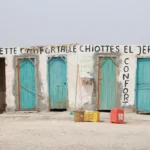 Vous rêvez de découvrir le sud de la Tunisie sans vous ruiner ? Vous êtes au bon endroit ! Avec www.sudtunisie.com, voyager dans cette région merveilleuse devient non seulement abordable mais aussi incroyablement facile. Entre paysages désertiques, oasis verdoyantes et patrimoine historique, le sud tunisien regorge de trésors. Dans cet article, nous vous donnons toutes les astuces pour organiser votre voyage sans casser la tirelire. Pourquoi choisir le sud de la Tunisie pour vos vacances ? Le sud de la Tunisie, moins touristique que le nord, offre une expérience authentique et dépaysante. C’est la destination idéale pour les voyageurs en quête de calme, de paysages grandioses et d’une culture riche. Entre Douz, surnommée la « porte du désert », les maisons troglodytes de Matmata, et Tozeur, avec ses palmeraies immenses, chaque coin de cette région raconte une histoire unique. L’avantage ? Les prix y sont généralement plus bas que dans les zones touristiques plus fréquentées comme Djerba ou Hammamet. Vous profiterez donc d’un séjour tout aussi inoubliable mais beaucoup plus abordable. Comment trouver les meilleures offres sur www.sudtunisie.com ? Le site www.sudtunisie.com est une véritable mine d’or pour ceux qui cherchent à économiser sur leur voyage. Voici quelques conseils pour tirer le meilleur parti de cette plateforme : Réservez à l’avance : Comme pour beaucoup de destinations, réserver votre hébergement ou vos excursions à l’avance peut vous permettre de bénéficier de tarifs réduits. Choisissez des périodes hors saison : Les mois d’avril, mai, septembre et octobre sont parfaits pour visiter le sud tunisien. Le climat est agréable et les prix sont souvent plus bas. Optez pour des hébergements typiques : Au lieu de réserver un hôtel classique, pourquoi ne pas séjourner dans une maison d'hôtes ou un camping dans le désert ? Non seulement c’est une option plus économique, mais cela vous permettra également de vivre une expérience unique et authentique. Regardez les offres packagées : www.sudtunisie.com propose souvent des forfaits incluant l’hébergement, les repas, et même des excursions. Ces packages sont souvent plus économiques que de réserver chaque service séparément. Les transports : Comment se déplacer à moindre coût ? Se rendre dans le sud de la Tunisie n’a jamais été aussi facile ni aussi abordable. Grâce aux conseils suivants, vous pourrez économiser sur votre transport et profiter pleinement de votre séjour. Prendre l'avion L’aéroport le plus proche de la région sud est celui de Tozeur-Nefta. Si vous partez de Tunis, il est possible de trouver des vols domestiques à des prix très compétitifs. N’hésitez pas à consulter les comparateurs de vols pour dénicher les meilleures offres. Le bus : une option économique La Tunisie dispose d’un réseau de bus fiable et bon marché. Depuis Tunis, Sousse, ou Monastir, des bus partent régulièrement vers les principales villes du sud comme Tozeur, Matmata ou Douz. Cette option est parfaite si vous voyagez avec un budget serré et souhaitez profiter des paysages en chemin. Le louage : rapide et pratique Les louages, ces taxis collectifs que l’on trouve partout en Tunisie, sont également une option à envisager. Ils sont plus rapides que les bus et restent très abordables. C’est le moyen de transport idéal pour les courtes distances entre les villes du sud. Louer une voiture Pour plus de flexibilité, la location de voiture peut être une excellente option. Sur www.sudtunisie.com, vous trouverez des partenaires proposant des tarifs de location très intéressants. Cela vous permet de visiter la région à votre rythme et de découvrir des lieux hors des sentiers battus. Les activités à petit budget dans le sud tunisien Une fois sur place, vous n’aurez pas besoin de dépenser une fortune pour profiter des merveilles du sud tunisien. Voici quelques activités incontournables à moindre coût : Randonnée dans le désert Partez à la découverte du désert tunisien avec une simple balade à pied. De nombreux sentiers partent de Douz et vous permettent de profiter des dunes majestueuses sans avoir besoin de payer pour une excursion. Visite des oasis Les oasis du sud, comme celle de Chebika, sont accessibles pour quelques dinars seulement. Vous y découvrirez des cascades, des palmiers luxuriants et des vues à couper le souffle. Excursions en dromadaire Pour une expérience typique, vous pouvez opter pour une balade à dos de dromadaire. Cette activité est proposée à des prix raisonnables et vous plonge au cœur de la vie nomade du désert. Découverte des ksour Les ksour, ces greniers fortifiés du sud, sont des sites fascinants à explorer. Le plus célèbre, Ksar Ouled Soltane, est souvent utilisé comme décor de films et séries, et peut être visité pour un prix modique. Astuces supplémentaires pour économiser lors de votre séjour Mangez local : Les restaurants proposant des plats tunisiens traditionnels sont souvent bien moins chers que les établissements touristiques. Dégustez un bon couscous ou une brik pour quelques dinars seulement. Négociez les prix : Que ce soit pour les souvenirs ou les excursions, la négociation est courante en Tunisie. N’hésitez pas à discuter les tarifs, surtout sur les marchés. Évitez les pièges à touristes : Certains endroits, comme les grandes stations balnéaires, peuvent être plus chers que les petites villes ou villages. Privilégiez les sites moins fréquentés pour économiser. Conclusion Voyager dans le sud de la Tunisie à moindre coût est tout à fait possible avec www.sudtunisie.com. Que ce soit pour l’hébergement, les activités ou le transport, il existe une multitude d’options pour réduire les dépenses sans pour autant sacrifier la qualité de votre expérience. Avec un peu de planification et en suivant nos conseils, vous pourrez profiter pleinement de cette magnifique région sans faire exploser votre budget.