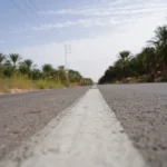 L'excursion dans le sud de la Tunisie est une expérience inoubliable, un véritable voyage au cœur d'un paysage époustouflant, riche en histoire et en culture. Que vous soyez amateur de découvertes naturelles, passionné d’histoire ou simplement en quête d’aventure, cette région saura vous émerveiller. Dans cet article, nous vous proposons un guide complet pour organiser votre excursion dans le sud tunisien et profiter pleinement des joyaux que cette destination unique a à offrir. Plongez dans le désert du Sahara : l’incontournable de toute excursion Le sud de la Tunisie est mondialement connu pour ses étendues désertiques, notamment le Sahara, le plus grand désert chaud du monde. Imaginez-vous traversant les dunes de sable doré à dos de chameau, sentant la brise chaude caresser votre visage alors que le soleil se couche à l'horizon. Le Sahara n'est pas qu'un simple désert, c'est un lieu empreint de mystère et de sérénité, où le silence règne en maître. Pour une expérience plus immersive, optez pour une nuit en campement sous les étoiles. Vous aurez la chance d’admirer un ciel pur, exempt de toute pollution lumineuse. Les amateurs de photographie seront ravis de capturer les nuances changeantes du désert, du crépuscule à l’aube. N'oubliez pas de visiter le célèbre Chott el-Jérid, un immense lac salé qui, selon la luminosité, peut créer des illusions d'optique étonnantes. Matmata et les habitations troglodytes : entre histoire et tradition Matmata est un incontournable lors de votre voyage dans le sud de la Tunisie. Ce petit village est réputé pour ses maisons troglodytes, creusées directement dans le sol. Cette architecture particulière a été conçue pour échapper à la chaleur accablante du désert. Lors de votre visite, vous pourrez entrer dans ces habitations traditionnelles et découvrir le mode de vie authentique des habitants. De plus, les fans de cinéma seront enchantés de savoir que Matmata a servi de décor à plusieurs scènes du film "Star Wars". En effet, la maison de Luke Skywalker n'est autre qu'une habitation troglodyte typique de la région. Un passage par l'hôtel Sidi Driss, où de nombreuses scènes ont été tournées, s'impose pour les cinéphiles. Douz, la porte du désert : une immersion totale Surnommée "la porte du désert", Douz est le point de départ idéal pour explorer le Sahara. Cette petite ville est célèbre pour son marché hebdomadaire où se rencontrent les nomades et les habitants des oasis environnantes. Vous y trouverez des produits artisanaux uniques tels que des tapis berbères, des poteries et des bijoux traditionnels. Ne manquez pas le Festival International du Sahara, un événement annuel qui attire des visiteurs du monde entier. Durant cette manifestation, vous pourrez assister à des courses de chameaux, des démonstrations de dressage de chevaux et des spectacles de musique et de danse traditionnels. Douz est également le lieu idéal pour partir en excursion en 4x4 ou en quad et s'aventurer plus profondément dans le désert. Tozeur et Nefta : des oasis verdoyantes en plein désert Tozeur et Nefta sont deux oasis spectaculaires situées en bordure du désert. Ces villes sont réputées pour leurs palmeraies verdoyantes, où des milliers de palmiers dattiers s’épanouissent grâce à un ingénieux système d’irrigation traditionnel. Une promenade dans ces oasis vous permettra de vous rafraîchir à l’ombre des palmiers et d'observer les agriculteurs locaux en train de récolter des dattes délicieuses. Ne manquez pas de visiter la vieille ville de Tozeur, avec ses ruelles étroites et ses façades en briques décoratives, caractéristiques de l’architecture locale. À proximité, l’oasis de Chebika, un ancien village berbère niché dans les montagnes, offre une vue imprenable sur les canyons et les cascades cachées. C’est un véritable havre de paix pour les randonneurs et les amoureux de la nature. Ksar Ghilane : un bain de détente au cœur du désert Après une longue journée d'exploration, offrez-vous un moment de détente à Ksar Ghilane, une oasis située en plein désert. Ce site est connu pour sa source d'eau chaude naturelle, où vous pourrez vous baigner tout en admirant le décor désertique qui vous entoure. C'est également un lieu de départ pour des randonnées à dos de dromadaire ou des excursions en 4x4 vers les anciens ksour (villages fortifiés). Ksar Ghilane est également le point de départ idéal pour explorer les ruines de l’ancien fort romain, Tisavar. L’atmosphère mystique de ce lieu, combinée au silence du désert, vous plongera dans une époque révolue, où l’histoire et la légende se confondent. Préparer son excursion dans le sud de la Tunisie : conseils pratiques Avant de partir pour une excursion dans le sud tunisien, il est important de bien se préparer. Voici quelques conseils : Vêtements : Privilégiez des tenues légères et respirantes, mais pensez aussi à prendre des vêtements chauds pour la nuit, car les températures peuvent chuter brusquement dans le désert. Hydratation : Emportez toujours suffisamment d’eau avec vous, surtout lors des excursions en plein désert. Protection solaire : Lunettes de soleil, chapeau et crème solaire sont indispensables pour se protéger du soleil brûlant. Matériel photo : Le sud de la Tunisie regorge de paysages incroyables. N’oubliez pas votre appareil photo pour capturer ces moments uniques. Une excursion dans le sud de la Tunisie est une aventure à ne pas manquer. Entre le désert majestueux, les villages pittoresques et les oasis luxuriantes, cette région offre un véritable dépaysement et des souvenirs inoubliables.