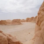 Le sud tunisien est une destination rêvée pour les amateurs de paysages désertiques, de cultures ancestrales et d’aventures hors des sentiers battus. Cependant, organiser un voyage peut parfois coûter cher. Heureusement, avec www.sudtunisie.com, vous pouvez découvrir cette région fascinante tout en respectant votre budget. Dans cet article, nous vous donnons des conseils pratiques pour voyager au sud tunisien sans vous ruiner, tout en profitant pleinement de tout ce que cette destination a à offrir. Trouver des offres de transport à petit prix Lorsque vous planifiez un voyage au sud tunisien, la première étape consiste à trouver un moyen de transport abordable. Grâce à www.sudtunisie.com, vous pouvez comparer différentes options pour vous rendre dans cette région sans dépenser une fortune. Prendre le bus ou le louage : Le bus est l’une des options les plus économiques pour voyager en Tunisie. De nombreuses lignes relient Tunis aux principales villes du sud, comme Gabès, Douz ou Tozeur. Si vous préférez un trajet plus rapide, le louage (taxi collectif) est aussi une bonne option. Sur www.sudtunisie.com, vous trouverez des informations actualisées sur les horaires et les tarifs de ces transports en commun. Profiter des promotions sur les vols internes : Certaines compagnies aériennes proposent des vols internes à des prix compétitifs. Il est souvent possible de trouver des promotions vers les aéroports du sud, notamment ceux de Djerba ou Tozeur. En consultant régulièrement www.sudtunisie.com, vous pourrez dénicher ces offres spéciales qui vous permettront d’économiser sur vos frais de transport. Sélectionner un hébergement économique Une fois arrivé dans le sud tunisien, le choix de l’hébergement est crucial pour rester dans les limites de votre budget. Heureusement, www.sudtunisie.com propose une vaste sélection de logements abordables qui conviendront à tous les types de voyageurs. Optez pour des auberges ou des maisons d’hôtes : Si vous recherchez un hébergement authentique et bon marché, les auberges ou les maisons d’hôtes sont une excellente option. Elles offrent souvent des chambres confortables à des prix imbattables, tout en vous permettant de vivre une expérience plus immersive. Sur www.sudtunisie.com, vous pouvez facilement réserver votre séjour dans l’un de ces établissements. Le camping dans le désert : Pour les plus aventureux, camper dans le désert est une option à la fois économique et inoubliable. De nombreux sites de camping sont disponibles dans le sud tunisien, notamment aux portes du Sahara. Certains organisateurs de voyages proposent des excursions avec nuits sous tente, une expérience unique et bien plus abordable que les hôtels traditionnels. Découvrir les activités gratuites ou à petit prix Voyager pas cher ne signifie pas renoncer aux activités passionnantes. Le sud tunisien regorge de trésors naturels et culturels accessibles gratuitement ou à des prix très raisonnables. Avec www.sudtunisie.com, vous pouvez planifier vos excursions tout en optimisant votre budget. Randonnée dans les montagnes et le désert : De nombreux circuits de randonnée sont accessibles gratuitement. Que vous souhaitiez explorer les montagnes de Matmata, les dunes de Douz ou les oasis de Tozeur, vous trouverez sur www.sudtunisie.com des itinéraires détaillés pour partir à la découverte de ces paysages époustouflants sans rien dépenser. Visiter les villages berbères : Les villages berbères, tels que Chenini ou Douiret, offrent une plongée dans l’histoire et la culture de la région. L’entrée y est souvent libre, et une simple promenade à travers ces lieux chargés d’histoire vous permettra de découvrir l’architecture et les traditions locales sans frais supplémentaires. Astuce bonus : Profitez des événements locaux Enfin, pour vraiment maximiser votre voyage et vivre une expérience authentique sans dépasser votre budget, nous vous recommandons de participer aux événements locaux. Le sud tunisien organise régulièrement des festivals et des événements culturels qui vous permettront de plonger au cœur des traditions tout en dépensant peu. Les festivals de la datte et du Sahara : Ces événements annuels sont des moments privilégiés pour découvrir la richesse du patrimoine tunisien. La plupart de ces festivals sont gratuits et offrent une multitude d’activités, comme des défilés de costumes traditionnels, des courses de dromadaires ou des concerts de musique locale. En consultant www.sudtunisie.com, vous pouvez connaître les dates de ces événements et planifier votre visite en conséquence. Les souks traditionnels : Ne manquez pas les marchés locaux où vous pourrez acheter des produits artisanaux uniques à des prix très abordables. Que ce soit à Gabès, Douz ou Tataouine, les souks du sud sont des lieux où vous pouvez dénicher de véritables trésors tout en soutenant l’économie locale. Conclusion Voyager au sud tunisien à petit prix est tout à fait possible grâce à des astuces simples et des outils pratiques comme www.sudtunisie.com. En planifiant votre transport, en choisissant un hébergement économique, en profitant des nombreuses activités gratuites et en participant aux événements locaux, vous pouvez vivre une aventure inoubliable sans vous ruiner. Alors n’attendez plus, commencez dès aujourd'hui à organiser votre prochain voyage vers le sud tunisien en vous rendant sur www.sudtunisie.com.