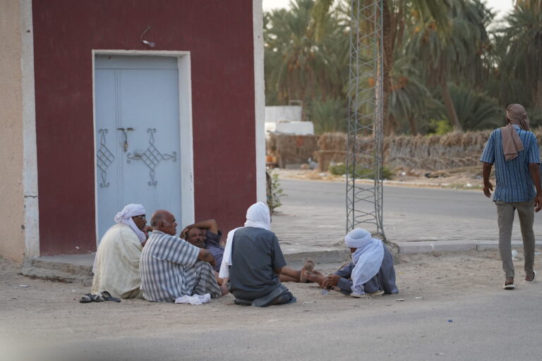 Le Festival de Douz, également appelé Festival International du Sahara, est un événement unique qui célèbre les traditions ancestrales du désert tunisien. Si vous rêvez de découvrir la culture bédouine, assister à des courses de dromadaires ou simplement vous immerger dans les paysages époustouflants du Sahara, c’est le rendez-vous incontournable. Mais comment s’y rendre et organiser votre voyage pour profiter au maximum de cette aventure saharienne ? Avec www.sudtunisie.com, tout devient plus simple et accessible. Suivez notre guide complet pour préparer votre escapade dans le sud tunisien. 1. Pourquoi choisir le Festival de Douz pour découvrir le Sud Tunisien ? Le Festival de Douz est bien plus qu’un simple événement culturel. C’est une immersion totale dans la vie des nomades, offrant un aperçu authentique des coutumes du désert. Pendant le festival, qui se déroule généralement fin décembre, la petite ville de Douz se transforme en un théâtre à ciel ouvert. Vous y trouverez : Des courses de dromadaires : Un spectacle fascinant où les cavaliers s’affrontent dans une compétition captivante. Des défilés en costumes traditionnels : Les habitants de la région se parent de leurs plus beaux vêtements pour montrer la richesse de leur patrimoine. Des danses et chants folkloriques : Les chants bédouins résonnent dans l’air du désert, accompagnés par les danses traditionnelles autour de feux de camp. Des marchés d’artisanat local : Profitez-en pour découvrir et acheter des tapis, poteries, et autres objets faits main. Ce festival est une opportunité parfaite pour comprendre et apprécier la richesse culturelle de la région. Mais pour vivre pleinement cette expérience, il est essentiel de bien organiser votre voyage, et c’est là que www.sudtunisie.com intervient. 2. Organiser votre voyage au Festival de Douz avec www.sudtunisie.com Réservation d'excursions et circuits adaptés La meilleure manière de découvrir le Sud Tunisien est de confier votre voyage à une agence spécialisée qui connaît parfaitement la région. Sur Sud Tunisie, vous trouverez une variété de circuits et excursions sur mesure qui vous permettront de visiter Douz et ses environs dans les meilleures conditions possibles. Vous pouvez choisir parmi plusieurs options : Circuits découverte : Parfaits pour une première immersion dans le désert, ces circuits incluent des visites de villages berbères, des balades à dos de dromadaire, et des nuits en campement. Expéditions dans le Sahara : Pour les aventuriers, ces expéditions plus longues vous emmènent au cœur du Sahara avec des guides expérimentés. Vous traverserez les dunes et passerez des soirées autour du feu à écouter les histoires des anciens. Excursions d’une journée : Si vous êtes limité par le temps, optez pour une excursion d’une journée depuis Douz ou Tozeur pour découvrir les sites emblématiques de la région. L’avantage de réserver avec www.sudtunisie.com est de pouvoir bénéficier de guides locaux certifiés, d’un transport confortable, et d’une logistique impeccable, afin de vivre une expérience inoubliable. 3. Comment se rendre à Douz ? Options de transport En avion Le moyen le plus pratique pour se rendre à Douz est de prendre un vol vers l’aéroport de Tozeur-Nefta, situé à environ 120 km de Douz. Cet aéroport dessert plusieurs grandes villes tunisiennes ainsi que des destinations internationales. Une fois arrivé, vous pouvez louer une voiture ou organiser un transfert avec www.sudtunisie.com pour rejoindre Douz en un peu plus d’une heure. En voiture Pour ceux qui aiment les road-trips, le trajet en voiture offre une superbe occasion d’admirer le paysage changeant de la Tunisie. Depuis Tunis, il faut compter environ 7 à 8 heures de route. Prenez l’autoroute A1 en direction de Sfax, puis continuez vers Gafsa et Kebili. De là, Douz n’est qu’à une trentaine de kilomètres. Le voyage peut être long, mais les panoramas époustouflants en valent largement la peine. En bus ou louage Si vous préférez utiliser les transports en commun, plusieurs bus et taxis collectifs (appelés louages) desservent Douz depuis les principales villes du pays. Le voyage est plus long et moins confortable qu’en voiture privée, mais c’est une option économique pour les voyageurs au budget limité. 4. Que faire et voir autour de Douz après le Festival ? Douz est souvent appelée la "Porte du Sahara", et ce n’est pas sans raison. La ville est entourée de sites naturels incroyables qui méritent d’être explorés : Les dunes de l’Erg Oriental : Partez pour une excursion dans les grandes dunes de sable. C’est l’endroit parfait pour essayer le sandboarding ou faire une promenade à dos de dromadaire. Le Chott el-Jérid : Ce vaste lac salé situé à quelques kilomètres de Douz est un lieu spectaculaire, surtout au lever et au coucher du soleil. Ses couleurs changeantes en font un endroit idéal pour la photographie. Les oasis de Kebili et Tozeur : Rafraîchissez-vous dans ces havres de verdure en plein désert, où palmiers et sources d’eau douce créent un contraste saisissant avec l’aridité environnante. 5. Réservez votre circuit dès maintenant ! Si vous êtes prêt à partir à l’aventure et à découvrir le sud tunisien dans toute sa splendeur, rendez-vous sur Sud Tunisie pour réserver votre circuit ou excursion. Que vous soyez seul, en couple, ou en famille, il y a une option pour chaque type de voyageur. Faites confiance à l’expertise de guides locaux pour vous emmener dans les coins les plus secrets du désert et profitez pleinement de votre expérience au Festival de Douz. Ne manquez pas cette opportunité de vivre un moment exceptionnel et de repartir avec des souvenirs inoubliables !