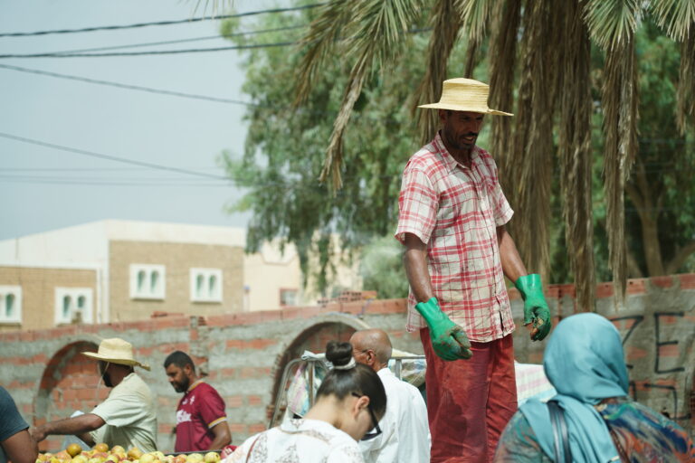 Le Festival de Douz, véritable célébration de la culture saharienne, attire chaque année des milliers de visiteurs. Si vous rêvez d'explorer le désert tunisien tout en participant à cet événement unique, nous vous guidons sur la meilleure manière de vous rendre à Douz et de profiter pleinement de votre voyage. Grâce à www.sudtunisie.com, vous pouvez facilement réserver votre excursion ou circuit et vivre une aventure inoubliable. Voici tout ce que vous devez savoir pour planifier votre voyage au Festival de Douz. 1. Pourquoi choisir le Festival de Douz pour découvrir le Sud tunisien ? Le Festival de Douz est un incontournable pour les amateurs d’authenticité et de traditions. C’est un événement riche en festivités où vous pourrez assister à des courses de dromadaires, des spectacles de fantasia, et des démonstrations des coutumes bédouines. Le festival se tient chaque année en décembre, durant quatre jours, et attire des milliers de visiteurs locaux et étrangers. C’est aussi une excellente occasion de plonger dans la vie quotidienne des habitants du désert, de découvrir l’artisanat local et de participer à des ateliers traditionnels. Ce festival est idéal si vous voulez combiner culture et aventure au cœur du Sahara tunisien. 2. Comment se rendre à Douz pour le Festival ? En avion Pour rejoindre le sud tunisien, la première option est de prendre un vol jusqu’à l’aéroport de Tozeur-Nefta. Cet aéroport se situe à environ 120 kilomètres de Douz. Une fois à Tozeur, vous pouvez louer une voiture ou utiliser les services de transfert proposés par www.sudtunisie.com. Le trajet jusqu'à Douz est magnifique et vous donnera un avant-goût des paysages époustouflants du désert tunisien. Si vous arrivez directement de l’étranger, Tunis Carthage est l’aéroport principal, puis il vous faudra prendre un vol interne vers Tozeur ou Djerba avant de continuer vers Douz. Par la route Le voyage par la route est aussi une option intéressante, particulièrement pour ceux qui souhaitent découvrir plusieurs régions en cours de route. Voici les principales options : Depuis Tunis : Prenez l'autoroute A1 vers Sfax, puis continuez vers Gafsa et Kebili avant d'atteindre Douz. Comptez environ 7 à 8 heures de route. Depuis Djerba : L'île de Djerba est à environ 250 kilomètres de Douz. Vous devrez prendre le ferry à Ajim pour rejoindre le continent, puis continuer via Medenine et Matmata jusqu’à Douz. C’est un trajet de 3 à 4 heures qui peut être réservé à l’avance via Sud Tunisie. Les routes sont bien entretenues et permettent de profiter des paysages changeants du sud, des montagnes de Matmata aux vastes étendues de sable à l’approche de Douz. En louage ou en bus Si vous préférez le transport en commun, des services de bus et de louages (taxis collectifs) sont disponibles depuis Tunis, Sfax, ou Djerba. Cependant, pour un confort et une flexibilité maximale, nous vous recommandons de réserver une excursion ou un circuit personnalisé via Sud Tunisie. 3. Que faire au Festival de Douz ? Le Festival de Douz est bien plus qu’une simple fête. C’est un véritable voyage dans le temps, à travers des traditions millénaires et des activités captivantes. Voici quelques temps forts du festival : Les courses de dromadaires : Ces courses spectaculaires attirent les meilleurs cavaliers du désert qui s’affrontent dans des épreuves de vitesse et d’adresse. La fantasia : Des cavaliers en costumes traditionnels exécutent des acrobaties équestres impressionnantes, accompagnées de tirs de fusil. Les chants et danses bédouines : Ne manquez pas les spectacles de musique et de danse qui se tiennent en plein air, sous les étoiles du désert. L'artisanat local : Vous pourrez flâner dans les souks, découvrir l’artisanat local et acheter des souvenirs tels que des tapis, des poteries, et des bijoux. Pour profiter pleinement de ces activités et avoir un aperçu authentique de la vie dans le Sahara, n’hésitez pas à réserver une excursion avec guide via Sud Tunisie. Ils proposent des circuits sur mesure qui vous permettront de découvrir le festival tout en explorant les merveilles naturelles environnantes, telles que les oasis et les dunes de sable. 4. Où séjourner à Douz pendant le Festival ? Douz propose plusieurs types d’hébergements pour répondre à tous les budgets et envies. Vous pouvez choisir entre des hôtels confortables ou une expérience plus immersive dans le désert. Les hôtels : Douz compte plusieurs hôtels de standing, comme l’Hôtel Sahara Douz ou Mehari Douz, avec des services complets incluant piscine, spa et restaurants. C’est une option parfaite pour ceux qui souhaitent un séjour tout confort. Les campements sahariens : Si vous rêvez de passer une nuit sous les étoiles, réservez une nuit dans un campement saharien. Dormir dans une tente traditionnelle berbère, loin de toute pollution lumineuse, est une expérience inoubliable. Réserver votre séjour à l’avance est conseillé, surtout durant le festival. Vous pouvez consulter les options d’hébergement proposées par www.sudtunisie.com. 5. Réserver votre circuit ou excursion avec www.sudtunisie.com Pour une expérience sans stress et parfaitement organisée, www.sudtunisie.com propose des circuits sur mesure pour découvrir le Festival de Douz et bien d’autres merveilles du sud tunisien. Que vous soyez intéressé par une visite guidée du festival, une excursion à dos de dromadaire dans les dunes ou un séjour plus long dans le désert, Sud Tunisie vous offre plusieurs options adaptées à vos envies. Vous pouvez réserver facilement en ligne via Sud Tunisie - Circuits Désert. Les guides locaux vous accompagneront dans cette aventure, vous offrant une immersion totale dans la culture saharienne. En conclusion, assister au Festival de Douz est une occasion unique de découvrir le sud tunisien dans toute sa splendeur. En organisant votre voyage avec Sud Tunisie, vous vous assurez de vivre une expérience authentique, tout en profitant d’un confort optimal.