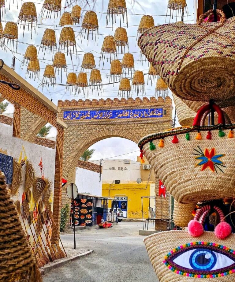 Lorsque l'on pense à des paysages désertiques fascinants, à des villages berbères pittoresques, et à des expériences culturelles uniques, il est impossible de ne pas mentionner le Sud tunisien. Ce coin du monde, riche en histoire et en beauté naturelle, est le lieu idéal pour tous ceux qui souhaitent s'évader de la vie quotidienne et s'aventurer dans un cadre absolument unique. Que vous soyez passionné par l'aventure, la culture ou simplement en quête de détente, un circuit dans le Sud de la Tunisie est le choix idéal pour des souvenirs inoubliables. Pourquoi choisir un circuit dans le Sud de la Tunisie ? Le Sud de la Tunisie offre un cadre magnifique, évoquant des paysages à couper le souffle et des moments hors du temps. Voici les raisons principales qui font de ce circuit une aventure incontournable : La richesse culturelle : La Tunisie est un carrefour de civilisations depuis des siècles. Dans le Sud, on retrouve des traditions berbères, arabes, et même influencées par les Romains. Chaque village a sa propre histoire, et chaque rencontre est une occasion de découvrir quelque chose de nouveau. Les paysages époustouflants : Les dunes dorées, les oasis verdoyantes et les montagnes rocheuses sont tout simplement spectaculaires. Vous ne trouverez pas un paysage aussi diversifié ailleurs. L’expérience d’une immersion totale : Dans le Sud tunisien, on peut découvrir la vie nomade authentique, goûter à une cuisine unique, et même dormir sous les étoiles. C'est une véritable immersion culturelle et naturelle. Les incontournables d'un circuit dans le Sud tunisien Pour une expérience optimale de votre circuit dans le Sud tunisien, il est essentiel de prévoir des étapes stratégiques qui vous permettront d’explorer les principales attractions de la région. Djerba : La perle du Sud Commencez votre voyage à Djerba, surnommée "l'île des rêves". Djerba est idéale pour une première escale. Vous pourrez flâner dans Houmt Souk, découvrir les marchés locaux, et apprécier la richesse de l'artisanat tunisien. C'est aussi l'occasion d’explorer les lieux emblématiques comme la synagogue de la Ghriba, l'une des plus anciennes au monde, témoignant de la cohabitation pacifique des cultures depuis des siècles. Tataouine : Sur les traces des Berbères Poursuivez votre chemin en direction de Tataouine. Connue pour ses ksours, ces anciens greniers fortifiés qui servaient de stockage aux Berbères, Tataouine est un plongeon dans l'histoire. Les ksours de Ksar Ouled Soltane et de Ksar Hadada sont absolument à ne pas manquer. C'est aussi l'occasion de découvrir les paysages qui ont servi de décor pour de nombreux films, notamment la saga Star Wars. Douz : La porte du désert En arrivant à Douz, vous entrez véritablement dans le Grand Sud. Cette petite ville, souvent appelée "la porte du désert", est le point de départ pour les excursions dans les dunes. Douz est un lieu magique pour faire l'expérience d'une balade à dos de dromadaire. Pour les plus aventureux, une nuit à la belle étoile dans les dunes est une expérience incontournable. Le ciel nocturne est d'une beauté à couper le souffle, sans aucune pollution lumineuse pour venir gâcher la vue des étoiles scintillantes. Matmata : Les maisons troglodytes Après Douz, dirigez-vous vers Matmata, célèbre pour ses maisons troglodytes. Ces habitations, creusées directement dans la roche, permettent de réguler la température naturellement. En visitant ces maisons, vous aurez l'impression d'entrer dans un autre monde, une architecture unique au monde qui continue de fasciner. Tozeur : Les oasis et les merveilles naturelles Tozeur est sans aucun doute l'une des villes les plus fascinantes du Sud tunisien. Connu pour sa palmeraie impressionnante et ses oasis de montagne, Tozeur est l'endroit idéal pour les amoureux de la nature. Une promenade à travers les ruelles de la médina de Tozeur, avec ses briques typiques et son architecture unique, est un passage obligatoire. Ne manquez pas une excursion vers les oasis de Chebika et Tamerza, qui vous offriront des vues spectaculaires sur des cascades et des montagnes arides. Ces oasis sont de véritables havres de paix au milieu d'un paysage désertique. Quelle est la meilleure période pour visiter le Sud tunisien ? Pour profiter pleinement d'un circuit dans le Sud de la Tunisie, il est préférable de choisir la période la plus adaptée pour éviter les fortes chaleurs. Les mois d'octobre à avril sont les plus conseillés. Durant cette période, les températures sont agréables, et les nuits ne sont pas trop froides, ce qui permet de profiter pleinement des nuits dans le désert. Les printemps et automnes sont particulièrement agréables, car le climat est tempéré, et les paysages sont embellis par une lumière dorée. L'été est également envisageable, mais il faut prévoir des températures très élevées en journée, surtout si vous prévoyez de traverser les dunes du Grand Erg Oriental. Expériences uniques à vivre lors d’un circuit dans le Sud de la Tunisie Pour rendre votre circuit dans le Sud tunisien encore plus inoubliable, voici quelques expériences à ne manquer sous aucun prétexte. Balade en quad dans les dunes Pour les amateurs de sensations fortes, une balade en quad dans les dunes de Douz ou de Ksar Ghilane est une expérience qui promet des moments inoubliables. Le vent dans les cheveux, la sensation de liberté en traversant ces paysages infinis… Tout cela ajoute une dose d'aventure à votre voyage. Bivouac sous les étoiles Le bivouac dans le désert est souvent l'un des points forts des circuits dans le Sud de la Tunisie. Dormir sous une tente traditionnelle, autour d'un feu de camp, écouter des histoires de nomades, et admirer un ciel étoilé sans égal sont des moments qui resteront gravés dans votre mémoire. Le désert offre une tranquillité absolue, un retour aux sources inestimable. Randonnée dans les oasis de montagne Les oasis de Chebika, Tamerza et Midès sont parfaites pour ceux qui aiment les randonnées. Vous pourrez explorer des sentiers qui vous mèneront à des cascades cachées, admirer des vues panoramiques sur les montagnes environnantes, et vous immerger dans une nature luxuriante qui contraste fortement avec les paysages arides qui l'entourent. Comment préparer son circuit dans le Sud tunisien ? Pour préparer au mieux votre circuit dans le Sud de la Tunisie, quelques conseils pratiques s'imposent : Privilégiez un tour organisé : Pour ceux qui ne sont pas familiers avec la région, opter pour un circuit organisé peut être une excellente idée. De nombreuses agences locales proposent des excursions avec guides, assurant à la fois sécurité et découverte optimisée des meilleurs endroits du Sud tunisien. Par exemple, vous pouvez découvrir des circuits sur Sud Tunisie. Préparez-vous aux conditions climatiques : Le désert peut être extrême, aussi bien en termes de chaleur qu'en termes de froid nocturne. Prévoyez des vêtements adaptés : légers mais couvrants pour la journée, chauds pour la nuit. Prévoyez du liquide : Les distributeurs automatiques ne sont pas monnaie courante dans le désert ou dans les villages isolés. Prévoyez toujours du liquide pour payer vos achats dans les marchés ou les petites échoppes. Réservez vos activités à l'avance : Pour être sûr de ne rien manquer, il est recommandé de réserver certaines activités à l'avance, surtout en haute saison. Pour toute information et demande de devis, consultez ce lien. Conclusion Un circuit dans le Sud tunisien est bien plus qu'un simple voyage. C'est une expérience qui vous permet de revenir à l'essentiel, de découvrir la beauté du désert, de comprendre la vie des peuples nomades, et de vivre des moments hors du temps. Des oasis luxuriantes aux dunes infinies du Grand Erg Oriental, chaque arrêt est une nouvelle découverte, chaque rencontre une nouvelle histoire. Que vous soyez à la recherche d'aventure, de découverte culturelle, ou simplement de tranquillité, le Sud tunisien saura vous combler.