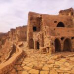 Si vous cherchez une aventure inoubliable au cœur du désert tunisien, un circuit dans le désert de Tunisie est la solution idéale. Avec ses vastes étendues de sable doré, ses paysages étonnants et ses traditions authentiques, la Tunisie vous révèle un désert rempli de merveilles. Le Sahara tunisien est bien plus qu'une simple mer de dunes—c'est un endroit où la nature, l'histoire et la culture se mélangent pour créer une expérience unique. Que vous soyez amateur d'aventure, passionné par les paysages naturels, ou à la recherche d'un voyage dépaysant, nos circuits dans le désert, comme ceux de Sudtunisie.com, sont faits pour vous. Pourquoi Choisir un Circuit Désert en Tunisie ? La Tunisie est l'une des meilleures destinations en Afrique du Nord pour vivre une véritable expérience saharienne. Voici quelques raisons pour lesquelles nos circuits désert sont si populaires : 1. Des Paysages Variés et Spectaculaires Le désert tunisien ne se résume pas qu'à des dunes infinies de sable fin—bien que ces dunes soient certainement une partie magnifique du paysage. Vous y trouverez aussi des chotts (lacs salés), des oasis luxuriantes, des montagnes et des formations rocheuses étonnantes. L'étendue du Chott el Jerid, par exemple, vous offre un panorama impressionnant qui change constamment au gré de la lumière. De plus, les oasis de montagne de Chebika et Tamerza sont de véritables perles cachées dans le désert. Ces endroits sont comme des éden verts où l'eau coule, contrastant de manière saisissante avec l'aridité du reste du désert. 2. Une Immersion Culturelle Authentique En optant pour un circuit désert en Tunisie, vous aurez l'opportunité de rencontrer les populations berbères et de découvrir leur mode de vie authentique. Les campements traditionnels où vous pourrez passer la nuit sont construits de façon à recréer l'expérience des nomades qui sillonnent les sables depuis des générations. Dégustez un couscous cuit lentement sur le feu, partagez un thé à la menthe sous la tente et laissez-vous bercer par les contes racontés sous les étoiles du Sahara. 3. Une Expérience de Voyage Unique et Aventureuse Nos circuits dans le désert proposent plusieurs activités excitantes : des balades à dos de dromadaire, des promenades en quad ou en 4x4 à travers les dunes, ou même des nuits sous tente où vous pourrez admirer un ciel étoilé que l'on ne trouve nulle part ailleurs. Imaginez-vous en train de glisser sur les dunes dorées, avec le vent chaud qui vous caresse le visage—une aventure inoubliable. Pour les aventuriers, le désert de Douz est souvent surnommé la "Porte du Sahara" et constitue le point de départ idéal pour une expérience authentique. Douz est là où vous ressentirez vraiment l'esprit du Sahara, en particulier lors de son festival international qui rassemble chaque année des visiteurs de toute la région. Les Différents Circuits Proposés dans le Désert Tunisien Nous proposons divers circuits dans le désert tunisien, pour tous les goûts et tous les budgets. Voici un aperçu des expériences disponibles : 1. Le Circuit Classique : Douz, Matmata, et Tozeur Le circuit classique du désert tunisien commence souvent à Douz, avec une balade à dos de dromadaire à travers les dunes étincelantes, suivie d'une nuit en campement. Ensuite, direction Matmata, célèbre pour ses maisons troglodytes. Ce village a un charme bien particulier, et il vous donnera un aperçu de la vie traditionnelle berbère. Le voyage se poursuit vers Tozeur, ville oasis au charme unique, connue pour ses palmeraies luxuriantes et ses ruelles bordées de murs de briques. Une visite à Tozeur n'est pas complète sans une excursion vers l'oasis de Chebika et les cascades de Tamerza. Ces lieux pittoresques vous offriront une pause rafraîchissante en plein cœur du désert. 2. L'Excursion Tatouine : Sur les Traces de Star Wars Pour les amateurs de cinéma, un circuit vers Tatouine est une expérience à ne pas manquer. Tatouine a inspiré le nom de la planète Tatooine dans la saga Star Wars, et c'est ici que des scènes emblématiques du film ont été tournées. Les ksour de la région, ces greniers fortifiés perchés sur des collines, sont uniques et offrent un spectacle visuel fascinant. Nous vous proposons une excursion d'une journée vers Tatouine et les villages berbères environnants. C'est une occasion de marcher sur les traces de l'histoire et de découvrir des paysages arides qui semblent sortis d'un autre monde. 3. Nuit Sous les Étoiles : L'Expérience du Campement Nomade Rien ne vaut une nuit passée sous les étoiles dans un campement nomade. Vous serez plongé dans l'ambiance du désert, avec un ciel totalement dégagé et des constellations éblouissantes. Vous entendrez le son du vent dans les dunes, les chants des bédouins, et le craquement du feu de camp. C'est une expérience de déconnexion totale, parfaite pour échapper au tumulte de la vie quotidienne. Nous offrons des nuits en tente de luxe, équipées de tout le confort nécessaire, mais qui conservent l'esprit du Sahara. Vous pourrez savourer un dîner traditionnel préparé par des cuisiniers locaux et écouter les histoires des nomades autour du feu. Quand Partir pour un Circuit Désert en Tunisie ? Pour profiter au maximum de votre circuit désert en Tunisie, il est préférable de partir entre les mois d'octobre et avril. Durant cette période, les températures sont plus douces, ce qui rend les activités en plein air beaucoup plus agréables. En été, la chaleur peut être accablante, surtout au cœur du désert. En hiver, les nuits peuvent être assez fraîches, alors pensez à apporter des vêtements chauds, surtout si vous prévoyez de passer une nuit sous tente. Les paysages du désert, quant à eux, restent magnifiques quelle que soit la saison. Organiser votre Circuit avec Sudtunisie.com Pour réserver un circuit désert en Tunisie qui répond parfaitement à vos attentes, faites confiance à Sudtunisie.com. Nous sommes spécialisés dans l'organisation d'excursions sur mesure qui vous permettront de vivre une véritable aventure saharienne. Notre équipe d'experts est à votre écoute pour concevoir un circuit qui correspond à vos envies—que vous préfériez l'exploration des oasis ou une aventure plus sportive à travers les dunes. Nous proposons des circuits en 4x4, des randonnées à dos de dromadaire, et même des excursions combinées pour les plus curieux d'entre vous. Contactez-nous pour obtenir un devis personnalisé et commencez à planifier votre prochaine aventure. Conseils Pratiques pour un Circuit Réussi Préparez votre équipement : N'oubliez pas des vêtements légers pour la journée, des vêtements chauds pour la nuit, un chapeau, et des lunettes de soleil. L'écran solaire est aussi indispensable pour se protéger des rayons UV. Privilégiez l'hydratation : Le climat du désert est extrêmement sec, et il est facile de se déshydrater sans s'en rendre compte. Buvez beaucoup d'eau tout au long de la journée. Apportez une trousse de premiers secours : Bien qu'il y ait des guides à chaque excursion, il est toujours bon d'avoir quelques fournitures de base, notamment pour les petites coupures ou les piqûres d'insectes. Respectez la nature et les habitants : Le désert est un milieu fragile, tout comme la culture des nomades. Assurez-vous de toujours respecter les lieux que vous visitez et les personnes que vous rencontrez. Conclusion : Partez à la Découverte du Sahara Tunisien Un circuit dans le désert tunisien est une expérience magique qui restera gravée dans votre mémoire. Entre les paysages spectaculaires, les rencontres avec les populations locales, et les nuits sous les étoiles, il y a tant à découvrir dans cette région fascinante. Avec Sudtunisie.com, vous êtes entre de bonnes mains pour vivre une aventure unique, pleine de découvertes et de moments d'évasion. N'attendez plus, laissez-vous tenter par l'appel du Sahara et préparez-vous à une aventure inoubliable.