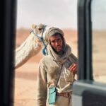 Le Sahara tunisien est une destination qui ne laisse personne indifférent. Avec ses paysages époustouflants, ses dunes infinies, ses oasis verdoyantes et ses nuits étoilées, il est le rêve de tout voyageur en quête d’aventure, de dépaysement et de luxe. Si vous recherchez une expérience exclusive et inoubliable, l’excursion Sahara Tunisie Top VIP est ce qu’il vous faut. Ce circuit privé vous permet de découvrir le désert tunisien dans les meilleures conditions possibles, en bénéficiant de services haut de gamme adaptés à vos besoins. Pourquoi Choisir une Excursion VIP dans le Sahara Tunisien ? Un Confort Absolu et un Service Personnalisé Opter pour une excursion VIP dans le Sahara tunisien, c’est avant tout choisir le luxe, la tranquillité et la sécurité. Dès votre arrivée, vous serez accueilli par un guide privé et un chauffeur expérimenté. Vous voyagerez dans des véhicules 4x4 confortables, parfaitement adaptés aux conditions du désert, ce qui vous garantit une expérience sans tracas. Vous n’aurez qu’à vous détendre et à profiter du paysage tout au long de votre voyage. De plus, le service est entièrement personnalisé. Vous aurez la possibilité de choisir les lieux que vous souhaitez visiter, les activités que vous voulez faire et même la durée de chaque étape. Vous êtes maître de votre emploi du temps, et cela rend l’expérience encore plus unique et agréable. Des Hébergements de Luxe dans le Désert L’une des particularités d’une excursion VIP dans le Sahara tunisien est la qualité des hébergements. Plutôt que de dormir sous une simple tente, vous profiterez d'un hébergement de luxe, qu’il s’agisse d’un hôtel 5 étoiles à l'oasis ou d’un bivouac privé parfaitement équipé, avec des lits confortables, des salles de bains privatives et des repas gastronomiques. Vous vivrez ainsi l’expérience du désert avec tout le confort moderne. Visites et Activités Exceptionnelles Une excursion VIP dans le désert ne se limite pas à la visite des dunes. Vous aurez l’opportunité de découvrir les trésors cachés du Sahara, loin des sentiers battus. Voici quelques-unes des activités que vous pourrez apprécier lors de votre aventure : Balade à dos de chameau ou à dos de dromadaire : Profitez d’une expérience authentique tout en vous déplaçant à travers les dunes. Visite des sites emblématiques : Explorez les célèbres lieux comme les ksour de Tataouine, l’oasis de Tozeur, ou encore les montagnes de Chebika et Tamerza. Nuit étoilée dans le désert : Vous pourrez passer une nuit sous les étoiles, loin de toute pollution lumineuse, dans un cadre magique. Un Guide Expert pour Vous Accompagner Lors de votre excursion VIP, un guide expérimenté et passionné par le désert vous accompagnera tout au long du voyage. Ce dernier vous fera découvrir l’histoire fascinante du Sahara, ses coutumes et ses traditions, et vous expliquera les particularités de la faune et de la flore locales. Il saura répondre à toutes vos questions et vous faire vivre une expérience enrichissante. Les Étapes Clés de Votre Excursion Sahara Tunisie Top VIP Jour 1 : Arrivée à Djerba et Départ pour Tataouine L’aventure commence dès votre arrivée à Djerba, une île paradisiaque au sud de la Tunisie. Après une courte visite de l'île et un déjeuner savoureux dans un restaurant local, vous prendrez la direction de Tataouine, la capitale des ksour. Ce village pittoresque est célèbre pour ses maisons traditionnelles en pierre et ses ksour, ces anciens greniers fortifiés qui servaient à stocker les récoltes. Jour 2 : Découverte des Ksour et Désert de Douz Après une nuit tranquille à Tataouine, vous partirez à la découverte des ksour de la région, un site classé au patrimoine mondial de l'UNESCO. Ces structures impressionnantes, creusées dans la roche, étaient utilisées par les habitants pour se protéger des invasions et des intempéries. L’après-midi, cap sur Douz, la porte du désert, où vous passerez la nuit dans un bivouac privé. Jour 3 : Aventure en 4x4 et Nuit dans les Dunes de Chott El Jerid Le matin, vous embarquerez à bord de votre véhicule 4x4 pour une aventure à travers les dunes du Chott El Jerid, une immense plaine salée qui offre un spectacle unique. Après une pause déjeuner dans un cadre idyllique, vous continuerez votre expédition vers les oasis de Tozeur, une étape incontournable du circuit. Vous passerez la nuit dans un luxueux campement situé au cœur du désert. Jour 4 : Exploration des Oases de Chebika et Tamerza Le lendemain, cap sur les oasis de Chebika et Tamerza, des endroits magiques où la verdure rencontre les dunes. Ces oasis, situées dans les montagnes, sont des havres de paix et de fraîcheur. Vous profiterez d’une baignade dans les cascades de Chebika et d’une balade dans les paysages époustouflants de Tamerza. Vous passerez la nuit dans un hôtel de luxe à Tozeur. Jour 5 : Retour à Djerba via Matmata Avant de regagner Djerba, vous ferez une halte à Matmata, un village troglodyte où les maisons sont construites dans la terre. Ce lieu a été rendu célèbre par les films de la saga Star Wars. Vous découvrirez la vie traditionnelle des habitants, avant de reprendre la route pour Djerba. Les Avantages de Choisir une Excursion Privée Un Voyage en Toute Sérénité Voyager dans le Sahara tunisien peut être une expérience intense, mais opter pour une excursion privée avec un service VIP vous permet de profiter pleinement de chaque moment. Vous ne vous occuperez de rien, car tout sera organisé pour vous, des transferts aux hébergements en passant par les repas. Vous pourrez ainsi vous concentrer sur l’essentiel : vivre une aventure incroyable dans le désert. Un Séjour Adapté à Vos Souhaits L’un des grands avantages de cette excursion VIP est qu’elle est entièrement flexible. Vous pouvez choisir de passer plus de temps dans un endroit que vous aimez particulièrement, ou au contraire, de sauter certains lieux pour explorer d’autres sites. Le circuit est conçu pour s’adapter à vos envies et à vos préférences. Des Souvenirs Inoubliables Le Sahara offre des paysages inoubliables, des moments d’émerveillement et une expérience sensorielle unique. Que ce soit les paysages de dunes, les couchers de soleil spectaculaires ou les nuits sous les étoiles, chaque instant passé dans le désert vous laissera un souvenir impérissable. Réservez Votre Excursion Sahara Tunisie Top VIP Si vous êtes prêt à vivre une aventure hors du commun et à découvrir le désert tunisien dans toute sa splendeur, il est temps de réserver votre place pour une excursion Sahara Tunisie Top VIP. Visitez notre site pour découvrir les différents circuits que nous proposons et commencer à planifier votre voyage de rêve. Contactez-Nous pour Plus de Détails Pour toute demande de devis ou pour personnaliser votre circuit, n’hésitez pas à nous contacter directement sur ce lien.