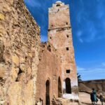 Le Sud Tunisien est une destination qui a tout pour séduire les voyageurs en quête d'évasion, de découvertes culturelles et de paysages à couper le souffle. Entre les vastes déserts, les dunes dorées, les oasis verdoyantes et les anciennes traditions berbères, cette région est un vrai joyau à explorer. Mais comment s'organiser pour y aller et profiter pleinement de son séjour ? Suivez notre guide complet pour préparer votre aventure au Sud Tunisien avec www.sudtunisie.com, une plateforme spécialisée dans les voyages inoubliables au Sahara. Pourquoi visiter le Sud Tunisien ? Le Sud Tunisien est une destination de rêve pour tous les amateurs de désert, d’aventure et de culture. Que vous soyez passionné par les grands espaces, l’histoire de la région ou que vous recherchiez simplement un endroit pour vous déconnecter du quotidien, le Sud Tunisien offre une diversité d’expériences uniques. En effet, les dunes du Sahara, les charmantes oasis comme celles de Tozeur et de Douz, les montagnes et les villages berbères, et la chaleureuse hospitalité des habitants sont autant de raisons de choisir cette destination. En collaboration avec Sud Tunisie, vous aurez la possibilité de découvrir les merveilles de cette région d’une façon authentique et immersive, loin des sentiers battus. Les meilleurs itinéraires pour explorer le Sud Tunisien 1. Commencer par Djerba, la porte du Sud La belle île de Djerba est souvent la première étape de l'aventure vers le Sud Tunisien. Accueillante, paisible et riche en culture, Djerba est un excellent point de départ pour vous imprégner de l'atmosphère du Sud. L'île vous permettra de vous acclimater, et de vous détendre avant de vous aventurer dans les vastes espaces sahariens. Nous recommandons de visiter la Ghriba, l'une des plus vieilles synagogues au monde, et d'explorer les villages pittoresques comme Erriadh, célèbre pour ses peintures murales colorées. 2. Tatouine et l'univers des ksour Ensuite, direction Tatouine, célèbre pour ses paysages quasi-futuristes et ses ksour (anciens greniers fortifiés). Tatouine est un endroit incontournable pour tous ceux qui veulent plonger dans l'histoire et la culture berbère. Vous y trouverez des villages traditionnels, avec leurs ksour pittoresques empilés sur les collines. Ces structures ancestrales ne sont pas seulement impressionnantes sur le plan architectural, mais elles racontent également l’histoire des tribus bédouines de la région. Nous vous conseillons de visiter Ksar Ouled Soltane, un des plus beaux ksour de la région, où les vues sont tout simplement à couper le souffle. Ce site vous rappellera peut-être des scènes du film "Star Wars", qui y a été tourné. 3. Douz : la porte du désert Douz, souvent appelée "la porte du désert", est un véritable point d’entrée vers les dunes dorées du Sahara. Ici, les voyageurs peuvent vivre l’expérience ultime d’une balade à dos de dromadaire à travers le désert. Passer une nuit en bivouac sous les étoiles est une expérience unique qui reste gravée à jamais dans les souvenirs. Vous y trouverez un silence impressionnant, interrompu seulement par le souffle du vent parmi les dunes. Avec Sud Tunisie, vous pouvez organiser une nuit inoubliable dans une tente bédouine au cœur du Sahara. Le coucher de soleil, le ciel étoilé, les chants bédouins autour du feu et la chaleur d’un bon thé à la menthe sont autant d’éléments qui rendent cette expérience incomparable. 4. Matmata et ses habitations troglodytes Matmata est un autre endroit fascinant à découvrir lors de votre exploration du Sud Tunisien. Le village est célèbre pour ses maisons troglodytes, ces habitations souterraines qui permettent aux habitants de rester au frais durant les chaudes journées d'été. Matmata a gagné en popularité grâce au film "Star Wars", puisque ses paysages inhabituels ont servi de décors à la planète Tatooine. Explorer ces maisons typiques vous permet de mieux comprendre comment les bédouins ont su s'adapter aux conditions climatiques extrêmes de la région. En discutant avec les habitants, vous apprendrez des anecdotes fascinantes sur l'histoire et la culture de cette région unique. 5. Les oasis de Chebika, Tamerza et Mides Votre itinéraire ne saurait être complet sans une visite des magnifiques oasis de montagne de Chebika, Tamerza et Mides. Nichées dans les montagnes près de la frontière algérienne, ces oasis vous offriront une pause rafraîchissante au milieu de paysages arides. Les cascades de Tamerza, les canyons de Mides et la palmeraie de Chebika sont autant de paysages étonnants qui vous laisseront sans voix. Ces oasis sont des lieux idéaux pour la randonnée et la photographie, car les contrastes entre les roches désertiques et la verdure des palmiers sont tout simplement spectaculaires. Ces moments passés en contact avec la nature vous permettront de vous reconnecter et de vous ressourcer. Comment organiser son voyage au Sud Tunisien avec Sud Tunisie Planifier votre voyage de manière simple et efficace Organiser un voyage dans le Sud Tunisien peut paraître complexe, mais avec Sud Tunisie, c'est une tâche beaucoup plus simple. En effet, cette plateforme propose des itinéraires prédéfinis et personnalisables pour que chaque visiteur puisse vivre une expérience sur mesure. Que vous préfériez partir en groupe ou en privé, les équipes de Sud Tunisie vous aideront à organiser un voyage qui correspond exactement à vos attentes. Vous pouvez choisir parmi une variété d'options, qu'il s'agisse de balades à dos de dromadaire, de circuits en 4x4, ou encore d'une immersion dans la culture bédouine. Le confort et la sécurité avant tout Avec Sud Tunisie, tout est mis en place pour que votre séjour se déroule en toute sécurité et dans le confort. Les guides sont expérimentés, connaissant le désert comme leur poche, et les équipements sont soigneusement choisis pour garantir la meilleure expérience possible. Vous voyagerez dans des véhicules 4x4 tout confort, adaptés aux conditions du désert, et vous serez encadré par des professionnels passionnés qui vous guideront tout au long de votre aventure. De plus, l'entreprise propose des options d'hébergement variées, allant des camps bédouins authentiques aux hôtels plus modernes, pour satisfaire tous les budgets et préférences. Que faut-il prévoir pour un voyage au Sud Tunisien ? Voyager dans le désert demande une préparation particulière. Voici quelques conseils pratiques pour que votre aventure se passe dans les meilleures conditions. Les vêtements : Privilégiez des vêtements légers, en coton, qui vous protègeront du soleil tout en vous maintenant au frais. Pensez à emporter une veste chaude car les nuits peuvent être très fraîches dans le désert. La protection solaire : Le soleil est très fort dans le Sud Tunisien. Un chapeau, des lunettes de soleil, de la crème solaire et un foulard sont essentiels pour éviter les coups de soleil et l’insolation. L'eau : Hydratez-vous régulièrement. Prévoyez toujours une bouteille d'eau avec vous, surtout pendant les excursions dans le désert. Les chaussures : Des chaussures de randonnée confortables sont indispensables, notamment pour les balades sur les dunes et les explorations dans les oasis. Vivez une aventure inoubliable au Sud Tunisien Le Sud Tunisien est une région aux multiples facettes qui ne manquera pas de vous surprendre. Que vous soyez à la recherche d'aventure, de culture, de dépaysement ou tout simplement d'un endroit où vous ressourcer, cette destination vous comblera par sa beauté sauvage et son authenticité. Avec Sud Tunisie, vous pourrez découvrir le désert d'une manière unique et authentique, tout en profitant de services de qualité et de l'hospitalité chaleureuse des habitants. Alors, prêts à vivre l'aventure de votre vie et explorer les merveilles du Sud Tunisien ? Contactez Sud Tunisie pour préparer votre voyage dès aujourd’hui et laissez-vous emporter par la magie du Sahara.