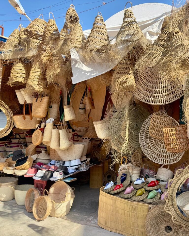 Circuit et Excursion Sud Tunisie : À la Découverte des Merveilles du Désert Le sud de la Tunisie est une véritable perle cachée, un joyau où se mêlent dunes dorées, oasis luxuriantes et un patrimoine riche en culture et en histoire. Vous avez toujours rêvé de vivre une aventure hors du commun et de ressentir la magie du Sahara ? Nous vous proposons des circuits et excursions inédits dans le sud tunisien qui vous permettront de vivre des expériences uniques et de découvrir les splendeurs de cette région mystérieuse. Prêts à vivre une aventure inoubliable ? Plongeons ensemble dans l'univers fascinant du sud de la Tunisie. Pourquoi Choisir une Excursion dans le Sud Tunisien ? Le sud de la Tunisie offre un paysage varié et une expérience qui éveille tous les sens. Des dunes du Grand Erg Oriental aux oasis verdoyantes, chaque coin de cette région est une invitation à l'évasion. Si vous êtes amateurs de grands espaces et de découverte, le sud tunisien est fait pour vous. En plus de la beauté naturelle époustouflante, cette partie du pays est également très riche en patrimoine culturel. Les villages berbères perchés sur des collines, les habitations troglodytes de Matmata et les ksours historiques sont autant de témoignages du passé qui sauront captiver l'intérêt des visiteurs. Un circuit ou une excursion dans cette région, c’est bien plus qu’une simple balade : c’est un voyage à travers le temps, un retour aux sources et une expérience humaine authentique. Les Incontournables du Sud Tunisien 1. Djerba : L'Île des Rêves Impossible de parler du sud tunisien sans mentionner l'île de Djerba. Avec ses plages de sable fin, ses palmiers, et son ambiance décontractée, Djerba est un véritable paradis pour les amoureux de la mer et du soleil. Mais au-delà de la détente, Djerba a également une histoire riche à découvrir. Ne manquez pas Houmt Souk, le marché traditionnel animé, et la synagogue de la Ghriba, l'une des plus anciennes synagogues au monde. 2. Tatouine et les Ksours : Sur les Traces de Star Wars Tatouine est bien connue des amateurs de cinéma : c'est ici que George Lucas a tourné des scènes de Star Wars. Mais au-delà de son lien avec la culture pop, Tatouine offre des paysages spectaculaires avec ses ksours – d'anciennes greniers fortifiés qui servaient à la fois de réserve de nourriture et de lieu de résidence temporaire pour les Berbères. Ksar Ouled Soltane et Ksar Hadada sont des arrêts incontournables lors de votre passage à Tatouine. 3. Douz : La Porte du Désert Douz, surnommée la "Porte du Désert", est le point de départ de nombreuses excursions vers les dunes du Sahara. Que ce soit à dos de chameau ou en 4x4, l'expérience de traverser le désert est à couper le souffle. Pour une expérience encore plus authentique, nous vous recommandons de passer une nuit sous tente bédouine, où vous pourrez contempler un ciel étoilé d'une beauté rare. 4. Matmata : Les Maisons Troglodytes Matmata est célèbre pour ses habitations troglodytes, des maisons creusées dans la roche où vivent encore certains habitants. Ces habitations, en plus d'offrir un abri naturel contre la chaleur écrasante, sont également fascinantes à découvrir. La visite de Matmata est un moment fort de tout circuit dans le sud tunisien, et permet de mieux comprendre le mode de vie traditionnel des Berbères. 5. Tozeur et les Oasis de Montagne Tozeur est une autre étape incontournable pour ceux qui explorent le sud de la Tunisie. Connue pour sa palmeraie, l'une des plus grandes du pays, Tozeur offre un cadre enchanteur. Vous pourrez également visiter les oasis de montagne comme Chebika et Tamerza, où l'eau douce et fraîche contraste magnifiquement avec les roches arides environnantes. Ces oasis sont parfaites pour se détendre et se rafraîchir après une journée d'exploration. Expériences Inoubliables dans le Désert Tunisien 1. Les Circuits en 4x4 : L'Aventure Absolue Explorer le désert en 4x4 est une des meilleures façons de découvrir le sud tunisien. Ces véhicules sont parfaitement adaptés pour franchir les dunes de sable et atteindre des sites reculés, inaccessibles autrement. Un circuit en 4x4 permet non seulement d'apprécier la beauté du désert, mais aussi d'interagir avec les populations locales et de découvrir des lieux authentiques, loin des sentiers battus. 2. Une Nuit dans le Désert : Sous un Ciel de Mille Étoiles Passer une nuit dans le désert est sans aucun doute l'une des expériences les plus inoubliables que l'on puisse vivre. Imaginez-vous allongé sur le sable, entouré par le silence absolu du désert, avec des millions d'étoiles au-dessus de votre tête. Cette expérience unique vous permettra de vous reconnecter avec la nature et de vivre un moment de plénitude absolue. Pour ceux qui veulent vivre cette expérience magique, nous proposons des nuitées sous tente bédouine, où tout est prévu pour votre confort, du repas traditionnel au confort de la literie. Planifier Votre Circuit avec SudTunisie.com SudTunisie.com est votre partenaire idéal pour organiser un circuit ou une excursion dans le sud tunisien. Avec des années d'expérience et une connaissance approfondie de la région, nous proposons des itinéraires adaptés à vos envies et à votre budget. Que vous soyez à la recherche d'une aventure extrême dans le désert ou d'une découverte plus douce des oasis et des villages berbères, nous avons l'offre qui vous conviendra le mieux. Nos circuits sont pensés pour que vous puissiez profiter pleinement de chaque instant, sans vous soucier de la logistique. Avec des guides locaux passionnés et des véhicules adaptés, vous êtes assurés de vivre une expérience unique et enrichissante. Pour en savoir plus sur nos circuits et excursions, n'hésitez pas à visiter notre site https://sudtunisie.com/voyage/circuits-desert ou à demander un devis sur notre page de contact. Conseils Pratiques pour Votre Voyage dans le Sud de la Tunisie 1. Meilleure Période pour Visiter le Sud Tunisien La meilleure période pour visiter le sud de la Tunisie est pendant l'automne et le printemps, quand les températures sont agréables. En été, la chaleur peut être écrasante, en particulier dans le désert, où les températures peuvent atteindre plus de 45°C. Privilégiez les mois de mars à mai ou septembre à novembre pour une expérience plus confortable. 2. Quoi Emporter ? Lorsque vous préparez votre voyage, assurez-vous d'emporter des vêtements légers mais couvrants pour vous protéger du soleil, ainsi qu'une veste pour les soirées qui peuvent être fraîches. N'oubliez pas une bonne crème solaire, un chapeau et des lunettes de soleil. Des chaussures confortables sont également essentielles, en particulier si vous prévoyez des randonnées dans les oasis ou dans le désert. 3. Respecter les Coutumes Locales Les habitants du sud de la Tunisie sont très accueillants et hospitaliers, mais il est important de respecter leurs coutumes. Habillez-vous de manière décente, en particulier lors de la visite des villages ou des lieux de culte. Soyez également respectueux lors de la prise de photos des locaux, en demandant toujours la permission avant de les photographier. Une Aventure Authentique à Portée de Main Le sud tunisien est une destination qui invite au rêve et à l'évasion. Avec ses paysages à couper le souffle, ses traditions encore bien vivantes, et l'accueil chaleureux de ses habitants, cette région offre une expérience de voyage inoubliable. Que vous soyez amateur d'aventure, passionné d'histoire ou tout simplement à la recherche de nouveaux horizons, un circuit dans le sud de la Tunisie saura répondre à toutes vos attentes. Ne manquez pas l'occasion de découvrir les splendeurs du désert tunisien. Contactez-nous dès aujourd'hui sur SudTunisie.com pour planifier votre prochaine grande aventure dans le sud tunisien. Laissez-vous séduire par la magie du désert et créez des souvenirs qui resteront gravés à jamais.