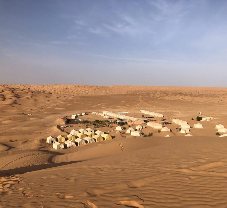 Vous rêvez d'aventure, de découverte et de moments inoubliables dans les grands espaces du Sud tunisien ? Le Sud tunisien vous promet une évasion hors du commun, au cœur des dunes dorées, des oasis verdoyantes et des villages berbères authentiques. Ce circuit privé vous offre une expérience unique, où confort et découverte se conjuguent pour vous faire vivre des moments magiques. Suivez-nous dans ce voyage fascinant qui va émerveiller tous vos sens. Un Voyage Sur Mesure pour Explorer le Sud Tunisien Lorsque vous choisissez un circuit privé dans le Sud tunisien, vous optez pour une expérience taillée sur mesure, qui répond à toutes vos envies. Chaque étape de ce voyage est soigneusement pensée pour vous offrir le meilleur du sud de la Tunisie. De la mélodie du vent caressant les dunes de sable à la découverte des villages berbères reculés, tout est conçu pour que vous puissiez vous immerger dans un univers où le temps semble s'être arrêté. Imaginez-vous découvrir des lieux mythiques tels que Douz, souvent surnommée la "porte du désert", Tozeur et ses palmeraies luxuriantes, Matmata avec ses habitations troglodytes ou encore Ksar Ghilane, une oasis isolée où vous pouvez vous détendre dans une source chaude après une journée bien remplie. Ces expériences, loin du tourisme de masse, sont l'occasion idéale de se ressourcer, de se déconnecter du quotidien, et de se reconnecter à l'essentiel. Les Points Forts de Notre Circuit Privé Sud Tunisien 1. Douz : La Porte du Désert Notre circuit débute à Douz, une ville mythique située aux portes du désert du Sahara. Connue pour ses dunes infinies et son ambiance authentique, Douz vous invite à vivre des moments uniques. Profitez d'une balade à dos de dromadaire, laissez-vous emporter par le calme du désert, et savourez un coucher de soleil flamboyant qui illumine les sables dorés. À Douz, la vie prend une toute autre dimension, loin du stress et des obligations, là où l'immensité du Sahara vous invite à la contemplation. La nuit, installez-vous confortablement dans un campement traditionnel, où vous pourrez savourer un dîner typiquement tunisien sous un ciel étoilé. Laissez la musique berbère résonner au cœur du désert, et laissez-vous surprendre par la beauté des constellations qui brillent intensément dans l'obscurité du Sahara. 2. Matmata : Voyage au Cœur de la Culture Berbère Après Douz, direction Matmata, une région connue pour ses fameuses habitations troglodytes. Ces maisons creusées dans la roche permettent aux habitants de se protéger des chaleurs caniculaires de l'été. Une visite à Matmata, c'est une immersion dans l'histoire et la culture des Berbères, ces peuples originaires de la région qui ont su s'adapter à un environnement aride et rude. Lors de votre passage à Matmata, vous aurez l'occasion de visiter une maison troglodyte encore habitée, où l'accueil chaleureux de ses occupants vous marquera durablement. Vous pourrez également découvrir les paysages lunaires de cette région, qui ont inspiré de nombreux réalisateurs de films. En effet, Matmata a servi de décor naturel à plusieurs scènes de la saga Star Wars. 3. Tozeur et les Oasis de Montagne : Là où le Désert Rencontre la Verdure Notre circuit privé continue avec la magnifique ville de Tozeur, célèbre pour ses immenses palmeraies et ses oasis de montagne. La ville est le point de départ idéal pour explorer Chebika et Tamerza, deux oasis de montagne qui offrent des paysages à couper le souffle. Chebika est une ancienne citadelle romaine, aujourd'hui un petit paradis verdoyant situé au pied des montagnes de l'Atlas. Ses cascades naturelles et ses bassins d'eau cristalline contrastent magnifiquement avec l'environnement aride qui l'entoure. Quant à Tamerza, c'est l'oasis la plus grande de la région, offrant une série de cascades impressionnantes où vous pourrez vous détendre en toute quiétude. Tozeur est également renommée pour son architecture unique en briques de sable, qui donne à la ville une atmosphère particulière. Une promenade dans les ruelles de la vieille ville vous plongera dans l'ambiance orientale, où chaque coin de rue raconte une histoire. 4. Ksar Ghilane : L'Oasis Perdue au Cœur du Désert Pour clôturer ce circuit inoubliable, nous vous emmenons à Ksar Ghilane, une oasis isolée en plein désert. Accessible uniquement par des pistes sableuses, cette oasis est l'endroit idéal pour se déconnecter du monde moderne. Plongez-vous dans la source chaude de Ksar Ghilane, appréciez la beauté du paysage alentour et profitez de la sérénité de cet endroit à part. Pour les amateurs d'aventure, Ksar Ghilane propose également des excursions en quad à travers les dunes, vous permettant d'explorer les environs de manière dynamique. Ces moments de liberté, au milieu d'une nature intacte, resteront gravés dans votre mémoire. Pourquoi Choisir un Circuit Privé ? L'avantage d'opter pour un circuit privé dans le Sud tunisien, c'est de bénéficier d'une flexibilité totale. Contrairement aux circuits de groupe où tout est prédéfini, un circuit privé est adapté à vos envies et à votre rythme. Vous souhaitez passer plus de temps à Douz, explorer davantage les oasis de montagne, ou encore profiter d'une nuit supplémentaire sous les étoiles ? Tout est possible. Nous vous proposons des guides locaux passionnés, qui sauront vous transmettre leur amour pour cette région exceptionnelle. Vous pourrez également choisir vos activités selon vos préférences, que ce soit des balades à dos de dromadaire, des excursions en 4x4, ou des moments de détente au sein des oasis. Pour en savoir plus sur nos circuits et personnaliser votre propre expérience, rendez-vous sur notre page dédiée aux circuits dans le désert. Conseils pour un Voyage Réussi dans le Sud Tunisien Pour profiter pleinement de votre circuit privé dans le Sud tunisien, quelques précautions sont nécessaires. Le climat aride de la région impose de prévoir des vêtements légers mais couvrants, pour se protéger du soleil pendant la journée, et des vêtements plus chauds pour la nuit, car les températures peuvent baisser de façon significative. Il est également essentiel de prévoir de l'eau en quantité suffisante, car la chaleur peut rapidement causer de la déshydratation. Lors de votre circuit, nos guides vous accompagneront et veilleront à votre confort, mais il est toujours utile de prévoir quelques barres énergétiques et des collations pour les longs trajets. Enfin, n'oubliez pas d'apporter un appareil photo ou un téléphone avec suffisamment de mémoire, car les paysages incroyables que vous allez traverser méritent d'être immortalisés. Du lever au coucher du soleil, chaque instant offre une lumière unique qui donne aux dunes et aux montagnes des teintes magiques. Réservez Votre Circuit Privé dans le Sud Tunisien Le Sud tunisien est une destination qui vous marquera durablement, avec ses paysages contrastés, ses traditions millénaires et ses habitants chaleureux. Pour vivre cette expérience hors du commun, n'hésitez pas à nous contacter. Nos experts en voyage vous accompagneront dans la préparation de votre circuit privé sur mesure, pour que vous puissiez découvrir les merveilles du désert à votre rythme. Pour obtenir un devis et en savoir plus sur nos offres, visitez notre page de contact. Ensemble, créons un voyage inoubliable, là où la nature et la culture se rencontrent pour vous offrir une aventure authentique.