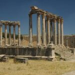 Découvrez une aventure inoubliable au cœur de la Tunisie en explorant les sites historiques emblématiques de Zaghouan, Thuburbo Majus et Dougga. Que vous partiez de Sousse, Hammamet, Tunis, Monastir ou Korba, cette excursion vous promet une immersion riche en culture, en histoire et en paysages époustouflants. Zaghouan : Entre Nature et Histoire Située au nord de la Tunisie, Zaghouan est réputée pour son sanctuaire de l'eau et son thermen archeologiques. Cette ville, entourée de montagnes verdoyantes, offre un cadre idéal pour les amateurs de randonnée et de paysages naturels. Le Sanctuaire de l'Eau Le sanctuaire de l'eau de Zaghouan est un témoignage impressionnant de l'ingénierie romaine. Construit pour approvisionner en eau les thermes de Carthage, ce site est aujourd'hui un lieu de méditation et de promenades. Les canaux bien préservés et les structures architecturales vous transportent directement à l'époque romaine. Les Thermes Archéologiques Les thermes archéologiques de Zaghouan sont un véritable joyau historique. En explorant ces vestiges, vous découvrirez l'importance de Zaghouan dans l'approvisionnement en eau des grandes cités romaines. Les ruines bien conservées et les panoramas à couper le souffle offrent une expérience enrichissante pour tous les visiteurs. Thuburbo Majus : Un Voyage dans le Temps À seulement une heure de Zaghouan, Thuburbo Majus est l'une des cités romaines les mieux préservées de Tunisie. Ce site archéologique fascinant est un incontournable pour les passionnés d'histoire et d'architecture antique. L'Amphithéâtre et le Théâtre Le théâtre et l'amphithéâtre de Thuburbo Majus sont des témoignages impressionnants de l'ingéniosité romaine. Ces structures massives étaient utilisées pour des spectacles publics et des combats de gladiateurs, offrant un aperçu captivant de la vie quotidienne à l'époque romaine. Les Villas et les Mosaïques Les villas de Thuburbo Majus sont ornées de mosaïques colorées qui racontent des histoires mythologiques et quotidiennes. En parcourant les ruines, vous pourrez admirer la beauté et le détail de ces œuvres d'art, témoignant du raffinement et du luxe de l'époque. Dougga : La Perle de l'Afrique Dougga est souvent considérée comme la perle de l'Afrique en raison de ses ruines romaines exceptionnelles et de son site classé au patrimoine mondial. Située dans le nord-ouest de la Tunisie, Dougga offre une vue panoramique sur la campagne environnante et abrite certains des meilleurs vestiges romains du pays. Le Capitol et le Forum Le Capitol de Dougga est une structure majestueuse dédiée aux divinités romaines. Le forum adjacent, centre névralgique de la vie publique, est entouré de columns corinthiens et de statues qui illustrent la grandeur de l'Empire romain. Ces sites offrent une plongée immersive dans l'histoire et l'architecture de l'époque. Le Théâtre et les Thermes Le théâtre de Dougga, magnifiquement conservé, pouvait accueillir jusqu'à 3 500 spectateurs. Les thermes, quant à eux, témoignent des pratiques de bien-être romaines, avec leurs salles de bain et leurs escalators antiques. Ces vestiges permettent de mieux comprendre le mode de vie des anciens habitants de Dougga. Itinéraires Flexibles depuis Plusieurs Points de Départ Que vous soyez basé à Sousse, Hammamet, Tunis, Monastir ou Korba, notre excursion vous offre une flexibilité maximale pour découvrir Zaghouan, Thuburbo Majus et Dougga. Chaque itinéraire est soigneusement planifié pour vous garantir une expérience optimale et sans stress. Départ depuis Sousse ou Hammamet Les voyageurs partant de Sousse ou Hammamet peuvent profiter de transferts confortables et d'un hébergement de qualité. Ces villes côtières offrent un point de départ idéal pour explorer l'intérieur du pays, en combinant plage et culture. Départ depuis Tunis, Monastir ou Korba Pour ceux qui séjournent à Tunis, Monastir ou Korba, nos itinéraires sont conçus pour maximiser votre temps et vos découvertes. Que vous choisissiez de partir en groupe ou en individuel, nous adaptons nos circuits pour répondre à vos besoins spécifiques. Pourquoi Choisir Notre Excursion ? Notre expertise et notre passion pour la Tunisie nous permettent de vous offrir une expérience unique et personnalisée. Voici pourquoi vous devriez nous choisir pour votre prochaine aventure : Guides Expérimentés : Nos guides locaux sont des experts en histoire et en culture tunisienne, prêts à partager leurs connaissances et à répondre à toutes vos questions. Transferts Confortables : Nous assurons des transferts sécurisés et confortables depuis votre point de départ jusqu'aux sites historiques. Flexibilité et Personnalisation : Nos circuits sont flexibles et peuvent être adaptés selon vos préférences et votre emploi du temps. Tarifs Compétitifs : Profitez d'un excellent rapport qualité-prix avec des vacances pas chères tout en bénéficiant d'un service de qualité. Pour plus d'informations sur nos circuits dans le désert et découvrir d'autres aventures passionnantes, visitez notre page circuits désert. Réservez Votre Excursion Aujourd'hui Prêt à vivre une expérience inoubliable à travers les trésors historiques de la Tunisie ? Ne tardez plus et réservez votre excursion dès aujourd'hui. Pour un devis personnalisé et des offres spéciales, contactez-nous via ce lien : Contactez-nous. Explorez Zaghouan, Thuburbo Majus et Dougga avec nous et découvrez la richesse culturelle et historique de la Tunisie de manière authentique et mémorable. Rejoignez-nous pour une aventure qui restera gravée dans votre mémoire !