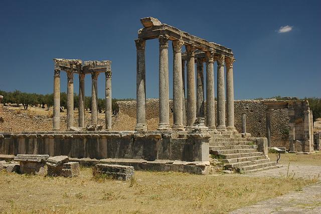 Découvrez une aventure inoubliable au cœur de la Tunisie en explorant les sites historiques emblématiques de Zaghouan, Thuburbo Majus et Dougga. Que vous partiez de Sousse, Hammamet, Tunis, Monastir ou Korba, cette excursion vous promet une immersion riche en culture, en histoire et en paysages époustouflants. Zaghouan : Entre Nature et Histoire Située au nord de la Tunisie, Zaghouan est réputée pour son sanctuaire de l'eau et son thermen archeologiques. Cette ville, entourée de montagnes verdoyantes, offre un cadre idéal pour les amateurs de randonnée et de paysages naturels. Le Sanctuaire de l'Eau Le sanctuaire de l'eau de Zaghouan est un témoignage impressionnant de l'ingénierie romaine. Construit pour approvisionner en eau les thermes de Carthage, ce site est aujourd'hui un lieu de méditation et de promenades. Les canaux bien préservés et les structures architecturales vous transportent directement à l'époque romaine. Les Thermes Archéologiques Les thermes archéologiques de Zaghouan sont un véritable joyau historique. En explorant ces vestiges, vous découvrirez l'importance de Zaghouan dans l'approvisionnement en eau des grandes cités romaines. Les ruines bien conservées et les panoramas à couper le souffle offrent une expérience enrichissante pour tous les visiteurs. Thuburbo Majus : Un Voyage dans le Temps À seulement une heure de Zaghouan, Thuburbo Majus est l'une des cités romaines les mieux préservées de Tunisie. Ce site archéologique fascinant est un incontournable pour les passionnés d'histoire et d'architecture antique. L'Amphithéâtre et le Théâtre Le théâtre et l'amphithéâtre de Thuburbo Majus sont des témoignages impressionnants de l'ingéniosité romaine. Ces structures massives étaient utilisées pour des spectacles publics et des combats de gladiateurs, offrant un aperçu captivant de la vie quotidienne à l'époque romaine. Les Villas et les Mosaïques Les villas de Thuburbo Majus sont ornées de mosaïques colorées qui racontent des histoires mythologiques et quotidiennes. En parcourant les ruines, vous pourrez admirer la beauté et le détail de ces œuvres d'art, témoignant du raffinement et du luxe de l'époque. Dougga : La Perle de l'Afrique Dougga est souvent considérée comme la perle de l'Afrique en raison de ses ruines romaines exceptionnelles et de son site classé au patrimoine mondial. Située dans le nord-ouest de la Tunisie, Dougga offre une vue panoramique sur la campagne environnante et abrite certains des meilleurs vestiges romains du pays. Le Capitol et le Forum Le Capitol de Dougga est une structure majestueuse dédiée aux divinités romaines. Le forum adjacent, centre névralgique de la vie publique, est entouré de columns corinthiens et de statues qui illustrent la grandeur de l'Empire romain. Ces sites offrent une plongée immersive dans l'histoire et l'architecture de l'époque. Le Théâtre et les Thermes Le théâtre de Dougga, magnifiquement conservé, pouvait accueillir jusqu'à 3 500 spectateurs. Les thermes, quant à eux, témoignent des pratiques de bien-être romaines, avec leurs salles de bain et leurs escalators antiques. Ces vestiges permettent de mieux comprendre le mode de vie des anciens habitants de Dougga. Itinéraires Flexibles depuis Plusieurs Points de Départ Que vous soyez basé à Sousse, Hammamet, Tunis, Monastir ou Korba, notre excursion vous offre une flexibilité maximale pour découvrir Zaghouan, Thuburbo Majus et Dougga. Chaque itinéraire est soigneusement planifié pour vous garantir une expérience optimale et sans stress. Départ depuis Sousse ou Hammamet Les voyageurs partant de Sousse ou Hammamet peuvent profiter de transferts confortables et d'un hébergement de qualité. Ces villes côtières offrent un point de départ idéal pour explorer l'intérieur du pays, en combinant plage et culture. Départ depuis Tunis, Monastir ou Korba Pour ceux qui séjournent à Tunis, Monastir ou Korba, nos itinéraires sont conçus pour maximiser votre temps et vos découvertes. Que vous choisissiez de partir en groupe ou en individuel, nous adaptons nos circuits pour répondre à vos besoins spécifiques. Pourquoi Choisir Notre Excursion ? Notre expertise et notre passion pour la Tunisie nous permettent de vous offrir une expérience unique et personnalisée. Voici pourquoi vous devriez nous choisir pour votre prochaine aventure : Guides Expérimentés : Nos guides locaux sont des experts en histoire et en culture tunisienne, prêts à partager leurs connaissances et à répondre à toutes vos questions. Transferts Confortables : Nous assurons des transferts sécurisés et confortables depuis votre point de départ jusqu'aux sites historiques. Flexibilité et Personnalisation : Nos circuits sont flexibles et peuvent être adaptés selon vos préférences et votre emploi du temps. Tarifs Compétitifs : Profitez d'un excellent rapport qualité-prix avec des vacances pas chères tout en bénéficiant d'un service de qualité. Pour plus d'informations sur nos circuits dans le désert et découvrir d'autres aventures passionnantes, visitez notre page circuits désert. Réservez Votre Excursion Aujourd'hui Prêt à vivre une expérience inoubliable à travers les trésors historiques de la Tunisie ? Ne tardez plus et réservez votre excursion dès aujourd'hui. Pour un devis personnalisé et des offres spéciales, contactez-nous via ce lien : Contactez-nous. Explorez Zaghouan, Thuburbo Majus et Dougga avec nous et découvrez la richesse culturelle et historique de la Tunisie de manière authentique et mémorable. Rejoignez-nous pour une aventure qui restera gravée dans votre mémoire !