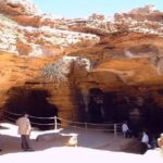Plonger dans l'authenticité du Cap Bon, un joyau côtier tunisien {début article} Lorsque nous planifions une excursion au Cap Bon depuis Sousse, Hammamet, Tunis, Monastir ou Korba, nous avons à cœur de vivre une expérience inoubliable. Ce coin de la Tunisie offre un mélange unique entre littoral enchanteur, villages pittoresques, marchés colorés et traditions ancestrales. Nous sommes convaincus que l'exploration du Cap Bon saura récompenser notre curiosité par des panoramas marins à couper le souffle, des découvertes historiques étonnantes et des interactions chaleureuses avec des habitants profondément attachés à leurs racines. {fin article} Le Cap Bon, un secret bien gardé de la Tunisie authentique Le Cap Bon, surnommé "le jardin de la Tunisie", s’avance délicatement dans la Méditerranée, offrant une côte irrésistible et fertile. À l’opposé de l’agitation des grandes villes, il révèle un autre visage de la Tunisie, celui d’une région bercée par le chant des vagues et le parfum des orangers. Ici, on prend le temps de profiter d’une promenade tranquille dans les vergers, de s’attarder sur une terrasse de café pour admirer la mer, ou de se perdre dans les ruelles d’un village de pêcheurs aux maisons blanchies à la chaux. Cette péninsule est riche d’une identité propre. Elle conjugue un héritage historique marqué par des civilisations successives — phénicienne, carthaginoise, romaine, arabe, ottomane — dont on retrouve la trace dans les sites archéologiques, les traditions culinaires et la diversité des paysages. Nous pouvons emprunter la route du Cap Bon pour découvrir, au fil de la journée, des plages tranquilles, des villes thermales, des sites de poterie traditionnelle et des marchés hebdomadaires parfumés d’épices. Autant d’expériences qui font de cette excursion une aventure authentique. Les incontournables du Cap Bon, entre plages, artisanat et sites historiques Kelibia : ambiance balnéaire et forteresse millénaire Kelibia, perchée sur la côte est du Cap Bon, nous offre une halte mémorable. Impossible de résister à l’appel de ses plages cristallines, idéales pour un bain de soleil et une baignade rafraîchissante. La pêche est une activité centrale ici, et se régaler d’un poisson grillé dans l’un des petits restaurants du port est un plaisir simple et absolument délicieux. La ville est dominée par la fameuse forteresse de Kelibia, un imposant fort datant de l’époque byzantine, puis amélioré sous diverses dominations. Depuis ses remparts, nous jouissons d’une vue panoramique imprenable sur la Méditerranée. Cette fortification millénaire témoigne de la richesse historique du Cap Bon et de sa position stratégique à travers les âges. Nabeul : capitale de la poterie et art de vivre tunisien Nabeul, considérée comme la capitale artisanale du Cap Bon, est un passage obligé. Connue pour sa poterie, ses céramiques colorées et sa faïence, elle séduit par ses ateliers familiaux où les techniques traditionnelles se transmettent de génération en génération. Chaque pièce, qu’il s’agisse d’un plat décoré à la main ou d’une jarre ancienne, raconte une histoire. Nous aimons flâner dans les rues de Nabeul, où les potiers façonnent, peignent et émaillent leurs créations avec passion. C’est l’endroit idéal pour rapporter un souvenir authentique. Nabeul est également célèbre pour son marché hebdomadaire, un festival de couleurs, d’odeurs et de saveurs. Fruits frais, épices, vêtements, olives marinées, fromages et miels parfumés… Nous nous immergeons dans la culture locale en négociant quelques articles et en bavardant avec les vendeurs, toujours curieux de partager leur savoir-faire. Hammamet : entre plages, médina et jardins parfumés Hammamet, située à la base du Cap Bon, est une destination touristique réputée, mais son charme authentique se révèle lorsque nous quittons les zones les plus fréquentées. La vieille médina, entourée de remparts, est un dédale de ruelles animées par les échoppes d’artisans et les salons de thé. Loin des complexes hôteliers, nous apprécions le calme d’un jardin ombragé ou la fraîcheur d’une terrasse donnant sur la baie. Les amateurs d’histoire peuvent visiter la Kasbah, forteresse médiévale, et profiter d’un panorama saisissant sur la mer turquoise. Itinéraires et formules d’excursion depuis Sousse, Hammamet, Tunis, Monastir ou Korba Départ depuis Sousse, au cœur du littoral animé Partir de Sousse pour une excursion au Cap Bon nous permet d’emprunter des routes côtières pittoresques, en traversant des paysages changeants. Nous pouvons opter pour une journée complète, en passant par Hammamet et Nabeul, afin de profiter des plages, des ateliers de poterie, et des sites historiques. Il est également possible de prolonger l’aventure vers Kelibia et de déguster un plat de fruits de mer frais au port, avant de rentrer le soir avec des souvenirs plein la tête. Depuis Hammamet, l’accès le plus naturel au Cap Bon Hammamet étant déjà située sur le versant sud du Cap Bon, nous pouvons explorer la région en douceur. Un parcours modulaire permet de visiter Nabeul, Kelibia, puis de remonter vers Korbous, station thermale nichée au bord de la Méditerranée. L’excursion depuis Hammamet donne l’avantage de rayonner rapidement vers tous les sites stratégiques, tout en laissant la liberté de choisir la durée du parcours et les arrêts préférés. Depuis Tunis, un bol d’air frais loin de la capitale Au départ de Tunis, rejoindre le Cap Bon constitue une évasion salutaire. En moins d’une heure de route, le paysage urbain laisse place à des champs d’agrumes et des villages côtiers. Nous pouvons nous organiser pour passer une journée complète sur la péninsule, en s’offrant le luxe d’un circuit personnalisé. Par exemple, débuter à Nabeul, poursuivre vers Kelibia, déjeuner face à la mer, puis visiter un site archéologique avant de rentrer à Tunis en soirée. Cette excursion permet de rompre avec l’effervescence de la capitale et de s’immerger dans une atmosphère plus paisible et lumineuse. Depuis Monastir, l’occasion d’un voyage dans le temps Monastir, célèbre pour son Ribat historique, est un point de départ pratique pour découvrir le Cap Bon. Nous pouvons partir tôt le matin, traverser Sousse et Hammamet, faire une halte dans la médina de Nabeul pour admirer la poterie, puis poursuivre jusqu’à Kelibia afin de profiter d’une après-midi sur une plage tranquille. En fin de journée, un retour vers Monastir clôture en beauté cette évasion vers une Tunisie plus intime et authentique. Depuis Korba, la porte d’entrée vers une côte préservée Korba, située au cœur du Cap Bon, facilite l’exploration des environs sans avoir à parcourir de longues distances. De là, nous pouvons sillonner la côte, en faisant des arrêts dans les petits villages, en dégustant un thé à la menthe sur un café perché face à la mer, ou en profitant des eaux claires pour une baignade rafraîchissante. Nous pouvons également pousser la balade jusqu’à Kelibia ou Nabeul, pour une journée qui allie détente, découverte culturelle et plaisirs culinaires. Saveurs locales, marchés et plaisirs de la table au Cap Bon Le Cap Bon, terre fertile, est reconnu pour ses produits agricoles de qualité. Les agrumes, notamment les oranges, les citrons et les mandarines, parfumés à souhait, sont réputés dans toute la Tunisie. Nous aimons d’ailleurs nous arrêter sur le bord de la route pour acheter un sac d’oranges fraîchement cueillies. Les tomates du Cap Bon, charnues et savoureuses, entrent dans la composition de salades, de ratatouilles et de plats traditionnels. La pêche est également un pilier de l’économie locale, et la dégustation d’un poisson tout juste grillé dans un petit restaurant familial fait partie des plaisirs de cette excursion. Nous profitons aussi de cette escapade pour découvrir les épices qui ont fait la réputation de la cuisine tunisienne. Harissa, coriandre, cumin, carvi… Ces parfums se retrouvent dans les soupes, les ragoûts, les grillades et les tajines. Un détour par les marchés locaux nous permet d’en ramener quelques sachets, histoire de prolonger les saveurs du voyage une fois rentrés chez nous. Plonger au cœur des traditions et des expériences insolites Le Cap Bon n’est pas seulement un décor de carte postale, c’est aussi une région pleine de surprises. Outre la poterie de Nabeul, nous pouvons découvrir les fabricants de nattes en jonc, les ateliers de tissage, ou encore les distilleries de fleurs d’oranger qui embaument la région au printemps. Les villages agricoles nous accueillent avec simplicité, et assister à la récolte des olives ou des agrumes, selon la saison, est une expérience humaine enrichissante. En explorant le Cap Bon, nous avons l’opportunité de rencontrer des artisans passionnés, de suivre un cours de cuisine, ou même de profiter d’un hammam traditionnel à Korbous, où les sources thermales naturelles, chaudes et soufrées, sont réputées pour leurs vertus apaisantes. C’est l’occasion de s’offrir un moment de détente avant de reprendre la route et de poursuivre l’aventure. Combiner l’excursion au Cap Bon avec d’autres découvertes tunisiennes Une excursion au Cap Bon peut aisément s’intégrer dans un itinéraire plus large à travers la Tunisie. Après avoir exploré cette région verdoyante, il est tentant de poursuivre vers le sud, à la découverte des paysages désertiques, des oasis et des dunes de sable. En effet, pour ceux qui souhaitent élargir leur horizon, il est possible d’enchaîner avec un circuit dans le désert tunisien et vivre une expérience totalement différente. Pour en savoir plus, vous pouvez consulter ce lien pour des circuits dans le désert de Tunisie, qui propose des parcours immersifs alliant nature, culture et aventure. Le contraste entre la douceur côtière du Cap Bon et l’austérité grandiose des étendues sahariennes est saisissant. C’est l’occasion de se familiariser avec la vie des nomades, de goûter au silence des dunes, et de ressentir la force des éléments dans un environnement totalement différent de celui du littoral. Cette approche globale de la Tunisie, du nord au sud, permet de comprendre la diversité culturelle, paysagère et culinaire du pays. Conseils pratiques, organisation et personnalisation de l’excursion au Cap Bon Organiser une excursion au Cap Bon est simple. Nous pouvons opter pour une visite guidée afin de bénéficier d’explications historiques, culturelles et gastronomiques, ou bien partir en autonomie, en voiture de location, pour parcourir la région à notre rythme. Les routes sont généralement en bon état, et il est facile de trouver des hébergements dans les villes principales. Les amateurs de villégiature pourront choisir un hôtel en bord de mer à Hammamet, tandis que les amoureux d’authenticité s’orienteront plutôt vers une maison d’hôtes dans l’arrière-pays. Selon nos envies, nous pouvons créer un itinéraire sur mesure. Les amateurs d’histoire privilégieront les sites archéologiques, forteresses et musées. Les épicuriens se concentreront sur les marchés, la gastronomie et l’artisanat. Les sportifs pourront profiter des plages pour s’adonner au snorkeling, à la plongée sous-marine ou à la planche à voile. Le Cap Bon s’adapte à toutes les envies, ce qui en fait une destination idéale pour un couple, une famille, ou un groupe d’amis. Aller plus loin : contacts, devis et réservations personnalisées Pour préparer une excursion sur mesure, un séjour thématique ou un itinéraire combinant le Cap Bon et le Sahara, il est possible de contacter des agences spécialisées. Elles peuvent proposer des formules complètes, incluant le transport, l’hébergement, les visites guidées et les activités spécifiques. Cette approche garantit un séjour sans tracas, organisé et adapté à nos contraintes de temps, de budget ou de préférences. Pour une demande de devis ou d'informations personnalisées, vous pouvez consulter ce lien de contact pour préparer un voyage sur mesure en Tunisie. Cette plateforme permet d'échanger avec des experts locaux, d’ajuster chaque détail de votre excursion et de bénéficier de conseils précieux, afin de vivre une aventure qui nous ressemble vraiment. Conclusion : vivre une expérience mémorable au Cap Bon L’excursion au Cap Bon, que l’on parte depuis Sousse, Hammamet, Tunis, Monastir ou Korba, est une invitation à la détente, à la découverte et à l’immersion dans une Tunisie plurielle. Entre villages de pêcheurs, plages ensoleillées, artisanat ancestral, marchés colorés, sites historiques et gastronomie savoureuse, nous pouvons bâtir un séjour qui saura répondre à nos envies et créer des souvenirs durables. Que nous choisissions de passer une journée, un week-end prolongé ou plus longtemps sur le Cap Bon, chaque instant sera l’occasion de ralentir, de respirer l’air marin, d’écouter les histoires que l’on nous raconte, et de goûter aux plaisirs simples qu’offre cette région unique. Le Cap Bon est plus qu’une étape, c’est une expérience qui mérite d’être vécue pleinement, et qui laissera dans nos mémoires une empreinte chaleureuse, lumineuse et indélébile.