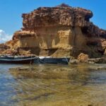 Cap Bon, situé au nord-est de la Tunisie, est une destination prisée pour ses paysages époustouflants, ses plages idylliques et son riche patrimoine culturel. Que vous soyez à Sousse, Hammamet, Tunis, Monastir ou Korba, une excursion à Cap Bon promet des découvertes inoubliables. Dans cet article, nous vous guiderons à travers les merveilles de cette région, les activités à ne pas manquer, les itinéraires depuis vos points de départ et des conseils pratiques pour une expérience optimale. Découverte de la Beauté Naturelle de Cap Bon Cap Bon est souvent appelé le "Jardin de Tunisie" grâce à sa végétation luxuriante, ses oliveraies et ses vergers. La région est également célèbre pour ses plages de sable fin bordées de pins et ses criques cachées qui offrent des panoramas à couper le souffle. Les Plages Paradisiaques Parmi les joyaux de Cap Bon, on retrouve Sidi El Béchir et La Marsa. Ces plages sont parfaites pour se détendre, nager ou pratiquer des sports nautiques. Les eaux cristallines et le sable doré créent un cadre idéal pour une journée de farniente sous le soleil tunisien. Les Jardins et Vignobles Cap Bon abrite également de magnifiques jardins comme le Jardin Habib Bourguiba à Nabeul. Ces espaces verts sont parfaits pour une promenade paisible ou un pique-nique en famille. De plus, les vignobles de la région produisent certains des meilleurs vins tunisiens, offrant aux visiteurs l'opportunité de déguster des crus locaux. Les Sites Historiques et Culturels L'histoire riche de Cap Bon est visible à travers ses nombreux sites archéologiques et monuments historiques. Le Thaures, une ancienne ville romaine, ou encore le Capoue avec ses vestiges punique et romain, sont des étapes incontournables pour les amateurs d'histoire. Activités Incontournables lors de Votre Excursion Une excursion à Cap Bon ne serait pas complète sans participer à certaines des activités phares de la région. Voici quelques suggestions pour enrichir votre séjour. Randonnée et Trekking Les collines de Cap Bon offrent des sentiers de randonnée pour tous les niveaux. La randonnée jusqu'au Mont Ousselati offre des vues panoramiques sur la côte et les terres agricoles environnantes. C'est une excellente façon de découvrir la faune et la flore locales tout en profitant d'un peu d'exercice en plein air. Visite des Marchés Locaux Les marchés de Cap Bon, comme le Marché de Nabeul, sont des lieux animés où vous pouvez découvrir l'artisanat local, les produits frais et les spécialités culinaires tunisiennes. C'est l'endroit idéal pour acheter des souvenirs uniques et goûter à la cuisine traditionnelle. Excursions en Bateau Pour une expérience mémorable, envisagez une excursion en bateau le long de la côte de Cap Bon. Vous pourrez admirer les paysages marins, explorer des criques isolées et peut-être même observer des dauphins dans leur habitat naturel. Dégustation de Produits Locaux Ne manquez pas l'occasion de déguster les spécialités locales telles que le couscous, le tajine et les pâtisseries tunisiennes. Les restaurants de Cap Bon offrent une variété de plats délicieux préparés avec des ingrédients frais et locaux. Itinéraires Personnalisés Depuis les Principales Villes Que vous partiez de Sousse, Hammamet, Tunis, Monastir ou Korba, plusieurs itinéraires vous permettront de profiter pleinement de Cap Bon. Depuis Sousse Sousse est un point de départ idéal pour une excursion à Cap Bon. En environ une heure de route, vous pouvez rejoindre Nabeul, le cœur de la région, et commencer votre exploration par les plages, les marchés et les sites historiques. Depuis Hammamet Depuis Hammamet, dirigez-vous vers le nord-ouest pour atteindre les magnifiques plages de Kelibia et découvrez le parc national de Cap Bon. Cet itinéraire vous offre un mélange parfait de détente balnéaire et de découvertes naturelles. Depuis Tunis Depuis Tunis, le trajet vers Cap Bon prend environ 2 heures. Vous pouvez faire un arrêt à Carthage pour une immersion dans l'histoire, puis continuer vers les charmantes villes de La Goulette et de Kelibia. Depuis Monastir et Korba Depuis Monastir et Korba, l'accès à Cap Bon se fait via des routes bien entretenues, offrant un voyage confortable. Ces villes côtières offrent également des attractions intéressantes avant ou après votre excursion à Cap Bon. Pour des circuits désert passionnants dans la région, consultez Sud Tunisie - Circuits Désert. Conseils Pratiques pour une Excursion Réussie Pour profiter pleinement de votre excursion à Cap Bon, voici quelques conseils pratiques à garder à l'esprit. Meilleur Moment pour Visiter Le printemps et l'automne sont les meilleures saisons pour visiter Cap Bon, grâce à des températures agréables et une nature en pleine floraison. L'été peut être très chaud, surtout dans les zones intérieures. Préparation et Équipement Assurez-vous de porter des vêtements confortables et adaptés aux activités prévues. N'oubliez pas la crème solaire, un chapeau et des chaussures de randonnée si vous prévoyez de faire de la marche. Emportez également suffisamment d'eau et des en-cas pour rester hydraté et énergisé tout au long de la journée. Sécurité et Santé Cap Bon est généralement une région sûre pour les touristes. Cependant, il est toujours recommandé de suivre les consignes locales et de rester vigilant, surtout dans les zones très fréquentées. Si vous avez des conditions médicales particulières, assurez-vous d'avoir les médicaments nécessaires à portée de main. Respect de l'Environnement Lors de votre visite, veillez à respecter l'environnement local. Évitez de laisser des déchets derrière vous et respectez la faune et la flore. Contribuez ainsi à la préservation de cette magnifique région pour les générations futures. Options de Transport Pour une excursion confortable, envisagez de louer une voiture ou de réserver une visite guidée avec un transport inclus. Cela vous permettra de vous déplacer facilement entre les différentes attractions sans stress. Réservez Votre Excursion à Cap Bon dès Aujourd'hui Prêt à découvrir les merveilles de Cap Bon ? Ne manquez pas l'opportunité de vivre une expérience inoubliable en Tunisie. Pour plus d'informations ou pour réserver votre excursion, visitez Sud Tunisie - Devis Voyage Désert. Cap Bon vous attend avec ses paysages variés, son patrimoine riche et son accueil chaleureux. Que vous soyez amateur de nature, passionné d'histoire ou simplement à la recherche de détente, cette région a tout pour plaire. Planifiez votre voyage dès maintenant et préparez-vous à vivre des moments mémorables au cœur de la Tunisie.