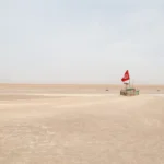 Nous proposons une approche complète et immersive pour découvrir Douz, cette porte emblématique du désert tunisien. Située aux confins du Grand Erg Oriental, cette oasis constitue un point de départ idéal pour explorer le Sahara, ses dunes ondulantes, ses campements nomades et sa riche culture locale. Avec nos circuits et excursions, nous vous invitons à vivre des moments inoubliables, à la fois dépaysants et profondément authentiques. Douz, l’Oasis Saharienne au Charme Inépuisable Douz, souvent surnommée la « Porte du Sahara », incarne cette image de l’aventure que beaucoup recherchent. Nichée au sud de la Tunisie, elle s’entoure de paysages désertiques et de champs de palmiers, formant un contraste saisissant entre l’abondance végétale et l’immensité minérale. Son atmosphère paisible nous plonge dans une ambiance hors du temps, où chaque recoin raconte une histoire millénaire. En parcourant les ruelles de cette bourgade, nous découvrons un marché animé, des habitants chaleureux, et l’authenticité d’un mode de vie encore fortement ancré dans la tradition. La Rencontre avec les Habitants et l’Artisanat Local Au cœur de Douz, chaque artisan, chaque vendeur de dattes ou de produits traditionnels, nous accueille avec un sourire sincère. Nous y trouvons des étoffes aux couleurs chatoyantes, des poteries, des bijoux en argent, et toute une gamme de produits de terroir qui reflètent l’âme saharienne. Nous vous conseillons de prendre le temps de discuter avec ces hommes et ces femmes. Leur fierté, leur humour, leurs anecdotes sur les caravanes d’antan, nourriront votre expérience et vous feront comprendre la véritable valeur du désert et de ses traditions. Plongée dans l’Immensité du Désert : Les Circuits Incontournables Notre sélection de circuits et d’excursions au départ de Douz met l’accent sur la variété, l’authenticité et l’immersion totale. Que vous soyez amateur d’adrénaline, curieux de traditions nomades ou simplement en quête de sérénité, nous proposons un large éventail d’options adaptées à vos envies. De la courte balade à dos de dromadaire jusqu’à l’expédition plus longue, nous vous accompagnons pour un voyage qui marquera durablement votre mémoire. Le Circuit Classique : Balade à Dos de Dromadaire sur les Dunes Impossible d’évoquer Douz sans mentionner la traditionnelle excursion à dos de dromadaire. Nous proposons une balade douce et silencieuse à travers les dunes dorées, au rythme lent du compagnon saharien par excellence. Le but n’est pas seulement de cocher une case dans la liste des choses à faire, mais d’apprécier chaque instant, chaque souffle du vent, chaque grain de sable. Cette expérience sensorielle, mêlant silence apaisant et beauté minimaliste, nous offre une parenthèse intemporelle, loin de l’agitation du monde. Les Circuits 4x4 : Exploration Hors-Piste dans le Grand Erg Oriental Pour ceux d’entre nous qui souhaitent explorer davantage le désert, les circuits en 4x4 constituent une option idéale. Nous empruntons des pistes sablonneuses, contournons d’énormes dunes, traversons des paysages lunaires, et faisons étape dans des campements nomades. Ces expéditions nous permettent de découvrir la variété des panoramas sahariens, des plaines rocailleuses aux reliefs ondoyants, tout en profitant d’un confort appréciable. Les arrêts réguliers pour immortaliser la beauté des lieux, déguster un thé à la menthe ou admirer un coucher de soleil flamboyant font de ces circuits de véritables aventures sensorielles. Pour en savoir plus sur les circuits disponibles, consultez notre sélection complète. La Méharée : Une Immersion Prolongée dans la Vie Nomade Si l’idée de vivre pendant plusieurs jours au rythme du désert vous séduit, la méharée est le circuit qu’il vous faut. Nous accompagnons une caravane, composée de dromadaires et de guides locaux expérimentés, sur plusieurs jours à travers des espaces encore plus isolés. Les journées se partagent entre la marche tranquille sur des dunes infinies, les haltes pour se restaurer sous une tente berbère et les veillées au coin du feu. La nuit, un ciel cristallin se révèle, recouvert de myriades d’étoiles scintillantes. Dans le silence nocturne, nous apprenons à écouter notre propre respiration, à ressentir chaque sensation, à redécouvrir la simplicité de l’instant présent. Astuces et Conseils pour un Séjour Réussi à Douz Réussir son séjour à Douz et en faire une expérience mémorable nécessite un minimum de préparation. Nous recommandons, entre autres, de porter des vêtements légers mais couvrants, un chapeau ou un keffieh pour se protéger du soleil, et des chaussures confortables. Le désert exige de l’adaptation, et le confort physique participe grandement au plaisir de la découverte. Quand Partir et Combien de Temps Rester ? Les saisons intermédiaires, comme le printemps et l’automne, sont particulièrement agréables. Les journées sont chaudes sans être étouffantes, et les nuits restent douces. Nous conseillons de rester au moins quelques jours pour apprécier pleinement la diversité des paysages et la richesse culturelle de la région. Un court passage peut offrir un aperçu intéressant, mais c’est en prenant le temps de s’imprégner des lieux que l’on savoure le mieux leur âme profonde. La Logistique sur Place et l’Hébergement en Campement Douz dispose de plusieurs options d’hébergement, des hôtels confortables aux campements dans le désert. Nous privilégions souvent les campements traditionnels, avec des tentes et des espaces communs, où l’on peut partager des soirées sous les étoiles. C’est une excellente manière de s’immerger dans la culture locale, de rencontrer d’autres voyageurs, et de profiter du silence apaisant du Sahara. Les repas, généralement préparés sur place, mettent en avant la cuisine tunisienne, avec des tajines parfumés, des couscous riches en légumes, des salades fraîches et des fruits secs pour faire le plein d’énergie. Rencontrer les Nomades : Un Échange Culturel Inoubliable Les circuits plus longs offrent souvent la possibilité de rencontrer des familles nomades qui continuent de vivre dans le désert, perpétuant des traditions ancestrales. Ces rencontres sont l’occasion de mieux comprendre leur mode de vie, fondé sur le respect mutuel, la solidarité, et un sens aigu de l’adaptation. Nous prenons le temps d’écouter leurs récits, de découvrir leurs astuces pour survivre dans un environnement exigeant, et de partager des moments simples autour du feu. Ces échanges offrent un regard unique sur une culture fascinante, nous faisant réaliser à quel point notre vision du quotidien peut paraître différente. Les Highlights Naturels Autour de Douz : Lacs Salés, Oasis et Ksour Douz n’est pas uniquement le point de départ vers les dunes. Aux alentours, nous découvrons d’autres curiosités naturelles et architecturales qui complètent harmonieusement notre séjour. Les lacs salés, à l’image du Chott el-Jérid, offrent des panoramas étonnants, où la lumière joue sur la surface blanche et craquelée du sol, créant parfois des illusions d’optique surprenantes. Les oasis environnantes recèlent des jardins ombragés, des vergers, et des sources d’eau douce qui symbolisent la vie au milieu de l’aridité. Les ksour, ces anciens greniers fortifiés, racontent quant à eux l’histoire des échanges caravaniers et la nécessité de conserver précieusement les ressources. Chott el-Jérid : Le Lac Salé aux Reflets Magiques Au nord-ouest de Douz, le Chott el-Jérid se déploie comme une vaste étendue salée. Nous recommandons d’y passer, ne serait-ce que quelques heures, pour apprécier ce décor irréel. Par temps clair, la chaleur et la réverbération du soleil transforment le paysage en un véritable mirage. On a l’impression de toucher du doigt un autre monde, où la réalité se brouille et la perception s’étire. Les passionnés de photographie y trouveront de quoi enrichir leur collection d’images insolites, tandis que les rêveurs se laisseront porter par l’ambiance mystique de ce lieu unique. Tozeur, Matmata et Les Villages aux Portes du Désert Certains de nos circuits incluent également la découverte de villages reculés ou d’autres villes-oasis emblématiques, comme Tozeur, célèbre pour ses palmeraies et ses briques en terre cuite aux motifs géométriques. Nous pouvons également envisager une escapade vers Matmata, connue pour ses habitations troglodytes. Ces arrêts, stratégiquement intégrés dans notre itinéraire, enrichissent la compréhension globale du sud tunisien, en révélant la diversité des modes de vie et des adaptations humaines aux contraintes naturelles. Activités Complémentaires pour Approfondir votre Découverte de Douz Au-delà des excursions classiques, Douz propose une variété d’expériences qui sauront divertir, surprendre ou intéresser les voyageurs les plus exigeants. Nous recommandons quelques activités complémentaires pour approfondir votre immersion. Ateliers de Cuisine Locale et Dégustations Gourmandes La cuisine locale, généreuse et parfumée, constitue un univers de saveurs à explorer. Nous pouvons organiser des ateliers de cuisine au sein des campements ou des hébergements partenaires. L’occasion de mettre la main à la pâte, d’apprendre à préparer un couscous traditionnel, un pain cuit dans le sable ou un thé saharien. Ces moments culinaires sont souvent sources de franches rigolades, d’anecdotes partagées, et se concluent par une dégustation en bonne et due forme. L’opportunité de se régaler tout en apprenant un savoir-faire ancestral. Balades au Coucher du Soleil : Quand Le Désert s’Endort Assister à un coucher de soleil dans le désert est une expérience transcendante. Les dunes se parent de nuances d’orange, de rose et de rouge, tandis que l’ombre s’allonge et que la température se rafraîchit. Nous pouvons prévoir une balade en fin de journée, à pied ou à dos de dromadaire, pour profiter de cet instant magique. Les contrastes de couleurs, le silence qui s’installe progressivement, et l’impression d’être seul au monde composent un tableau inoubliable. Au retour, la nuit saharienne s’ouvre, et le ciel, débarrassé de toute pollution lumineuse, nous offre un spectacle céleste grandiose. Initiation aux Rituels et Fêtes Locales Si votre séjour coïncide avec un événement culturel, une fête nomade ou une célébration religieuse, n’hésitez pas à y participer. Nous pouvons vous accompagner pour assister à des danses traditionnelles, des musiques folkloriques, ou des rassemblements festifs dans la palmeraie. Ces moments festifs sont des passerelles vers la vie quotidienne des habitants, loin des clichés, et permettent de saisir la subtilité des liens entre l’homme, la nature et la spiritualité. Organiser votre Excursion et Circuit Douz avec Nous Nous vous aidons à construire votre programme sur mesure, tenant compte de vos souhaits, de votre budget et de vos contraintes de temps. En privilégiant l’authenticité, la diversité des expériences et la qualité de l’accompagnement, nous visons à vous offrir un séjour à la hauteur de vos attentes. Pour obtenir un devis personnalisé ou plus d’informations, consultez notre formulaire de contact. Une Expérience Authentique et Personnalisée Notre expertise dans l’organisation de circuits et d’excursions à Douz repose sur notre connaissance du terrain, nos contacts locaux et notre passion pour le désert. Nous ne cherchons pas à proposer une expérience standardisée, mais à adapter nos offres pour répondre aux désirs de chacun. Que vous souhaitiez vous concentrer sur une activité en particulier, découvrir plusieurs régions, approfondir la rencontre avec les nomades, ou vous adonner à la photographie, nous mettons tout en œuvre pour bâtir un itinéraire unique. La Sécurité Avant Tout Le désert est un milieu naturel exigeant, et la sécurité est toujours au cœur de nos préoccupations. Nous travaillons avec des guides expérimentés, formés aux spécificités du territoire, et équipés pour faire face aux aléas climatiques. L’eau, l’orientation, la connaissance des pistes, la compréhension des signaux du désert, tout cela fait partie intégrante de notre approche. Notre ambition est de vous permettre de vivre une aventure intense, sans jamais sacrifier votre bien-être. Conclusion : Un Voyage Inoubliable dans le Sahara Tunisien Douz ouvre la porte sur un univers de dunes, de silence et de traditions millénaires. Nos excursions et circuits offrent l’occasion de saisir l’essence profonde du désert, de comprendre la relation intime entre l’homme et son environnement, et de créer des souvenirs qui resteront gravés dans votre mémoire. Entre l’accueil chaleureux des habitants, la beauté brute des paysages, la douceur des nuits étoilées et la richesse des échanges interculturels, Douz vous invite à vivre une aventure unique.
