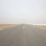 Le sud tunisien, région fascinante et mystérieuse, vous invite à un voyage inoubliable au cœur du désert. Avec ses dunes dorées, ses villages pittoresques et ses paysages à couper le souffle, cette partie du pays offre une expérience unique. Voici un guide complet pour organiser votre excursion et circuit dans le sud tunisien, une aventure qui restera gravée dans vos mémoires. Découverte de Djerba : La porte d’entrée du sud tunisien Djerba, surnommée l’île des rêves, est souvent le point de départ des circuits dans le sud tunisien. Cette île paradisiaque est célèbre pour ses plages immaculées, son artisanat unique et sa culture riche. Plages et activités nautiques : Djerba offre des plages magnifiques parfaites pour la détente. Vous pouvez aussi pratiquer des sports nautiques comme le kitesurf ou la plongée sous-marine. Patrimoine culturel : Visitez la synagogue de la Ghriba, un joyau architectural et spirituel. Promenez-vous dans Houmt Souk, la capitale de l’île, pour découvrir ses marchés traditionnels et ses œuvres de street art. Départ vers l’aventure : Depuis Djerba, il est facile de rejoindre des circuits organisés qui vous emmèneront dans le désert. Tatouine et ses ksours : Une immersion dans l’histoire berbère Tatouine, célèbre pour ses paysages qui ont inspiré les décors de Star Wars, est un lieu incontournable lors d’une excursion dans le sud tunisien. Les ksours : Ces anciens greniers collectifs berbères, comme Ksar Ouled Soltane ou Ksar Hadada, sont des témoignages uniques d’une architecture traditionnelle. Les villages perchés : Explorez Chenini et Douiret, deux villages troglodytes offrant des vues spectaculaires sur le désert environnant. Tatouine, ville de cinéma : Les fans de Star Wars reconnaîtront plusieurs sites utilisés dans les films. Une manière originale d’explorer l’histoire culturelle et cinématographique de la région. Douz : La porte du désert Connue comme la « porte du désert », Douz est une étape clé pour tous ceux qui souhaitent vivre une véritable expérience saharienne. Balades à dos de chameau : Rien de tel qu’une promenade sur ces « navires du désert » pour explorer les dunes immenses. Nuit sous la tente : Passez une nuit magique dans un campement bédouin, sous un ciel étoilé d’une pureté incroyable. Le festival international du Sahara : Si vous voyagez en décembre, ne manquez pas cet événement qui célèbre la culture nomade avec des courses de chameaux, des spectacles folkloriques et bien plus encore. Matmata : Les maisons troglodytes et les paysages lunaires Matmata est célèbre pour ses habitations troglodytes, creusées directement dans la roche. Ces maisons offrent une fraîcheur naturelle et un design unique. Visite des maisons troglodytes : Ces demeures particulières sont encore habitées par des familles berbères. Certaines sont ouvertes aux visiteurs, offrant un aperçu fascinant de leur mode de vie. Le décor de Star Wars : Comme Tatouine, Matmata a servi de décor à la saga Star Wars, attirant les fans du monde entier. Panorama étonnant : Admirez les paysages désertiques qui s’étendent à perte de vue, parfaits pour des photos inoubliables. Tozeur et les oasis de montagne : Un paradis vert au milieu du désert Tozeur est une ville où se mêlent tradition et modernité. Elle est entourée d’une vaste oasis et est le point de départ pour explorer les oasis de montagne comme Chebika, Tamerza et Mides. La palmeraie de Tozeur : Promenez-vous à pied ou en calèche dans cette immense oasis, où poussent des milliers de palmiers-dattiers. Les oasis de montagne : Chebika, avec ses cascades et ses ruisseaux, offre un contraste saisissant avec le désert environnant. Tamerza et Mides, quant à elles, sont connues pour leurs canyons impressionnants. Les musées et la médina : Plongez dans l’histoire de la région en visitant des musées comme Dar Cheraït et explorez les ruelles pittoresques de la médina. Informations pratiques pour un circuit réussi Pour préparer votre voyage dans le sud tunisien, voici quelques conseils utiles : Quand partir ? : Les meilleures périodes pour visiter sont le printemps et l’automne, quand les températures sont plus clémentes. Que porter ? : Prévoyez des vêtements légers mais couvrants pour vous protéger du soleil, ainsi que des chaussures confortables pour marcher. Comment réserver ? : Vous pouvez organiser votre circuit via notre site web pour découvrir toutes les options disponibles. Besoin d’un devis personnalisé ? : Remplissez notre formulaire ici pour créer un itinéraire adapté à vos envies. Pourquoi choisir un circuit dans le sud tunisien ? Explorer le sud tunisien, c’est s’immerger dans un univers de beauté naturelle et de traditions millénaires. Que vous soyez amateur de paysages désertiques, passionné d’histoire ou à la recherche d’une expérience culturelle authentique, cette région a tout pour vous séduire. Ne manquez pas cette opportunité de découvrir les merveilles du sud tunisien. Préparez votre aventure dès aujourd’hui et laissez-vous envoûter par la magie du désert.