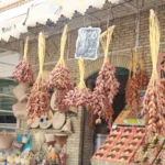 Nous vous invitons à découvrir un Sud tunisien authentique, un monde où le sable doré et la roche ocre racontent des siècles d’histoire. Ici, l’héritage culturel, les traditions ancestrales et la beauté brute des paysages se mélangent pour donner naissance à un univers fascinant. Au fil de notre excursion, nous partirons à la rencontre des oasis luxurieuses, des anciennes citadelles berbères, des villages troglodytes, des marchés animés et, surtout, du Sahara, ce désert légendaire. Nous explorerons des lieux insolites, goûterons des saveurs locales et partagerons des moments uniques avec les habitants. Laissez-vous séduire par ce circuit hors du commun, entre dunes infinies et coutumes millénaires, et préparez-vous à vivre une immersion totale dans une région qui ne ressemble à nulle autre. Découvrir l’Authenticité du Sud Tunisien : Traditions, Savoir-Faire et Hospitalité Nous pensons souvent au Sud tunisien comme à un vaste désert sans fin, mais il s’agit de bien plus. Cette région, façonnée par le soleil et le vent, regorge d’une richesse culturelle inestimable. Les communautés qui peuplent ce territoire depuis des générations ont su préserver un mode de vie simple et chaleureux. L’accueil y est spontané, le partage naturel, et l’on sent que chaque geste, chaque sourire, s’inscrit dans une tradition orale qui se transmet depuis la nuit des temps. C’est dans les petits villages reculés, loin de l’agitation côtière, que l’on perçoit la véritable âme du Sud. Les anciens racontent encore des légendes, les femmes tissent des tapis aux motifs ancestraux, les hommes troquent leurs denrées sur des marchés saisonniers. L’artisanat local, qu’il s’agisse de poteries, de bijoux en argent ou de belles écharpes colorées, reflète un savoir-faire séculaire. Le Sud tunisien, c’est aussi le berceau d’une gastronomie simple et savoureuse : du pain cuit sur la braise, des dattes moelleuses, des plats mijotés lentement, le tout dégusté sous une tente traditionnelle, au son du vent dans les dunes. Cette authenticité se retrouve dans chaque expérience du voyage. Des villages fortifiés perdus dans les collines, des musées vivants dédiés aux traditions locales, des festivals nomades célébrant la beauté du désert… Tout évoque un passé riche et un présent fier. Nous vous invitons à laisser de côté vos repères habituels, à écouter les histoires que l’on chuchote encore à la lumière des lampes à huile et à ressentir, profondément, l’énergie singulière de cette contrée. Djerba, Tatouine et les Ksours : Entre Cultures Anciennes et Héritage Berbère Notre aventure débute bien souvent à Djerba, cette île emblématique des côtes du Sud. Ici, tout commence en douceur : une île au climat doux, des plages de sable fin, des palmiers qui dansent au gré de la brise marine. Mais Djerba, ce n’est pas qu’une station balnéaire, c’est aussi un point de départ idéal pour s’enfoncer dans les terres. Depuis l’île, traverser le bac de Jorf est comme franchir une porte invisible vers un monde à part. En quelques heures, on quitte les eaux calmes de la Méditerranée pour s’immerger dans l’atmosphère plus rude mais envoûtante de l’arrière-pays. Rapidement, on atteint la région de Tatouine, un nom qui évoque immanquablement de lointains déserts imaginaires. Pourtant, Tatouine est bien réelle et abrite des trésors patrimoniaux méconnus. Les Ksours – ces anciens greniers fortifiés – veillent en sentinelle sur des paysages semi-désertiques. Ksar Ouled Soltane, Ksar Hadada ou Ksar Ouled Debbab, autant de sites témoignant des techniques ingénieuses employées par les Berbères pour stocker grains, huile et dattes à l’abri des pillards et de la chaleur. Promenez-vous entre ces alcôves superposées, admirez l’architecture minimaliste, écoutez le silence qui règne dans ces lieux, et ressentez la force de ces communautés ayant dompté un environnement parfois hostile. Plus loin, les villages perchés comme Chenini et Douiret offrent un panorama saisissant. On y découvre les vestiges de citadelles qui dominaient jadis les vallées sèches, garantissant une protection essentielle aux habitants. Aujourd’hui, ces lieux dégagent une atmosphère presque irréelle, comme figée dans le temps. Ici, le voyageur curieux se prend à rêver d’autres époques, d’autres modes de vie, et comprend mieux les liens étroits entre les populations locales et la terre. Pour organiser une véritable immersion dans ces univers fascinants, nous vous conseillons de consulter un circuit désert en Tunisie afin de personnaliser votre itinéraire. Douz, Matmata et le Sahara : Vivre l’Expérience d’un Désert Légendaire Poursuivons notre périple vers Douz, la « porte du désert ». Dans cette petite ville, une simple dune suffit pour sentir l’appel du Sahara. Au loin, les vagues de sable scintillent sous la lumière crue du soleil. Le silence est d’abord déconcertant, avant de devenir apaisant. À Douz, on s’installe souvent dans une auberge conviviale, on sirote un thé à la menthe bien chaud, et on part en fin d’après-midi explorer les dunes à dos de dromadaire. La sensation de liberté est totale. Les formes du désert changent au gré du vent, et contempler le coucher du soleil sur les dunes, c’est assister à un spectacle naturel aux couleurs changeantes, un véritable ballet d’ombres et de lumières. Plus au nord, Matmata est une autre étape spectaculaire. Ici, le paysage prend une allure surnaturelle. Les maisons troglodytes, creusées dans la roche, offrent un refuge frais et étonnamment confortable. Cette ingéniosité architecturale témoigne d’un mode de vie adapté aux contraintes du climat. On peut y passer la nuit, savourer un dîner traditionnel, écouter les légendes racontées par les villageois. Certains lieux, utilisés comme décors de cinéma, ont même acquis une renommée internationale. Matmata est l’exemple parfait de la capacité humaine à s’adapter à un environnement extrême. Le Sahara lui-même constitue l’apothéose du voyage. Passer une nuit en bivouac sous une tente berbère, c’est s’offrir une expérience inoubliable. S’allonger sur le sable frais, observer un ciel constellé d’étoiles, entendre le craquement du feu de camp, sentir le vent doux de la nuit… Tout cela fait partie de l’expérience. Le matin venu, l’aurore transforme le désert en un paysage pastel. Les dunes reprennent vie, les dromadaires se mettent en route, et vous repartez, le cœur plein de souvenirs et l’esprit apaisé, conscient d’avoir touché l’essence même de ce pays. Pour transformer votre rêve en réalité, n’hésitez pas à demander un devis de voyage sur mesure afin de concrétiser un circuit adapté à vos envies. Tozeur, Chott El-Jérid et les Oasis de Montagne : Jardins Cachés aux Portes du Désert Le Sud tunisien, c’est aussi le royaume des oasis. Tozeur, ville emblématique des dattiers, offre une parenthèse verdoyante au milieu de l’aridité environnante. Sa palmeraie, qui compte des centaines de milliers de palmiers, est un véritable jardin secret. On s’y promène à pied, à vélo ou en calèche, on se laisse tenter par les dattes fraîches, on admire l’architecture en briques de terre crue qui donne aux maisons un cachet unique. Le musée Dar Cheraït témoigne de la richesse culturelle de la région, mettant en valeur des costumes traditionnels, des bijoux anciens et des objets du quotidien. Non loin de là, le Chott El-Jérid étale sa vaste étendue de sel, un paysage d’apparence lunaire. Cet immense lac asséché, célèbre pour ses mirages, surprend par sa blancheur éclatante et ses reflets chatoyants. Au lever du soleil, le Chott semble s’embraser de nuances roses et dorées, créant un décor presque irréel. S’arrêter quelques instants, contempler cette immensité silencieuse, c’est saisir l’essence de la vie saharienne, régie par la lumière et le minéral. Plus au nord, les oasis de montagne comme Chebika, Tamerza et Mides dévoilent un autre visage du Sud. Nichées dans des gorges profondes, alimentées par des sources d’eau pure, ces oasis offrent des cascades rafraîchissantes, des jardins luxuriants et une ambiance plus intime. On se promène dans les anciens villages, on grimpe jusqu’aux belvédères pour admirer des panoramas saisissants, on respire l’air pur de la montagne. Ces oasis semblent défier la logique du désert, proposant un havre de fraîcheur et de verdure insoupçonné. Le Sud tunisien est multiple. D’une dune à l’autre, on passe de l’aridité la plus extrême à la fraîcheur d’un verger secret. Cette diversité, cette complexité, rendent chaque étape du voyage passionnante. C’est un territoire où le naturel et le sacré, le minéral et le végétal, le silence et le chant des oiseaux, s’entremêlent constamment. Ici, on apprend à apprécier la simplicité d’un verre d’eau fraîche, d’un fruit sucré, d’un coin d’ombre, comme des cadeaux du désert. Organiser un Circuit Sur Mesure dans le Sud Tunisien : Itinéraires, Hébergements et Conseils Pratiques Pour profiter pleinement d’un circuit dans le Sud tunisien, nous conseillons de prendre en compte certains éléments. D’abord, choisir la bonne saison : l’automne et le printemps sont idéaux, avec des températures plus clémentes. Les journées sont lumineuses, les nuits supportables, et vous pourrez ainsi sillonner les pistes sans souffrir de la chaleur extrême. L’hiver, lui, offre un ciel pur et des nuits fraîches, tandis que l’été, souvent torride, peut réserver des expériences plus difficiles à gérer. Côté hébergements, la région propose un large éventail d’options. Vous trouverez des hôtels confortables dans les villes-étapes comme Tozeur ou Douz, mais aussi des maisons d’hôtes plus intimistes, des campements nomades dans le désert, et même des logements troglodytes à Matmata. Chacun de ces types d’hébergements a son charme, que ce soit la convivialité des hôtes, le cadre naturel exceptionnel ou la possibilité de passer la nuit sous un ciel étoilé. N’hésitez pas à panacher les expériences, à passer une nuit dans un campement bédouin, puis une autre dans une maison traditionnelle, afin de goûter à toutes les facettes de la vie locale. En ce qui concerne les déplacements, un véhicule tout-terrain est souvent nécessaire pour accéder aux coins les plus reculés. On peut également compter sur les transports locaux ou s’offrir les services d’un guide professionnel, fin connaisseur du terrain et des coutumes. Ce dernier pourra non seulement vous conduire en toute sécurité, mais aussi partager ses anecdotes, ses connaissances sur la faune, la flore, l’histoire et les légendes de ces lieux. L’organisation d’un circuit complet demande du temps et de la réflexion. Pour ceux qui souhaitent gagner en tranquillité, il est possible de faire appel à des spécialistes qui connaissent parfaitement la région. Ils sauront créer un itinéraire adapté à vos centres d’intérêt : explorer les oasis, rencontrer des artisans, parcourir les déserts, découvrir les ksours… Tout est envisageable, tant que vous êtes prêts à ouvrir vos sens et votre esprit à la magie du Sud. Au final, l’excursion dans le Sud tunisien est une plongée dans un univers fascinant. Chaque arrêt, chaque rencontre, chaque paysage dévoile une nouvelle facette de ce pays contrasté. Vous en reviendrez avec des souvenirs inoubliables, des photos aux couleurs éclatantes, et le sentiment d’avoir touché du doigt une culture millénaire. Laissez-vous porter par ce voyage, ressentez la chaleur du soleil et la douceur du sable, écoutez le chant du désert, et repartez enrichis, transformés par cette expérience.