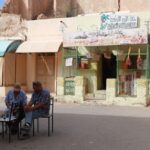 Le sud tunisien est une terre d’aventure, où les paysages désertiques s’étendent à perte de vue, ponctués d’oasis verdoyantes, de dunes majestueuses et de villages pittoresques. Si vous êtes à Sousse, Hammamet, Tunis, Monastir ou Korba, une excursion vers le sud tunisien est l’occasion rêvée de découvrir les merveilles naturelles et culturelles de cette région fascinante. Dans cet article, nous vous emmenons dans un voyage captivant, à la découverte des lieux incontournables du sud tunisien. 1. Départ vers Douz : La Porte du Désert L’excursion commence souvent par un départ tôt le matin depuis votre lieu de séjour. Que vous soyez à Sousse, Hammamet, Tunis, Monastir ou Korba, il faut compter environ 5 à 6 heures de route pour atteindre Douz, surnommée "la porte du désert". Cette petite ville est le point de départ idéal pour explorer le Sahara. À Douz, vous aurez l’opportunité de découvrir son célèbre marché hebdomadaire, où les habitants vendent des produits locaux comme des dattes fraîches, des épices et de l’artisanat. Vous pouvez aussi visiter le Musée du Sahara, qui met en lumière la vie traditionnelle des nomades. L’expérience phare de Douz est sans aucun doute une balade à dos de dromadaire dans les dunes environnantes. Ce moment unique vous plonge immédiatement dans l’ambiance magique du désert. 2. Matmata : Le Village Troglodytique Après Douz, direction Matmata, célèbre pour ses habitations troglodytiques. Ces maisons, creusées dans le sol pour se protéger de la chaleur, offrent un aperçu fascinant des techniques d’adaptation des Berbères à leur environnement. Ce village a également servi de décor pour le film Star Wars, attirant des cinéphiles du monde entier. En explorant Matmata, vous pourrez entrer dans certaines maisons troglodytiques encore habitées. Les habitants, chaleureux et accueillants, partagent volontiers leur mode de vie et leurs traditions. Ne manquez pas de goûter à un verre de thé à la menthe, accompagné de pâtisseries locales. Matmata est aussi un excellent endroit pour admirer des paysages lunaires, avec ses collines arides et ses plaines désertiques qui semblent tout droit sorties d’un autre monde. 3. Les Oasis de Chebika et Tamerza : Un Paradis Caché Le sud tunisien ne se résume pas à des dunes et des déserts. En vous rendant dans les montagnes de l’Atlas, vous découvrirez les splendides oasis de Chebika et Tamerza. Ces joyaux naturels offrent un contraste saisissant avec les paysages arides environnants. Chebika, surnommée "l’oasis des étoiles", est un véritable havre de paix. En vous promenant dans ses sentiers bordés de palmiers, vous entendrez le doux murmure des cascades et des sources naturelles. Tamerza, quant à elle, est connue pour ses cascades spectaculaires et son vieux village abandonné, qui raconte l’histoire de cette région autrefois prospère. Ces oasis sont idéales pour les amateurs de randonnée et de photographie. La beauté des lieux est tout simplement époustouflante. 4. Chott El-Jérid : Le Lac Salé aux Reflets Magiques Un autre point fort de votre excursion est la traversée du Chott El-Jérid, un immense lac salé qui s’étend sur des milliers de kilomètres carrés. Ce site naturel est célèbre pour ses paysages surréalistes, avec des reflets colorés créés par la lumière du soleil et les cristaux de sel. En hiver, le lac peut être partiellement recouvert d’eau, tandis qu’en été, il se transforme en une vaste étendue blanche scintillante. Si vous êtes chanceux, vous pourrez même apercevoir un mirage, un phénomène optique fascinant. Profitez de cet arrêt pour prendre des photos mémorables et admirer ce paysage unique en son genre. 5. Tozeur : Une Ville d’Oasis et de Culture Votre aventure se poursuit vers Tozeur, une ville emblématique du sud tunisien. Connue pour son immense oasis et son architecture traditionnelle en briques, Tozeur est un véritable bijou à explorer. Promenez-vous dans la vieille ville et admirez les médersas et les mosquées construites en briques de sable. Découvrez le musée Dar Chrait, qui retrace l’histoire et la culture de la région. Profitez d’une promenade en calèche à travers l’oasis de Tozeur, où vous pourrez admirer des milliers de palmiers dattiers. Pour les amateurs de sensations fortes, Tozeur est également un point de départ pour des excursions en 4x4 vers des sites incroyables comme Ong Jemel, un décor naturel utilisé dans plusieurs films. 6. Une Nuit dans le Désert : Une Expérience Inoubliable L’un des moments les plus magiques de votre excursion sera sans aucun doute la nuit passée dans le désert. Après une journée riche en découvertes, installez-vous dans un campement typique, où vous serez accueilli avec un dîner traditionnel sous les étoiles. Le désert, avec son silence absolu et son ciel étoilé, offre une atmosphère paisible et envoûtante. Vous pourrez partager des moments conviviaux autour d’un feu de camp, écouter des musiques traditionnelles et contempler la voie lactée. Dormir sous une tente berbère est une expérience unique, qui vous laissera des souvenirs impérissables. 7. Pourquoi Choisir une Excursion avec Nous ? Nous proposons des excursions parfaitement organisées, adaptées à vos besoins et à vos envies. Que vous soyez en famille, entre amis ou en couple, nous veillons à ce que votre aventure dans le sud tunisien soit une expérience exceptionnelle. Nos guides expérimentés vous accompagneront tout au long du voyage, en partageant des anecdotes fascinantes et des informations sur les lieux visités. De plus, nous veillons à ce que chaque détail soit pris en charge pour que vous puissiez profiter pleinement de votre escapade. Pour réserver votre prochaine excursion, visitez notre site et demandez un devis personnalisé ici : Devis Voyage Désert Sud Tunisie. Conclusion : Partez à la Découverte du Sud Tunisien Le sud tunisien est une destination incontournable pour les amoureux de la nature, de la culture et de l’aventure. Avec ses dunes de sable, ses oasis luxuriantes, ses villages authentiques et son patrimoine unique, cette région vous promet un voyage hors du commun. Que vous partiez de Sousse, Hammamet, Tunis, Monastir ou Korba, nous vous invitons à découvrir les merveilles du sud tunisien. Alors, qu’attendez-vous pour vivre cette aventure inoubliable ? Cliquez ici pour en savoir plus sur nos circuits : Circuits Désert Sud Tunisie.