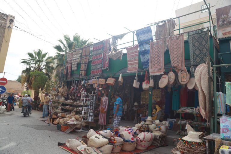 Vacances au sud Tunisien : Plongez au Cœur d’un Monde Authentique et Enchanteur Organiser des vacances au sud tunisien, c’est s’offrir une véritable parenthèse hors du temps. Nous invitons ceux qui rêvent d’évasion à découvrir une région où le désert s’étend à perte de vue, où les oasis rafraîchissent l’âme et où les traditions millénaires continuent de façonner le quotidien. Entre les paysages époustouflants, la richesse culturelle et l’accueil chaleureux des habitants, le sud tunisien promet une expérience de voyage inoubliable. Vivre l’Authenticité du Désert : De Douz à l’Immensité Saharienne Lorsque nous évoquons le sud tunisien, le premier mot qui nous vient en tête est sans doute le désert. Cet océan de dunes dorées, baigné par le soleil, est un véritable appel à la déconnexion. Nous savons que la simple idée de parcourir ces vastes étendues de sable, de contempler les couchers de soleil aux couleurs flamboyantes et de s’endormir sous un ciel constellé d’étoiles suffit à faire rêver. C’est à Douz, surnommée la “porte du Sahara”, que tout commence. Ce petit village aux confins du désert est le point de départ idéal pour une immersion totale. Ici, nous vous proposons de partir pour une excursion à dos de dromadaire, le temps de quelques heures ou d’une nuit dans un campement berbère. Ce moment suspendu vous permettra de ressentir pleinement le rythme du désert, loin de l’agitation du quotidien. Les dunes sculptées par le vent, la quiétude des lieux et le silence absolu ne manqueront pas de vous surprendre. Et si vous souhaitez aller encore plus loin dans cette découverte, jetez un coup d’œil à nos circuits désert qui vous mèneront au cœur du Sahara, là où la nature impose son rythme et son aura mystérieuse. Escapades Culturelles et Patrimoniales : Matmata, Ksar Ghilane et Au-Delà Mais le sud tunisien ne se résume pas à un désert majestueux. Il est aussi le berceau de traditions ancestrales, de villages authentiques et de sites incroyablement préservés. Nous savons que le charme du sud réside également dans ses habitations troglodytes, comme celles de Matmata, dont l’architecture surprenante a fait le tour du monde. Ici, les Berbères ont creusé leurs maisons directement dans la roche, offrant un havre de fraîcheur et de discrétion au milieu d’un paysage aride. Ces habitations, encore habitées, sont un témoignage vivant d’un mode de vie ancestral, transmis de génération en génération. Un peu plus à l’est, au cœur du désert, Ksar Ghilane vous accueille dans une oasis d’un autre temps. Ce petit coin de paradis, entouré de palmiers, est le lieu idéal pour faire une pause et profiter de la quiétude des lieux. Vous pourrez piquer une tête dans une source naturelle chaude, déguster des dattes fraîches ou simplement savourer l’instant présent. Si vous souhaitez prolonger l’aventure, une balade en quad ou en 4x4 vous mènera jusqu’aux anciens forts romains perdus dans la solitude du désert. Plus loin, les ksour (pluriel de ksar) rivalisent de beauté et de mystère. Ces greniers fortifiés, érigés sur des collines rocheuses, témoignent du passé nomade et marchand de la région. Dans ces villages perchés, à l’instar de Chenini ou Douiret, les ruelles étroites, les maisons ocres et les panoramas saisissants sur les plaines désertiques invitent à la contemplation. Nous aimons particulièrement observer, au détour d’un sentier, la lumière changeante qui baigne les pierres au coucher du soleil. Entre Oasis Lush et Marchés Colorés : Tozeur, Nefta et le Chott El-Jérid En poursuivant votre voyage, vous atteindrez la région des oasis, véritables jardins d’Éden nichés dans un environnement hostile. Tozeur, capitale de l’oasis, est un lieu d’une richesse incroyable. Ici, nous vous conseillons de flâner dans la vieille ville, aux façades ornées de briques ocre-oranger, véritables dentelles de terre cuite. Vous pourrez parcourir ses marchés colorés, goûter aux dattes les plus savoureuses de Tunisie, et peut-être même vous laisser tenter par un atelier de tissage pour découvrir le savoir-faire local. Tozeur est également le point de départ idéal pour explorer la fameuse corbeille de Nefta, une oasis panoramique aux mille palmiers, ou encore pour partir à la découverte des décors naturels de Star Wars, un clin d’œil pour les cinéphiles qui y reconnaîtront sans peine les scènes tournées dans ce paysage surréaliste. Nous vous recommandons aussi une escapade vers le Chott El-Jérid, lac salé aux reflets changeants, où les mirages trompent souvent les yeux du voyageur. Le silence presque surnaturel qui règne dans cette immense étendue blanche offre une expérience sensorielle hors du commun. La Cuisine du Sud : Un Héritage Gastronomique aux Saveurs Authentiques Vos vacances au sud tunisien seront aussi l’occasion de faire voyager vos papilles. La gastronomie locale, riche et variée, s’inspire des produits de la terre et des traditions bédouines. Ici, nous avons à cœur de vous faire découvrir des saveurs uniques, comme le couscous d’orge, le lablabi (soupe de pois chiches épicée) ou la mloukhia (ragoût aux feuilles de corète). Les pâtisseries à base de dattes, de miel et d’amandes sont un pur délice, à savourer avec un thé à la menthe bien chaud. Lors de votre séjour, vous aurez certainement l’occasion d’être invité à un repas chez l’habitant, une expérience qui vaut tous les discours. Autour d’une table basse, vous partagerez des plats simples et savoureux, préparés avec soin et amour. Ce moment d’échange et de découverte est une clé pour comprendre la générosité et la convivialité du sud tunisien. Activités et Expériences en Plein Air : Randonner, Pédaler et Glisser sur le Sable Le sud tunisien est un véritable terrain de jeu pour les amateurs d’activités en plein air. Nous vous suggérons de troquer, ne serait-ce que pour une journée, votre confort habituel contre de nouvelles sensations. Les randonnées dans le désert, guidées par des professionnels du tourisme local, vous permettront de vous immerger pleinement dans l’ambiance saharienne, sans le moindre bruit de moteur. Les plus sportifs pourront s’essayer au sandboard, une activité insolite qui consiste à glisser sur les dunes, un peu comme sur une piste de ski ! Pour ceux qui préfèrent la vitesse, une balade en quad ou en buggy dans les dunes procure une bonne dose d’adrénaline. D’autres choisiront la douceur d’une promenade à cheval ou à dos de dromadaire, ou encore le plaisir d’une excursion en VTT pour parcourir les oasis et les villages reculés. L’Hospitalité Tunisienne : Accueil, Sourire et Moments de Partage Si nous aimons tant le sud tunisien, c’est aussi pour l’hospitalité de ses habitants. Partout, vous serez accueilli avec un sourire sincère, une poignée de main chaleureuse et une tasse de thé sucré. Les rencontres, souvent spontanées, donnent lieu à des discussions passionnantes, où vous apprendrez autant sur la vie locale que sur les enjeux du monde moderne. Cet échange humain est un atout précieux pour ceux qui souhaitent donner un sens à leurs vacances, au-delà de la simple contemplation de paysages. Prendre le temps de partager quelques mots, de s’intéresser à la culture, aux traditions et aux défis du quotidien est la meilleure façon de rentrer chez soi avec plus qu’une collection de photos. Cela vous laissera un souvenir vibrant, gravé dans votre mémoire. Logements et Hébergements : Entre Confort Modernisé et Séjours Authentiques La variété d’hébergements disponibles dans le sud tunisien permet de répondre à toutes les envies. Nous savons que certains apprécieront le confort d’un hôtel moderne, avec piscine et vue sur l’oasis, tandis que d’autres préféreront la simplicité d’un gîte chez l’habitant ou le charme d’une maison troglodyte transformée en maison d’hôtes. Il est également possible de passer une nuit en plein désert, sous une tente berbère, pour vivre une expérience à la fois authentique et mémorable. Ce moment hors du temps, rythmé par la lueur des étoiles, marquera profondément votre séjour. À l’aube, vous pourrez contempler le lever du soleil sur les dunes, un spectacle d’une beauté saisissante. Quand Partir au Sud Tunisien : Profiter au Maximum des Conditions Optimales Le climat du sud tunisien est marqué par la chaleur et l’aridité. Nous conseillons généralement de partir au printemps ou à l’automne, lorsque les températures sont plus douces et agréables. Durant ces périodes, il est plus facile de profiter de toutes les activités sans souffrir de la chaleur écrasante de l’été. L’hiver, quant à lui, offre des journées clémentes et des soirées plus fraîches, idéales pour se blottir autour d’un feu de camp dans le désert. Au-delà des conditions climatiques, le choix de la saison dépendra aussi de vos envies. Si vous souhaitez voir les marchés animés, rencontrer les habitants lors de fêtes locales ou découvrir la récolte des dattes, n’hésitez pas à vous renseigner sur les événements de la région. Et si vous avez un doute, nous sommes là pour vous aider à organiser votre séjour dans les meilleures conditions. Pour cela, n’hésitez pas à nous contacter via ce lien : Devis Voyage Désert Sud Tunisie. Planifier et Réserver Son Séjour : Un Accompagnement sur Mesure Organiser des vacances au sud tunisien demande un peu de préparation, surtout si vous souhaitez découvrir des endroits reculés. Nous mettons à votre disposition notre expertise, nos connaissances du terrain et nos partenaires locaux pour vous aider à construire un programme sur mesure. Que vous souhaitiez privilégier le côté aventure, la détente, la découverte culturelle ou la gastronomie, nous saurons vous orienter vers les expériences qui correspondent le mieux à vos attentes. Nous vous proposons aussi des circuits modulables, pour une totale liberté. Vous pouvez ainsi décider de passer plus de temps dans une oasis, de faire une randonnée supplémentaire dans le désert ou de découvrir un village que vous avez repéré sur la route. L’idée est de créer ensemble un itinéraire qui vous ressemble, afin que vos vacances deviennent un souvenir marquant, que vous aurez envie de partager à votre retour. Explorer le Sud Tunisien pour un Voyage Inoubliable Le sud tunisien est une destination fascinante, qui combine une nature grandiose, une culture ancestrale et une hospitalité sincère. En y posant vos bagages, vous pénétrerez dans un monde à part, où la terre et le ciel semblent se rejoindre à l’horizon, et où chaque rencontre, chaque paysage, chaque saveur vous laissera un souvenir précieux. Nous savons que ces vacances vous offriront bien plus que des images de carte postale. Elles vous permettront de vous reconnecter à vous-même, d’ouvrir vos sens à de nouvelles perceptions, de rencontrer des personnes authentiques et d’élargir votre vision du monde. Nous vous invitons à franchir le pas et à venir découvrir ce coin de Tunisie qui ne demande qu’à vous émerveiller. Pour préparer dès maintenant votre séjour, consultez nos circuits désert, comparez les différentes options et n’hésitez pas à nous contacter. Nous serons ravis de vous accompagner dans cette aventure, et de vous aider à transformer un simple voyage en une expérience de vie.