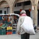 Plonger dans le sud tunisien, c’est se laisser transporter dans un univers unique où le temps semble suspendu. Entre déserts, oasis verdoyantes, dunes dorées et villages troglodytiques, cette région regorge de trésors à découvrir. Que vous soyez passionné d’histoire, amoureux de la nature ou en quête d’évasion, un circuit dans le sud tunisien saura vous combler. 1. Le Sud Tunisien : Une Terre de Contrastes et de Beauté Le sud de la Tunisie offre une variété de paysages à couper le souffle. Djerba, surnommée « l’île aux mille palmiers », est une porte d’entrée idéale pour explorer cette région fascinante. Ici, le sable fin et les eaux turquoise rivalisent de beauté avec les souks animés et les villages typiques. En quittant l’île, cap sur les terres de Tatouine. Ce département est réputé pour ses ksour, ces anciens greniers fortifiés qui servaient autrefois à stocker les denrées alimentaires des nomades. Ces édifices impressionnants offrent un aperçu unique sur l’histoire et la culture berbère. Les amateurs de désert trouveront leur bonheur dans le Grand Erg Oriental. Avec ses dunes à perte de vue, cette région est le paradis des aventuriers. Une nuit en bivouac sous un ciel étoilé figure parmi les expériences les plus marquantes que le sud tunisien a à offrir. 2. Découvrir les Oasis du Sud : Chebika, Tamerza et Midès Les oasis de montagne du sud tunisien constituent une véritable merveille naturelle. Chebika, Tamerza et Midès, perchées au pied des monts de l’Atlas, sont trois joyaux incontournables. Ces lieux, autrefois habités par des populations berbères, offrent un contraste saisissant entre les rochers arides et la végétation luxuriante. Chebika, souvent surnommée « le château de l’étoile », est un ancien village perché qui surplombe une oasis. Ses cascades et ses piscines naturelles invitent à une pause rafraîchissante après une longue journée d’exploration. Tamerza, la plus grande des oasis de montagne, est célèbre pour ses anciennes habitations en pisé et ses gorges spectaculaires. Une promenade dans ses ruelles désertées est une véritable plongée dans le passé. Enfin, Midès, située à proximité de la frontière algérienne, est réputée pour ses canyons vertigineux et ses panoramas à couper le souffle. Ces oasis représentent une escale incontournable lors d’un circuit dans le sud tunisien. Vous pourrez les explorer à pied, en 4x4 ou même à dos de dromadaire pour une expérience encore plus immersive. 3. Douz : La Porte du Désert Douz, souvent appelée « la porte du désert », est un véritable symbole de la culture saharienne. Cette petite ville animée constitue un point de départ idéal pour une excursion dans le désert. Chaque année, Douz accueille le Festival international du Sahara, un événement qui célèbre les traditions des peuples nomades. Courses de dromadaires, danse folklorique, musique traditionnelle et artisanat local sont autant d’activités qui mettent en lumière le riche patrimoine de la région. Une nuit en tente berbère dans les dunes de Douz est une expérience à ne pas manquer. Sous un ciel d’étoiles scintillantes, laissez-vous bercer par le silence du désert, interrompu uniquement par le bruissement du vent dans les dunes. 4. Matmata : Voyage au Cœur des Maisons Troglodytiques Matmata est l’une des destinations les plus surprenantes du sud tunisien. Ce village est connu pour ses maisons troglodytiques, creusées dans la roche. Ces habitations à la fois simples et ingénieuses permettent de réguler la température, offrant une fraîcheur bienvenue en été et une chaleur confortable en hiver. Les passionnés de cinéma reconnaîtront sans doute ces lieux uniques, car ils ont servi de décors pour le film « Star Wars ». Aujourd’hui, il est possible de visiter certaines de ces maisons, voire d’y passer la nuit pour une immersion totale. Matmata constitue également un point de départ idéal pour explorer les environs, notamment la plaine de Djerid et ses paysages lunaires. 5. Comment Planifier votre Excursion dans le Sud Tunisien Pour vivre une expérience inoubliable dans le sud tunisien, il est essentiel de bien planifier votre voyage. Voici quelques conseils pour optimiser votre séjour : Choisir la bonne période : Préférez l’automne ou le printemps, lorsque les températures sont agréables. Opter pour un circuit organisé : Les agences locales, comme Sud Tunisie Voyages, proposent des circuits personnalisés pour découvrir les sites incontournables tout en évitant les tracas logistiques. Prévoir une tenue adaptée : Des vêtements légers, mais couvrants, sont idéaux pour vous protéger du soleil et du sable. Enfin, pour réserver votre voyage ou obtenir un devis personnalisé, rendez-vous sur Sud Tunisie Voyages. Conclusion : Une Aventure Unique au Cœur de la Tunisie Le sud tunisien est une destination de choix pour tous ceux qui rêvent d’évasion et de découverte. Avec ses paysages variés, sa culture riche et son hospitalité chaleureuse, cette région offre une aventure inoubliable. N’attendez plus pour partir à la rencontre des merveilles du sud tunisien et vivre une expérience hors du commun !
