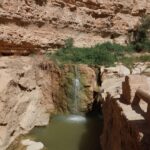 Vous rêvez de découvrir la beauté du sud tunisien tout en profitant d’une expérience unique en son genre ? Le village berbère de Tamerza vous invite à poser votre tente et à profiter d’un séjour gratuit dans un cadre naturel spectaculaire. Niché au cœur des montagnes, cet endroit mythique offre bien plus qu’un simple camping : c’est une immersion totale dans la culture berbère et une connexion profonde avec la nature. Un Joyau au Cœur des Montagnes du Sud Tunisien Tamerza est bien plus qu’un simple village, c’est un véritable joyau caché dans le désert tunisien. Situé à proximité de Tozeur, cette oasis de montagne est renommée pour ses paysages à couper le souffle et son patrimoine unique. Imaginez-vous entouré de montagnes majestueuses, écoutant le bruit apaisant des cascades et explorant des canyons sculptés par le temps. Tamerza offre une expérience de camping en harmonie totale avec la nature, loin du bruit et du stress de la vie urbaine. Pourquoi Tamerza est Idéale pour le Camping ? Accès Libre et Gratuit : Contrairement à de nombreux sites touristiques, Tamerza vous permet de camper gratuitement. Vous n’avez besoin que de votre tente et de votre envie d’aventure. Sécurité : Le village est accueillant et offre un environnement sécurisé pour les campeurs. Cadre Naturel Exceptionnel : Entre ses cascades, ses montagnes et son climat doux, Tamerza est un lieu idéal pour renouer avec la nature. Pour planifier votre expérience dans le désert tunisien, cliquez ici : https://sudtunisie.com/voyage/circuits-desert. Les Activités Incontournables lors de Votre Séjour à Tamerza 1. Explorer les Cascades et les Canyons Les cascades de Tamerza sont l’un des points forts de cette destination. Bien que modestes en taille, elles créent un contraste saisissant avec le désert aride environnant. Vous pouvez vous aventurer dans les canyons voisins pour une expérience de randonnée inoubliable. Ces formations rocheuses, sculptées par des millénaires d’érosion, sont parfaites pour les amoureux de la nature et de la photographie. 2. Visiter le Village Abandonné de Tamerza Le vieux village de Tamerza, déserté après des inondations dans les années 1960, est un lieu chargé d’histoire. Ses ruines pittoresques racontent des siècles de vie berbère. Une promenade dans ces ruines vous plonge dans un univers mystérieux où le temps semble s’être arrêté. 3. Randonnées et Balades : Une Expérience Unique Les amateurs de randonnée seront comblés par les sentiers qui serpentent dans les montagnes autour de Tamerza. Vous pouvez choisir entre des parcours faciles pour une simple balade ou des randonnées plus exigeantes pour explorer des endroits plus reculés. 4. Plongée dans la Culture Berbère Le village de Tamerza est aussi une excellente opportunité pour découvrir la culture berbère. Les habitants sont connus pour leur hospitalité et seront ravis de partager leurs histoires, leur musique traditionnelle et même leurs plats locaux. Ne manquez pas de goûter à un couscous berbère ou à des dattes fraîchement récoltées. Conseils Pratiques pour un Camping Réussi à Tamerza Pour tirer le meilleur parti de votre séjour, voici quelques conseils pratiques : Prévoyez de l’équipement Adéquat : Assurez-vous d’avoir une tente robuste, des sacs de couchage chauds et des chaussures de randonnée confortables. Apportez de l’eau et de la Nourriture : Bien que Tamerza ait des points de ravitaillement, il est toujours préférable d’avoir des provisions suffisantes. Respectez la Nature : Laissez l’endroit propre et évitez de perturber l’écosystème local. Prévoyez une Protection Solaire : Le soleil peut être intense dans la région, surtout en été. Une Expérience Unique et Accessible à Tous Le camping à Tamerza est une expérience accessible à tous les budgets. Que vous soyez un aventurier solitaire ou en famille, ce village berbère vous offre l’occasion de découvrir le sud tunisien sous un nouvel angle. En combinant nature, culture et aventure, Tamerza est une destination qui saura satisfaire tous les goûts. Pour obtenir un devis personnalisé ou planifier votre aventure, contactez-nous ici : https://sudtunisie.com/devis-voyage-desert-sud-tunisie-vacances-pas-cher-tunisie-sahara-tunisie. Préparez-Vous pour un Voyage Inoubliable En conclusion, camper à Tamerza est bien plus qu’un simple voyage : c’est une expérience qui vous connecte à la fois à la nature et à une culture authentique. Alors, préparez votre tente, prenez votre sac à dos et partez explorer l’une des plus belles régions du sud tunisien. Vous reviendrez avec des souvenirs précieux et l’envie de repartir très vite.