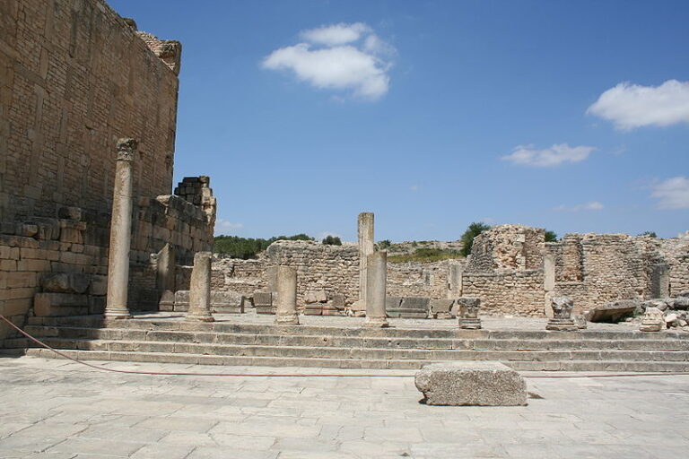 Si vous êtes à la recherche d'une aventure qui combine l’histoire, la culture et la beauté des paysages de la Tunisie, une excursion à Zaghouan, Thuburbo Majus et Dougga est une expérience inoubliable. Ces trois sites archéologiques sont des incontournables pour les amateurs d’histoire et de nature. Que vous soyez basé à Sousse, Hammamet, Tunis, Monastir ou Korba, cette excursion est facilement accessible et vous promet de découvrir des trésors de la civilisation romaine et d’autres civilisations antiques, tout en profitant de paysages à couper le souffle. Dans cet article, nous allons vous guider à travers ce voyage fascinant. Pourquoi choisir une excursion à Zaghouan, Thuburbo Majus et Dougga ? La Tunisie est un véritable musée à ciel ouvert, et une excursion vers Zaghouan, Thuburbo Majus et Dougga est l'une des meilleures façons de découvrir son riche patrimoine historique. Ces sites, riches en vestiges archéologiques, sont des témoins précieux de la grandeur de l’Empire romain, mais aussi d’autres civilisations qui ont marqué l’histoire de la région. Zaghouan : Cette petite ville située à environ 50 km au nord de Tunis est un lieu d’intérêt majeur en raison de son aqueduc romain qui acheminait l’eau depuis les montagnes vers Carthage. Ce monument impressionnant témoigne du génie civil des Romains. En plus de son histoire, Zaghouan est aussi célèbre pour ses montagnes et ses paysages pittoresques, offrant une vue panoramique à couper le souffle. Thuburbo Majus : Ce site archéologique est moins fréquenté que d’autres, ce qui lui confère une atmosphère plus intime et préservée. Il abrite des ruines bien conservées de la période romaine, notamment un théâtre, un forum et des thermes. Ce site est l'un des mieux conservés de la région et permet de se plonger totalement dans l'histoire ancienne. Dougga : Classée au patrimoine mondial de l'UNESCO, Dougga est l’un des sites archéologiques les plus impressionnants du pays. Ce site romain, situé à environ 120 km de Tunis, offre des ruines spectaculaires qui comprennent un théâtre, des temples, un forum et des thermes. Dougga est un véritable voyage dans le temps et permet de découvrir les merveilles de l’Empire romain dans toute sa splendeur. Comment organiser une excursion vers Zaghouan, Thuburbo Majus et Dougga ? Organiser une excursion vers ces sites historiques peut sembler complexe, mais il existe plusieurs options pour faciliter votre voyage, que vous partiez de Sousse, Hammamet, Tunis, Monastir ou Korba. Voici quelques conseils pour une excursion réussie : 1. Transport facile depuis toutes les grandes villes tunisiennes Que vous soyez à Sousse, Hammamet, Tunis, Monastir ou Korba, ces sites sont facilement accessibles en voiture ou en bus. La plupart des agences de voyage proposent des excursions guidées en transport privé qui vous permettront de découvrir ces lieux sans souci. Si vous êtes en groupe, cette option est particulièrement pratique. De Tunis à Zaghouan : Environ 50 km. Il faut compter environ une heure en voiture. De Tunis à Thuburbo Majus : Environ 60 km. Le trajet dure environ une heure et demie. De Tunis à Dougga : Environ 120 km. Le trajet dure environ deux heures en voiture. Les trajets sont généralement agréables et offrent des vues intéressantes sur la campagne tunisienne. Vous aurez l'occasion de voir les champs d’oliviers, les villages pittoresques et, bien sûr, les montagnes de Zaghouan qui se profilent au loin. 2. Choisir une excursion guidée pour un meilleur accompagnement Bien que vous puissiez visiter ces sites par vous-même, il est vivement conseillé de choisir une excursion guidée. Un guide expérimenté pourra vous fournir des informations détaillées sur l’histoire de chaque site, ce qui enrichira considérablement votre expérience. De plus, un guide peut également répondre à toutes vos questions et vous offrir une visite plus personnalisée. Si vous souhaitez organiser cette excursion, vous pouvez consulter des agences spécialisées qui proposent des visites privées ou en groupe. Vous pouvez en savoir plus sur ces offres en visitant ce lien : Excursions dans le désert et circuits en Tunisie. Ce que vous découvrirez à chaque étape de l'excursion Zaghouan : L’aqueduc et les paysages époustouflants L'excursion commence à Zaghouan, une ville historique qui se distingue par son fameux aqueduc romain. Ce dernier est un chef-d’œuvre de génie civil, conçu pour acheminer l'eau vers Carthage, à plus de 130 kilomètres. Le site comprend également un temple dédié à Jupiter, et une vue magnifique sur la montagne de Zaghouan, un véritable havre de paix pour les amoureux de la nature. Une visite à Zaghouan permet également de découvrir des ruines de bains romains et des vestiges d'anciennes habitations. Les passionnés d’histoire apprécieront également la visite du Musée de Zaghouan, où vous pourrez en apprendre davantage sur les objets archéologiques découverts sur place. Thuburbo Majus : Une immersion dans l’époque romaine Thuburbo Majus est un site moins fréquenté que Dougga, mais il n’en reste pas moins fascinant. Ce site abrite des vestiges très bien conservés de l'époque romaine, notamment un forum, un temple dédié à Jupiter, ainsi qu'un théâtre impressionnant. Les amoureux d’archéologie apprécieront les détails des constructions romaines, et les visiteurs pourront se promener dans des rues anciennes qui évoquent le quotidien de la Rome antique. Le site est assez vaste, et les ruines de Thuburbo Majus sont parmi les mieux conservées de Tunisie. C’est un lieu idéal pour ceux qui cherchent à s’éloigner des foules et à profiter d’une visite plus tranquille. Dougga : Le joyau de l'Empire romain en Tunisie Le dernier site de l'excursion est sans doute le plus spectaculaire : Dougga. Ce site est un véritable musée à ciel ouvert, avec des vestiges impressionnants de la civilisation romaine. Parmi les monuments les plus emblématiques de Dougga, on trouve un théâtre romain qui pouvait accueillir jusqu'à 3 500 spectateurs, un temple de Saturne et un arc de triomphe. Les visiteurs peuvent se promener dans les rues pavées et admirer les ruines de maisons romaines, ainsi que les vestiges des thermes et du forum. Dougga offre une expérience immersive dans l’histoire de l’Empire romain, et sa beauté naturelle, avec des collines verdoyantes et des oliveraies environnantes, rend la visite encore plus agréable. Conseils pratiques pour une excursion réussie Portez des chaussures confortables : Les sites archéologiques peuvent être vastes et inclure des terrains inégaux. Il est donc conseillé de porter des chaussures adaptées pour marcher facilement. Apportez de l’eau et de la crème solaire : En été, les températures peuvent être assez élevées, donc il est essentiel de rester hydraté et protégé du soleil. Préparez-vous à prendre des photos : Ces sites sont incroyablement photogéniques, alors n'oubliez pas votre appareil photo pour capturer la beauté des ruines et des paysages. Conclusion : Une excursion inoubliable à travers l’histoire de la Tunisie Une excursion à Zaghouan, Thuburbo Majus et Dougga est un véritable voyage dans le temps. Ces trois sites archéologiques, qui témoignent de la grandeur de l’Empire romain, sont des incontournables pour les passionnés d’histoire et de culture. Que vous soyez à Sousse, Hammamet, Tunis, Monastir ou Korba, une excursion vers ces sites fascinants vous permettra de découvrir la richesse de la Tunisie et son passé antique. Pour organiser votre excursion, n’hésitez pas à consulter des agences spécialisées et à réserver dès maintenant votre place. Pour plus d'informations et pour demander un devis, visitez ce lien : Demandez votre devis pour une excursion dans le désert et en Tunisie.