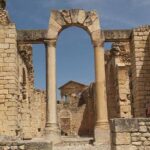 Explorer les merveilles historiques et naturelles de la Tunisie est une aventure qui ravira les amateurs d’histoire, les amoureux de la nature et les curieux à la recherche de nouvelles découvertes. Dans cet article, nous vous proposons un voyage fascinant à travers trois joyaux tunisiens : Zaghouan, Thuburbo Majus et Dougga. Partez au départ de Sousse, Hammamet, Tunis, Monastir ou Korba pour une journée riche en émotions et en découvertes culturelles. Zaghouan : Une Oasis de Tranquillité et d'Histoire Située à environ 60 km de Tunis, Zaghouan est une ville pittoresque nichée au pied de l’impressionnant massif montagneux du même nom. Connue pour ses sources naturelles et son riche patrimoine, cette destination offre un parfait équilibre entre détente et exploration culturelle. Le Temple des Eaux : Une Merveille Romaine Le Temple des Eaux est l’un des sites incontournables de Zaghouan. Construit sous l’Empire romain, ce monument était un point d’origine de l’aqueduc qui alimentait Carthage en eau potable. Son architecture majestueuse, entourée d'une végétation luxuriante, transporte les visiteurs dans un voyage à travers le temps. Prenez le temps de vous promener dans ce cadre enchanteur, découvrir les bassins et les restes des structures qui témoignent de l’ingéniosité des anciens Romains. Le Mont Zaghouan : Un Paradis pour les Randonneurs Les amateurs de nature seront comblés par une ascension du Mont Zaghouan. Culminant à 1 295 mètres, il offre des panoramas spectaculaires sur les plaines environnantes et une biodiversité unique. Parfait pour les randonneurs, ce lieu est à la fois un sanctuaire de paix et une expérience sportive revigorante. Thuburbo Majus : Une Cité Antique Pleine de Vie À une heure de route de Zaghouan se trouve Thuburbo Majus, une ancienne colonie romaine qui fut autrefois un centre agricole prospère. Ce site archéologique offre un aperçu fascinant de la vie quotidienne sous l’Empire romain. Le Forum et le Capitole : Des Témoins de la Grandeur Romaine Le Forum, entouré de colonnes imposantes, était le cœur de la vie sociale et politique de la cité. Juste à côté, le Capitole impressionne par sa taille et son état de conservation. Ce temple, dédié à Jupiter, Junon et Minerve, est un exemple éloquent de l’architecture romaine. Les Thermes et la Maison du Trifolium Les Thermes de Thuburbo Majus sont un autre point fort du site. Ces bains publics, équipés de piscines, de salles chaudes et froides, illustrent l’importance accordée à l’hygiène et à la vie sociale dans la culture romaine. Ne manquez pas la Maison du Trifolium, une résidence ornée de mosaïques délicates qui racontent des scènes de la vie quotidienne et des mythes antiques. Dougga : Le Joyau du Patrimoine Tunisien Après avoir exploré Thuburbo Majus, direction Dougga, classé au patrimoine mondial de l’UNESCO. Ce site est souvent considéré comme la cité romaine la mieux préservée d’Afrique du Nord. Le Théâtre Romain : Un Chef-d’Œuvre de l’Antiquité Construit au IIe siècle, le théâtre romain de Dougga pouvait accueillir jusqu’à 3 500 spectateurs. Il est encore utilisé aujourd’hui pour des spectacles et festivals, offrant une expérience magique où le passé et le présent se mêlent harmonieusement. Le Mausolée Libyco-Punique : Une Mémoire Ancienne Ce monument unique témoigne des influences pré-romaines et de l’importance de Dougga bien avant l’arrivée des Romains. Il représente une fusion étonnante entre les cultures libyque, punique et romaine. Les Temples et les Maisons Romaines Le Temple de Saturne et le Temple de Minerve sont des exemples éblouissants de l’architecture sacrée. Les visiteurs peuvent également explorer des maisons richement décorées comme la Maison de Dionysos et Ulysse, où l’on peut admirer des mosaïques à couper le souffle. Organisation de Votre Excursion : Une Journée sur Mesure Que vous partiez de Sousse, Hammamet, Tunis, Monastir ou Korba, cette excursion est idéalement organisée pour maximiser votre journée. Avec un transport confortable et des guides locaux passionnés, vous pourrez profiter pleinement de chaque site visité. Pour plus de détails sur cette aventure exceptionnelle, nous vous invitons à visiter notre page d'excursions : circuits dans le désert tunisien. Nos Services Inclus Transport climatisé depuis votre lieu de séjour. Accompagnement par un guide expert. Billets d’entrée aux sites archéologiques. Pause déjeuner dans un restaurant typique. Réservez Votre Place Dès Maintenant ! Ne manquez pas l’opportunité de découvrir ces trésors uniques en leur genre. Pour obtenir un devis personnalisé, cliquez ici : contactez-nous. Conclusion : Une Aventure Culturelle et Historique Inoubliable Une excursion à Zaghouan, Thuburbo Majus et Dougga est bien plus qu’une simple sortie touristique. C’est une plongée au cœur de l’histoire tunisienne, un moment de contemplation devant des paysages grandioses et une opportunité de renouer avec un patrimoine millénaire. Préparez-vous à vivre une journée riche en découvertes et en émerveillement !