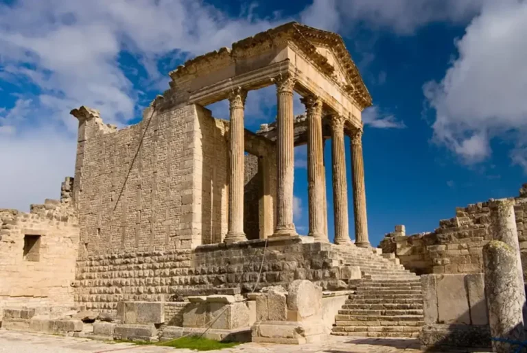 Nous proposons une immersion totale au cœur de la Tunisie historique, en partant à la découverte d’endroits fascinants qui allient paysages naturels, merveilles archéologiques et vestiges romains parfaitement préservés. L’excursion vers Zaghouan, Thuburbo Majus et Dougga est un voyage à travers le temps, un parcours qui permet d’explorer les racines profondes du pays et de mieux comprendre son riche patrimoine. Au fil des kilomètres, nous traversons des campagnes verdoyantes, nous admirons des montagnes aux pentes rocheuses, et nous plongeons dans les ruines d’anciennes cités, témoins silencieux d’une grande civilisation passée. Avec un départ possible depuis plusieurs villes côtières – Sousse, Hammamet, Tunis, Monastir ou même Korba – cette excursion s’adapte à vos préférences. L’idée est de vous offrir une journée (ou plus, selon votre emploi du temps) dont vous vous souviendrez longtemps. Nous savons à quel point la Tunisie peut surprendre : il n’y a pas que la plage ou le souk, il y a aussi des sites historiques de premier ordre, répartis à travers le pays, témoignant d’un passé riche et complexe. Cette aventure, nous la concevons comme une plongée dans l’histoire, un moment hors du temps, grâce auquel nous découvrons ensemble le meilleur de la Tunisie intérieure. Préparer le départ : opter pour le point de départ idéal Avant de vous lancer sur les routes, vous avez la liberté de choisir votre ville de départ. Que vous résidiez déjà à Sousse, que vous séjourniez dans un hôtel cosy à Hammamet ou que vous profitiez du soleil à Monastir, le trajet vers Zaghouan est assez aisé. Depuis Tunis, la capitale, c’est encore plus simple : on s’échappe rapidement de l’agitation urbaine pour embrasser un cadre plus rural, plus calme, et se diriger lentement vers l’intérieur des terres. Si vous êtes à Korba, petite ville côtière proche de Nabeul, la route vers Zaghouan vous offrira un panorama magnifique sur la plaine. Le but est de rendre l’excursion aussi accessible que possible, en tenant compte de votre situation. Nous mettons un point d’honneur à organiser une logistique souple et confortable, afin que vous puissiez vous concentrer sur ce qui importe vraiment : la découverte, les rencontres, la contemplation. Vous n’avez qu’à vous installer, profiter de la route, tandis que nous suivons un itinéraire bien pensé pour maximiser les expériences. Zaghouan : entre nature, histoire et traditions locales Notre première étape est Zaghouan, une charmante localité installée au pied du Djebel Zaghouan, qui culmine à plus de 1200 mètres d’altitude. La région est réputée pour ses sources naturelles, ses champs d’oliviers et son atmosphère paisible. Mais Zaghouan ne se limite pas à un beau panorama : elle est aussi célèbre pour son Temple des Eaux, un monument romain qui jouait jadis un rôle crucial dans l’approvisionnement en eau de Carthage. Quand on se tient devant les vestiges du temple, on imagine sans peine le réseau élaboré d’aqueducs qui reliait la montagne à la grande cité, assurant ainsi l’eau potable aux habitants. Flâner à Zaghouan, c’est aussi goûter à l’ambiance authentique des petites villes tunisiennes, déguster une pâtisserie locale, observer les artisans au travail, ou simplement se laisser charmer par le silence. Le mont Zaghouan, avec sa silhouette massive, semble veiller sur la cité. Si le temps le permet, une petite balade aux alentours offre une vue imprenable sur les plaines environnantes. Nous aimons cette étape pour son côté à la fois discret et essentiel. Elle rappelle que la Tunisie n’est pas qu’une histoire de plages, mais aussi de villages qui ont su conserver leur âme. Plonger dans le passé romain à Thuburbo Majus Après Zaghouan, l’excursion se poursuit vers un autre joyau archéologique : Thuburbo Majus. Située entre Zaghouan et Le Kef, cette ancienne cité romaine est un trésor trop souvent méconnu. Pourtant, en parcourant ses ruines, on se rend vite compte de la richesse de l’Empire romain en Afrique du Nord. Là, au milieu des colonnes effondrées, des mosaïques encore visibles et des restes de thermes publics, la ville antique reprend vie. On peut aisément imaginer le forum grouillant d’activité, les habitants se rendant aux bains, les marchands étalant leurs produits sur les places ensoleillées. Thuburbo Majus n’est pas qu’un site archéologique impressionnant : c’est aussi une invitation à réfléchir sur la manière dont les hommes, il y a deux millénaires, organisaient leur cité. Les temples dédiés à diverses divinités, le Capitol, les boutiques, les maisons de notables, tout cela est encore lisible dans les pierres. Pour les amateurs d’histoire, c’est un incontournable. Pour les autres, c’est une expérience unique, qui offre un moment de dépaysement total. On ne repart jamais de Thuburbo Majus sans avoir le sentiment d’avoir touché un bout de l’histoire commune de la Méditerranée. Dougga : la perle archéologique classée à l’UNESCO À quelques dizaines de kilomètres de Thuburbo Majus, Dougga s’annonce comme la dernière grande étape de notre excursion. Inscrite au patrimoine mondial de l’UNESCO, cette cité antique est sans doute l’une des mieux préservées d’Afrique du Nord. Son théâtre, datant du IIe siècle après J.-C., impressionne par son état de conservation et sa vue panoramique sur la campagne environnante. Les temples, notamment celui dédié à Saturne, rappellent l’importance de la religion et du culte dans la cité antique. Le forum, avec ses piliers dressés, offre une plongée saisissante dans le cœur politique et commercial de Dougga. Mais ce qui rend Dougga particulièrement émouvante, c’est la manière dont la nature et la pierre s’entremêlent. Les ruines semblent posées sur une colline verdoyante, entourées d’oliveraies et de champs. Au printemps, le site est parsemé de fleurs sauvages, ce qui renforce le contraste entre la solidité des vestiges et la douceur du paysage. Nous adorons prendre le temps d’arpenter les ruelles pavées, d’admirer les mosaïques, de découvrir les inscriptions latines encore gravées dans la pierre. Dougga, c’est la rencontre entre l’Histoire et la beauté brute de la campagne tunisienne. Profiter d’un voyage confortable et personnalisé Notre but, durant cette excursion, est de vous offrir un maximum de confort. Le transport est assuré dans des véhicules adaptés, climatisés, avec un chauffeur expérimenté qui connaît parfaitement le terrain. Nous accordons une attention particulière à la sécurité et à la tranquillité, afin que vous puissiez profiter pleinement de chaque instant, sans vous soucier des détails pratiques. Si vous le souhaitez, nous pouvons également prévoir des haltes pour déguster des plats typiques dans des restaurants locaux, afin de savourer les spécialités de la région. C’est l’occasion de goûter à un couscous parfumé, à une brick croustillante, ou à un tajine sucré-salé. Nous savons que le voyage passe aussi par la cuisine, et il serait dommage de ne pas vous laisser tenter par les saveurs locales. D’ailleurs, c’est ce mélange entre découvertes historiques et plaisirs gustatifs qui rend l’expérience si mémorable. De plus, nous pouvons ajuster la durée de l’excursion en fonction de vos envies. Certains préfèrent une journée bien remplie, d’autres souhaitent prendre plus de temps, peut-être passer une nuit dans la région, explorer des sentiers de randonnée, discuter avec les habitants. Nous sommes là pour vous conseiller et pour adapter le programme selon vos désirs. Il s’agit avant tout d’une expérience humaine, et non d’une simple visite guidée. Aller plus loin : explorer le désert tunisien Après avoir découvert Zaghouan, Thuburbo Majus et Dougga, pourquoi ne pas prolonger l’aventure en vous enfonçant encore plus dans le territoire tunisien ? Le Sud du pays est un monde à part, un univers de dunes, de palmeraies, de couchers de soleil flamboyants. Pour ceux qui désirent vivre un dépaysement total, nous proposons des circuits dans le désert, où vous pourrez passer une nuit sous une tente nomade, goûter à la vie des campements, écouter le vent siffler entre les dunes. C’est une expérience forte, pleine d’émotions, à vivre au moins une fois dans sa vie. Pour en savoir plus, nous vous invitons à consulter notre sélection de circuits dans le désert. Ces itinéraires vous feront découvrir des oasis secrètes, des ksour millénaires, des paysages lunaires qui semblent sortis d’un autre temps. Vous aurez peut-être la chance de rencontrer des artisans du désert, des habitants qui perpétuent des traditions ancestrales, loin du tumulte du monde moderne. Le désert, c’est l’âme de la Tunisie, celle qui a inspiré tant de voyageurs et d’explorateurs à travers les siècles. De plus, si vous souhaitez personnaliser votre itinéraire, demander un devis sur mesure ou obtenir plus d’informations sur les possibilités de voyages, n’hésitez pas à nous contacter via ce lien de contact dédié. Nous sommes à votre écoute pour construire avec vous l’aventure parfaite, celle qui correspondra à vos désirs et à votre rythme. Conseils pratiques et astuces pour une excursion réussie Pour profiter au mieux de l’excursion, quelques conseils simples peuvent faire la différence. Prévoyez des vêtements confortables, adaptés à la saison. En hiver, les matinées peuvent être fraîches, surtout dans les zones montagneuses. En été, un chapeau, des lunettes de soleil et une bonne crème solaire sont indispensables. N’oubliez pas une paire de chaussures adaptées pour marcher sur les sites archéologiques, dont les sols sont parfois irréguliers. Il est également judicieux d’emporter une petite bouteille d’eau, même si nous prévoyons des arrêts réguliers. Si vous êtes un passionné de photographie, chargez bien votre appareil, car les paysages, les détails architecturaux et les jeux de lumière valent la peine d’être immortalisés. En somme, préparez-vous à être surpris, à apprendre et à ressentir. L’excursion n’est pas seulement une visite touristique, c’est un dialogue avec le passé, un échange avec un pays qui a beaucoup à offrir à ceux qui prennent le temps de le découvrir. Vers une Tunisie authentique et inoubliable Au terme de cette excursion, on réalise à quel point la Tunisie est riche, multiple, surprenante. Des stations balnéaires animées aux villages paisibles, des ruines romaines majestueuses aux marchés colorés, chaque étape est un pas de plus vers une meilleure compréhension de l’identité du pays. Zaghouan, Thuburbo Majus et Dougga forment un trio parfaitement équilibré : la nature, l’histoire et la culture s’y rencontrent harmonieusement, offrant au voyageur curieux une expérience complète et profonde. En renouant avec les civilisations qui ont façonné le territoire, on se souvient que la Tunisie est un pont entre l’Afrique, la Méditerranée et le monde oriental. Cette excursion est une manière de célébrer cette singularité, de s’en imprégner, de la raconter ensuite à nos proches, photos à l’appui et souvenirs plein la tête. Le simple fait de se tenir devant un aqueduc en ruine, de contempler une mosaïque encore intacte, ou de gravir les marches d’un théâtre antique suscite une émotion puissante, qui nous accompagne bien au-delà de la journée passée sur les routes. C’est pourquoi nous considérons cette excursion comme plus qu’un simple trajet. C’est une invitation à changer de perspective, à apprécier la complexité d’un pays souvent réduit à ses plages. La Tunisie, c’est bien plus que cela. C’est une mosaïque de cultures, un musée à ciel ouvert, un carrefour de routes anciennes et d’espaces naturels préservés. Alors, prêts à partir ? Si l’idée vous séduit, n’hésitez pas à envisager cette expérience lors de votre prochain séjour. Nous sommes là pour vous guider, vous conseiller, et vous faire vivre une journée qui restera gravée dans votre mémoire, une journée où le mot « découverte » prend tout son sens.