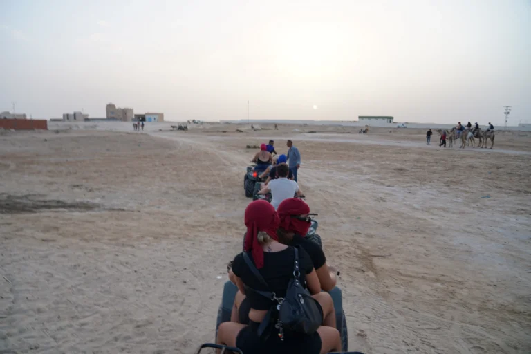 Un aperçu du Sud Tunisien et de ses Paysages Authentiques Nous souhaitons vous emmener bien au-delà des images de cartes postales, afin de vous plonger dans l’univers fascinant du Sud tunisien. Cette région, souvent considérée comme la porte d’entrée du Sahara, est dotée d’un riche patrimoine naturel et culturel. Ici, chaque journée de vacances peut devenir une aventure aux multiples facettes, qu’il s’agisse de chevaucher un chameau à travers les dunes dorées, de parcourir un marché local en quête d’épices parfumées, ou de profiter d’un moment de calme au bord d’une oasis idyllique. Le Sud tunisien est un territoire où les traditions berbères s’expriment au détour d’un village troglodyte, où les influences arabes, africaines et méditerranéennes se mêlent avec subtilité, et où la gastronomie rappelle l’importance de l’hospitalité. En optant pour une excursion et circuit vacances Sud Tunisien, vous vous offrez la possibilité d’explorer des lieux qui sortent des sentiers battus, loin de l’agitation urbaine. Ici, les couleurs, les sons et les odeurs créent une toile unique. Au fil des kilomètres, entre déserts, palmeraies et montagnes rocheuses, nous découvrons une variété de panoramas à couper le souffle. Les dunes offrent une palette de tons allant du beige pâle au rouge cuivré, tandis que les oasis, véritables joyaux verts, abritent des jardins luxuriants et des points d’eau rafraîchissants. Les villages berbères, nichés dans des reliefs escarpés, témoignent quant à eux du caractère profondément enraciné de cette culture ancestrale. Choisir un Circuit Authentique : Entre Dunes, Oasis et Rencontres Locales Pour vivre une expérience qui dépasse la simple promenade touristique, choisir un circuit authentique est essentiel. Nous vous conseillons de privilégier des itinéraires conçus par des experts locaux, capables de vous montrer les multiples visages du Sud tunisien. Certains parcours, tels que ceux proposés sur le site dédié aux circuits désert, permettent de survoler l’essentiel en combinant visites historiques, découvertes culturelles et immersion dans le désert. D’autres circuits se concentrent plutôt sur la détente, le bien-être et la rencontre avec les habitants, tandis que certains mettent l’accent sur la photographie, la randonnée ou l’exploration plus sportive. Il est possible de s’aventurer vers Douz, considérée comme la « porte du Sahara », où se tient un marché hebdomadaire animé et coloré. De là, une chevauchée à dos de chameau ou en 4x4 tout-terrain vous mènera au cœur des dunes de l’erg, idéales pour contempler un coucher de soleil aux nuances de rose, d’orange et de violet, un moment magique dont la beauté paisible reste gravée en mémoire. Les amateurs d’histoire apprécieront un détour par Matmata, connue pour ses maisons troglodytes, où l’architecture creusée dans la roche offre un contraste saisissant avec les étendues désertiques environnantes. Les plus curieux pourront s’arrêter dans des villages semi-nomades, où un accueil chaleureux et des sourires complices témoignent de la générosité des habitants. Lorsque nous évoquons un circuit authentique, il s’agit non seulement de découvrir des lieux, mais aussi de vivre des instants de partage. En dialoguant avec les artisans locaux, on comprend mieux la valeur de leurs créations, qu’il s’agisse de tapis tissés à la main, de poteries fines ou de bijoux en argent ciselé. Ces rencontres offrent l’opportunité de goûter à la sincérité et à la gentillesse des populations locales, prêtes à vous renseigner sur leurs coutumes, leurs plats typiques ou encore leurs croyances liées au désert. Expéditions dans le Désert : Naviguer au Cœur du Sahara Un voyage dans le Sud tunisien ne serait pas complet sans une véritable immersion dans le Sahara, ce vaste océan de sable aux reflets changeants. Explorer le désert, c’est s’ouvrir à une expérience sensorielle hors du commun. Le silence saisissant qui règne entre les dunes, la lumière qui joue avec les ombres, le crissement des pas sur le sable, tout cela façonne une atmosphère presque mystique. Nous vous recommandons fortement de passer au moins une nuit dans le désert, sous une tente berbère, afin de contempler la voûte étoilée dans toute sa splendeur. Sans pollution lumineuse, les constellations semblent plus brillantes, et la Voie lactée déroule un spectacle à couper le souffle. Les plus aventureux pourront opter pour une randonnée chamelière de plusieurs jours à travers les dunes, un périple ponctué d’arrêts dans des campements éphémères. D’autres préféreront le confort d’un 4x4, permettant d’atteindre des points de vue reculés, des lacs salés comme le Chott el-Jérid, ou des zones où la faune et la flore se révèlent étonnamment variées. Le désert tunisien abrite en effet de nombreuses espèces animales, notamment des fennecs, des gerboises ou encore des reptiles parfaitement adaptés à cet environnement extrême. Les plantes qui poussent dans ces conditions difficiles sont également remarquables : acacias, tamaris et herbes sahariennes témoignent d’une résilience fascinante. Pour qui s’intéresse à la culture locale, une balade dans le Sahara est aussi l’occasion de mieux comprendre le mode de vie des nomades et la façon dont ils préservent leurs traditions. Les légendes de caravaniers, transmises de génération en génération, résonnent entre les dunes. Vous pourrez peut-être assister à des soirées autour du feu, où l’on partage du thé à la menthe dans une ambiance conviviale, bercé par les notes d’un oud ou d’un bendir. Ce sont des instants simples, mais profondément marquants, qui donnent toute sa valeur à un circuit dans le Sud tunisien. Activités Culturelles et Rencontres Locales : Plonger au Cœur des Traditions Le Sud tunisien est un véritable livre d’histoires, dont les pages s’animent au détour d’une ruelle, d’un café ou d’un marché. Nous suggérons d’inclure au programme de vos vacances des étapes plus culturelles. La visite de médinas anciennes, de ksours fortifiés et de villages berbères permet de comprendre le lien fort qui unit les populations à leur terre. Les échanges avec des familles locales, l’apprentissage de quelques mots d’arabe ou de berbère, ou encore la dégustation d’un plat fait maison renforcent la dimension humaine du voyage. Assistez à des ateliers artisanaux pour découvrir les secrets du tissage, de la poterie ou de la calligraphie. Participez à la récolte des dattes dans une palmeraie. Visitez des greniers collectifs (les ksour), ces structures impressionnantes qui servaient autrefois à stocker les récoltes et à protéger les biens de la communauté. Leur architecture ingénieuse surprend, et l’on saisit alors l’importance de l’entraide dans un environnement où les ressources sont limitées. Au fil des conversations, vous apprendrez les liens étroits qui unissent musique, danse et tradition orale dans cette région. Les fêtes et les mariages sont souvent animés par des danses folkloriques et des chants transmis de génération en génération, illustrant la richesse du patrimoine culturel. Découvrir le Sud tunisien de cette façon, c’est se donner la chance de créer des liens sincères et durables avec une terre et un peuple qui, bien souvent, accueillent les voyageurs avec une générosité teintée de fierté. Gastronomie et Saveurs Locales : Un Festival pour les Papilles La cuisine du Sud tunisien est un reflet sincère de son identité. Elle est simple, nourrissante, et fondée sur des produits frais et locaux. Les saveurs s’expriment dans des plats typiques que nous vous encourageons vivement à déguster. Le couscous, par exemple, varie selon les régions et les familles. Parfois parfumé aux herbes, parfois agrémenté de légumes du désert et de viande de mouton, il constitue un repas convivial et rassasiant. Les soupes parfumées (chorba), les plats mijotés comme le tajine tunisien, et les galettes de pain cuites sur des pierres chaudes sont autant de spécialités qui révèlent la créativité gastronomique de ce terroir. Les épices jouent un rôle crucial dans l’équilibre des saveurs. Cumin, coriandre, carvi, paprika et harissa, cette pâte de piment emblématique de la Tunisie, colorent et pimentent les préparations culinaires. Les dattes, omniprésentes dans cette région, sont un délice à elles seules, qu’elles soient dégustées fraîches, séchées ou transformées en pâtisseries sucrées. Les fruits secs, le miel et l’huile d’olive locale complètent ce tableau gastronomique. Nous vous conseillons également d’essayer les boissons traditionnelles, comme le thé à la menthe ou le café aux épices, pour un moment de détente après une journée d’exploration. Au-delà de la simple dégustation, la gastronomie du Sud tunisien est une invitation à partager. Manger ensemble, échanger, comparer les recettes, en apprendre plus sur les coutumes culinaires locales, voilà ce qui donne à l’expérience une saveur encore plus authentique. Les restaurants familiaux, les campements dans le désert ou les maisons d’hôtes vous offriront l’opportunité de goûter des mets préparés avec passion, souvent selon des méthodes transmises de père en fils ou de mère en fille. Conseils Pratiques pour un Séjour Inoubliable dans le Sud Tunisien Pour profiter pleinement d’un circuit dans le Sud tunisien, quelques conseils pratiques s’imposent. Le climat du désert est caractérisé par de fortes amplitudes thermiques : les journées peuvent être chaudes et ensoleillées, tandis que les nuits sont parfois fraîches. Nous vous recommandons donc d’emporter des vêtements légers, mais aussi une veste ou une couverture pour les soirées. Un chapeau, des lunettes de soleil et de la crème solaire protègent efficacement contre le rayonnement intense, et prévoir des chaussures fermées facilite les randonnées dans le sable. En termes de logistique, il est conseillé de bien préparer son itinéraire, de réserver son circuit auprès de prestataires fiables, et de s’informer sur les formalités administratives (visa, passeport en cours de validité). Le Sud tunisien est généralement sûr, mais comme partout, la vigilance est de mise. L’hydratation est primordiale : boire suffisamment d’eau permet de profiter pleinement du voyage sans subir la fatigue liée à la chaleur. Pour prolonger l’expérience, rien ne vaut l’assistance d’experts locaux. Qu’il s’agisse de choisir un itinéraire, de découvrir des adresses confidentielles ou de dénicher des activités insolites, faire appel à des guides expérimentés assure un séjour sans accroc. Ces professionnels connaissent le désert et les régions qui l’entourent, sont capables d’adapter le programme selon vos envies, et de rendre votre séjour aussi personnalisé que possible. Pour toute demande de devis ou d’informations complémentaires, vous pouvez consulter cette page de contact et de voyage sur mesure. Préparer Son Voyage dès Maintenant : Entre Anticipation et Flexibilité Se lancer dans une excursion et circuit vacances Sud Tunisien se prépare en amont. Nous vous suggérons de prendre le temps de réfléchir à vos priorités : souhaitez-vous privilégier les découvertes culturelles, l’aventure en plein désert, ou au contraire la détente dans un campement confortable ? Il est également conseillé de s’informer sur les périodes les plus propices pour visiter la région. Le printemps et l’automne sont souvent des saisons idéales, offrant un climat plus doux et une fréquentation touristique plus modérée. Au-delà de ces considérations, l’important est de se montrer flexible. Le désert, comme la mer, aime surprendre : un ciel nuageux peut donner lieu à un coucher de soleil spectaculaire, tandis qu’un vent inattendu peut sculpter des dunes éphémères. S’ouvrir à l’imprévu est souvent la clé pour apprécier pleinement ce voyage. Le Sud tunisien est une région qui dévoile ses richesses à ceux qui savent prendre leur temps, écouter et observer. Au fil des journées, vous comprendrez mieux comment les éléments naturels ont façonné les paysages, la vie des habitants et leurs traditions. Vous quitterez ce coin de Tunisie avec le sentiment d’avoir touché du doigt une authenticité rare, d’avoir vécu une aventure marquante, riche d’émotions, de saveurs et de rencontres. Chaque souvenir, chaque sensation, chaque rencontre viendra nourrir votre imaginaire et, sans doute, éveiller le désir de revenir un jour fouler ces étendues infinies de sable.