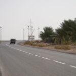 Le Sud Tunisien est une destination qui fait rêver par ses paysages variés, ses traditions authentiques et son accueil chaleureux. Si vous cherchez à échapper à la routine et à vivre une expérience inoubliable, le Sud Tunisien est le lieu idéal pour vous. Entre dunes de sable doré, oasis luxuriantes et villages pittoresques, chaque moment passé dans cette région promet d’être gravé dans vos souvenirs. Voici un guide complet pour vous immerger pleinement dans cette aventure. À la découverte des merveilles naturelles du Sud Tunisien Le Sud Tunisien regorge de sites naturels d’une beauté à couper le souffle. Voici les lieux incontournables à explorer : Les dunes infinies de Douz Douz, surnommée "la porte du désert", est le point de départ idéal pour une immersion dans le Sahara. Vous pouvez participer à une balade à dos de chameau, une activité emblématique qui vous transporte au cœur des vastes dunes. Pour les amateurs d’adrénaline, optez pour une excursion en quad ou en 4x4 pour explorer les reliefs sableux. Notre conseil : Passez une nuit sous une tente berbère pour admirer un ciel étoilé d’une clarté rare. Rien ne vaut le silence magique du désert. Les oasis de montagne : Chebika, Tamerza et Midès Les oasis de montagne sont une merveille cachée du Sud Tunisien. Chebika, Tamerza et Midès offrent un contraste saisissant entre les falaises arides et les sources d’eau douce bordées de palmiers. Vous pourrez y faire des randonnées, explorer des cascades et admirer des panoramas à couper le souffle. Astuce : Prévoyez une journée entière pour profiter pleinement de ces lieux et capturer des clichés inoubliables. Le Chott El-Jerid : Un lac de sel fascinant Le Chott El-Jerid est une étendue saline immense qui offre un spectacle unique. Avec ses reflets iridescents, ce lac de sel vous donne l’impression de marcher sur un miroir. C’est également l’un des meilleurs endroits pour admirer le lever ou le coucher du soleil. Bon à savoir : Pendant l’hiver, l’eau peut s’accumuler, créant un paysage encore plus spectaculaire. Plongez dans la culture et l’histoire locale Le Sud Tunisien n’est pas seulement une région de beauté naturelle. Il est aussi riche en histoire et traditions. Tatouine et ses ksours Tatouine est une région emblématique grâce à ses "ksours", des greniers fortifiés utilisés autrefois par les tribus berbères. Ces constructions uniques en leur genre témoignent de l’ingéniosité des habitants locaux. Petit plus : Les fans de Star Wars reconnaîtront certains lieux de tournage emblématiques. N’hésitez pas à suivre les traces des Jedi ! Matmata et ses habitations troglodytes Matmata est célèbre pour ses maisons troglodytes creusées dans la roche. Ces habitations uniques offrent une fraîcheur naturelle qui contraste avec la chaleur extérieure. Une visite dans ce village vous permettra de découvrir le mode de vie traditionnel des habitants. Suggestion : Prenez le temps de discuter avec les locaux pour en apprendre davantage sur leur quotidien. Tozeur, capitale des palmeraies Tozeur est une ville charmante entourée de l’une des plus grandes palmeraies de Tunisie. Flânez dans la vieille médina pour admirer son architecture en briques typique et visitez le musée Dar Chrait pour plonger dans l’histoire locale. Activité à ne pas manquer : Une promenade en calèche dans la palmeraie pour goûter à des dattes fraîchement récoltées. Un paradis pour les gourmands : la gastronomie du Sud Tunisien La cuisine du Sud Tunisien est un véritable régal pour les papilles. Voici quelques spécialités à déguster absolument : Le couscous au chameau : Une variante locale du célèbre plat tunisien. Les briks à l’œuf : Croquants à l’extérieur et fondants à l’intérieur. Les dattes Deglet Nour : Réputées pour leur saveur douce et leur texture moelleuse. Conseil : Rendez-vous sur les marchés locaux pour savourer ces délices et ramener des souvenirs gourmands. Planifiez votre voyage : circuits et activités recommandés Pour une organisation sans stress, optez pour un circuit préparé par des experts locaux. Visitez Sud Tunisie Circuits pour explorer les options adaptées à vos envies, que ce soit une escapade en famille, une aventure entre amis ou une retraite romantique. Pourquoi choisir un circuit organisé ? Vous gagnez du temps dans la planification. Les guides locaux partagent des anecdotes fascinantes sur chaque site. Vous bénéficiez d’une expérience authentique tout en étant accompagné. Pour toute demande spécifique ou un devis sur mesure, n’hésitez pas à consulter notre page contact. Conseils pratiques pour un séjour réussi Avant de partir, voici quelques recommandations pour profiter pleinement de vos vacances au Sud Tunisien : Meilleure période : Privilégiez le printemps ou l’automne pour éviter les fortes chaleurs estivales. Vêtement : Prévoyez des habits légers, mais aussi une veste pour les soirées fraîches dans le désert. Santé : Emportez une crème solaire et hydratez-vous régulièrement. Astuce finale : Gardez toujours votre appareil photo à portée de main. Chaque instant au Sud Tunisien est une opportunité de capture unique.