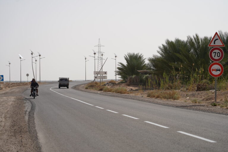 Le Sud Tunisien est une destination qui fait rêver par ses paysages variés, ses traditions authentiques et son accueil chaleureux. Si vous cherchez à échapper à la routine et à vivre une expérience inoubliable, le Sud Tunisien est le lieu idéal pour vous. Entre dunes de sable doré, oasis luxuriantes et villages pittoresques, chaque moment passé dans cette région promet d’être gravé dans vos souvenirs. Voici un guide complet pour vous immerger pleinement dans cette aventure. À la découverte des merveilles naturelles du Sud Tunisien Le Sud Tunisien regorge de sites naturels d’une beauté à couper le souffle. Voici les lieux incontournables à explorer : Les dunes infinies de Douz Douz, surnommée "la porte du désert", est le point de départ idéal pour une immersion dans le Sahara. Vous pouvez participer à une balade à dos de chameau, une activité emblématique qui vous transporte au cœur des vastes dunes. Pour les amateurs d’adrénaline, optez pour une excursion en quad ou en 4x4 pour explorer les reliefs sableux. Notre conseil : Passez une nuit sous une tente berbère pour admirer un ciel étoilé d’une clarté rare. Rien ne vaut le silence magique du désert. Les oasis de montagne : Chebika, Tamerza et Midès Les oasis de montagne sont une merveille cachée du Sud Tunisien. Chebika, Tamerza et Midès offrent un contraste saisissant entre les falaises arides et les sources d’eau douce bordées de palmiers. Vous pourrez y faire des randonnées, explorer des cascades et admirer des panoramas à couper le souffle. Astuce : Prévoyez une journée entière pour profiter pleinement de ces lieux et capturer des clichés inoubliables. Le Chott El-Jerid : Un lac de sel fascinant Le Chott El-Jerid est une étendue saline immense qui offre un spectacle unique. Avec ses reflets iridescents, ce lac de sel vous donne l’impression de marcher sur un miroir. C’est également l’un des meilleurs endroits pour admirer le lever ou le coucher du soleil. Bon à savoir : Pendant l’hiver, l’eau peut s’accumuler, créant un paysage encore plus spectaculaire. Plongez dans la culture et l’histoire locale Le Sud Tunisien n’est pas seulement une région de beauté naturelle. Il est aussi riche en histoire et traditions. Tatouine et ses ksours Tatouine est une région emblématique grâce à ses "ksours", des greniers fortifiés utilisés autrefois par les tribus berbères. Ces constructions uniques en leur genre témoignent de l’ingéniosité des habitants locaux. Petit plus : Les fans de Star Wars reconnaîtront certains lieux de tournage emblématiques. N’hésitez pas à suivre les traces des Jedi ! Matmata et ses habitations troglodytes Matmata est célèbre pour ses maisons troglodytes creusées dans la roche. Ces habitations uniques offrent une fraîcheur naturelle qui contraste avec la chaleur extérieure. Une visite dans ce village vous permettra de découvrir le mode de vie traditionnel des habitants. Suggestion : Prenez le temps de discuter avec les locaux pour en apprendre davantage sur leur quotidien. Tozeur, capitale des palmeraies Tozeur est une ville charmante entourée de l’une des plus grandes palmeraies de Tunisie. Flânez dans la vieille médina pour admirer son architecture en briques typique et visitez le musée Dar Chrait pour plonger dans l’histoire locale. Activité à ne pas manquer : Une promenade en calèche dans la palmeraie pour goûter à des dattes fraîchement récoltées. Un paradis pour les gourmands : la gastronomie du Sud Tunisien La cuisine du Sud Tunisien est un véritable régal pour les papilles. Voici quelques spécialités à déguster absolument : Le couscous au chameau : Une variante locale du célèbre plat tunisien. Les briks à l’œuf : Croquants à l’extérieur et fondants à l’intérieur. Les dattes Deglet Nour : Réputées pour leur saveur douce et leur texture moelleuse. Conseil : Rendez-vous sur les marchés locaux pour savourer ces délices et ramener des souvenirs gourmands. Planifiez votre voyage : circuits et activités recommandés Pour une organisation sans stress, optez pour un circuit préparé par des experts locaux. Visitez Sud Tunisie Circuits pour explorer les options adaptées à vos envies, que ce soit une escapade en famille, une aventure entre amis ou une retraite romantique. Pourquoi choisir un circuit organisé ? Vous gagnez du temps dans la planification. Les guides locaux partagent des anecdotes fascinantes sur chaque site. Vous bénéficiez d’une expérience authentique tout en étant accompagné. Pour toute demande spécifique ou un devis sur mesure, n’hésitez pas à consulter notre page contact. Conseils pratiques pour un séjour réussi Avant de partir, voici quelques recommandations pour profiter pleinement de vos vacances au Sud Tunisien : Meilleure période : Privilégiez le printemps ou l’automne pour éviter les fortes chaleurs estivales. Vêtement : Prévoyez des habits légers, mais aussi une veste pour les soirées fraîches dans le désert. Santé : Emportez une crème solaire et hydratez-vous régulièrement. Astuce finale : Gardez toujours votre appareil photo à portée de main. Chaque instant au Sud Tunisien est une opportunité de capture unique.