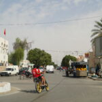 Le Sud tunisien est une véritable invitation au voyage. Avec ses paysages à couper le souffle, ses traditions authentiques et son patrimoine culturel unique, cette région offre une expérience de vacances incomparable. Si vous cherchez une destination où aventure, détente et dépaysement se mêlent harmonieusement, ne cherchez pas plus loin. Embarquons pour un voyage fascinant à travers le désert, les oasis et les villages pittoresques du Sud tunisien. Explorez les paysages exceptionnels du désert tunisien Le désert est sans conteste l’attraction phare du Sud tunisien. Il s'étend à perte de vue, offrant des dunes dorées et des horizons sans fin. Parmi les sites à ne pas manquer, le Grand Erg Oriental est un incontournable. Que vous choisissiez une balade à dos de chameau, une excursion en 4x4 ou une nuit à la belle étoile, le désert promet des souvenirs inoubliables. Douz : la porte du désert Douz est souvent considérée comme le point de départ idéal pour explorer le désert. Cette petite ville, connue pour son marché hebdomadaire, propose à ses visiteurs des activités authentiques telles que les courses de dromadaires ou la découverte de l’artisanat local. Une nuit dans un campement traditionnel Pour vivre pleinement l’expérience du désert, optez pour une nuit dans un campement berbère. Sous une tente traditionnelle, avec un ciel étoilé comme plafond, vous profiterez d’une ambiance unique rythmée par les chants et les danses locales. Plongez dans l’histoire et la culture des villages berbères Le Sud tunisien ne se limite pas à ses paysages spectaculaires. C’est aussi une région riche en histoire, marquée par la présence des Berbères, un peuple aux traditions ancestrales. Matmata : le village troglodyte Ce village est célèbre pour ses habitations troglodytiques, creusées directement dans la roche pour se protéger de la chaleur écrasante. Matmata a également servi de décor pour des scènes iconiques de la saga Star Wars, ce qui en fait un lieu prisé des cinéphiles. Tataouine et ses ksours Direction Tataouine pour découvrir les ksours, ces greniers fortifiés construits par les Berbères. Ces bâtiments, à la fois fonctionnels et esthétiques, offrent un témoignage fascinant de l’ingéniosité de leurs constructeurs. Les ksours les plus célèbres, comme Ksar Ouled Soltane ou Ksar Ghilane, sont à ne pas manquer. Détente dans les oasis verdoyantes Au cœur du désert, les oasis offrent un contraste saisissant avec leur végétation luxuriante et leurs sources d’eau naturelle. Ces lieux sont idéaux pour une pause rafraîchissante lors de votre voyage. Tozeur : la perle des oasis Tozeur est l’une des oasis les plus emblématiques de la région. Connue pour ses palmeraies et son architecture traditionnelle en briques, la ville propose également plusieurs attractions comme le musée Dar Chrait et le parc Chak Wak. Chebika, Tamerza et Mides : les oasis de montagne Ces trois oasis perchées dans les montagnes sont des joyaux à découvrir. Vous pourrez y admirer des cascades, des canyons et des paysages époustouflants. La randonnée dans ces lieux est une expérience à la fois sportive et contemplative. Une gastronomie à savourer Aucun voyage au Sud tunisien ne serait complet sans déguster la cuisine locale. Les saveurs y sont riches, parfumées et épicées, reflétant l’histoire et les influences de la région. Le couscous au mouton Plat emblématique de la Tunisie, le couscous au mouton est préparé avec des légumes frais et des épices locales. Dans le Sud, il est souvent accompagné de merguez ou de viande de dromadaire. Les douceurs locales Goûtez aux dattes de la région, considérées parmi les meilleures au monde, ainsi qu’aux desserts à base de miel et d’amandes comme les makrouds. Une explosion de saveurs en bouche qui vous laissera un souvenir gourmand. Planifiez votre voyage au Sud tunisien Vous êtes tenté par cette aventure extraordinaire ? Planifiez votre voyage en consultant nos circuits personnalisés et accessibles pour tous les budgets. Nous proposons une large gamme d’activités et d’expériences pour répondre à vos envies d’évasion. Rendez-vous sur https://sudtunisie.com/voyage/circuits-desert pour découvrir nos offres. Pour plus d’informations ou pour obtenir un devis personnalisé, n’hésitez pas à nous contacter via ce lien : https://sudtunisie.com/devis-voyage-desert-sud-tunisie-vacances-pas-cher-tunisie-sahara-tunisie. Le Sud tunisien n’attend plus que vous !