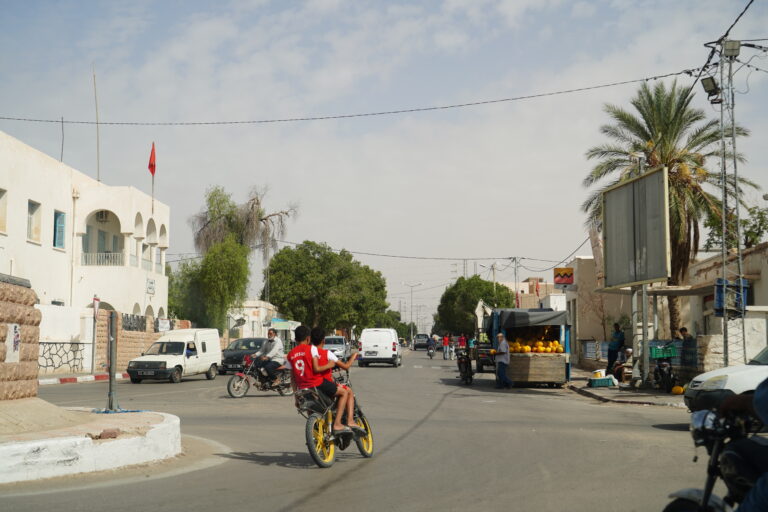 Le Sud tunisien est une véritable invitation au voyage. Avec ses paysages à couper le souffle, ses traditions authentiques et son patrimoine culturel unique, cette région offre une expérience de vacances incomparable. Si vous cherchez une destination où aventure, détente et dépaysement se mêlent harmonieusement, ne cherchez pas plus loin. Embarquons pour un voyage fascinant à travers le désert, les oasis et les villages pittoresques du Sud tunisien. Explorez les paysages exceptionnels du désert tunisien Le désert est sans conteste l’attraction phare du Sud tunisien. Il s'étend à perte de vue, offrant des dunes dorées et des horizons sans fin. Parmi les sites à ne pas manquer, le Grand Erg Oriental est un incontournable. Que vous choisissiez une balade à dos de chameau, une excursion en 4x4 ou une nuit à la belle étoile, le désert promet des souvenirs inoubliables. Douz : la porte du désert Douz est souvent considérée comme le point de départ idéal pour explorer le désert. Cette petite ville, connue pour son marché hebdomadaire, propose à ses visiteurs des activités authentiques telles que les courses de dromadaires ou la découverte de l’artisanat local. Une nuit dans un campement traditionnel Pour vivre pleinement l’expérience du désert, optez pour une nuit dans un campement berbère. Sous une tente traditionnelle, avec un ciel étoilé comme plafond, vous profiterez d’une ambiance unique rythmée par les chants et les danses locales. Plongez dans l’histoire et la culture des villages berbères Le Sud tunisien ne se limite pas à ses paysages spectaculaires. C’est aussi une région riche en histoire, marquée par la présence des Berbères, un peuple aux traditions ancestrales. Matmata : le village troglodyte Ce village est célèbre pour ses habitations troglodytiques, creusées directement dans la roche pour se protéger de la chaleur écrasante. Matmata a également servi de décor pour des scènes iconiques de la saga Star Wars, ce qui en fait un lieu prisé des cinéphiles. Tataouine et ses ksours Direction Tataouine pour découvrir les ksours, ces greniers fortifiés construits par les Berbères. Ces bâtiments, à la fois fonctionnels et esthétiques, offrent un témoignage fascinant de l’ingéniosité de leurs constructeurs. Les ksours les plus célèbres, comme Ksar Ouled Soltane ou Ksar Ghilane, sont à ne pas manquer. Détente dans les oasis verdoyantes Au cœur du désert, les oasis offrent un contraste saisissant avec leur végétation luxuriante et leurs sources d’eau naturelle. Ces lieux sont idéaux pour une pause rafraîchissante lors de votre voyage. Tozeur : la perle des oasis Tozeur est l’une des oasis les plus emblématiques de la région. Connue pour ses palmeraies et son architecture traditionnelle en briques, la ville propose également plusieurs attractions comme le musée Dar Chrait et le parc Chak Wak. Chebika, Tamerza et Mides : les oasis de montagne Ces trois oasis perchées dans les montagnes sont des joyaux à découvrir. Vous pourrez y admirer des cascades, des canyons et des paysages époustouflants. La randonnée dans ces lieux est une expérience à la fois sportive et contemplative. Une gastronomie à savourer Aucun voyage au Sud tunisien ne serait complet sans déguster la cuisine locale. Les saveurs y sont riches, parfumées et épicées, reflétant l’histoire et les influences de la région. Le couscous au mouton Plat emblématique de la Tunisie, le couscous au mouton est préparé avec des légumes frais et des épices locales. Dans le Sud, il est souvent accompagné de merguez ou de viande de dromadaire. Les douceurs locales Goûtez aux dattes de la région, considérées parmi les meilleures au monde, ainsi qu’aux desserts à base de miel et d’amandes comme les makrouds. Une explosion de saveurs en bouche qui vous laissera un souvenir gourmand. Planifiez votre voyage au Sud tunisien Vous êtes tenté par cette aventure extraordinaire ? Planifiez votre voyage en consultant nos circuits personnalisés et accessibles pour tous les budgets. Nous proposons une large gamme d’activités et d’expériences pour répondre à vos envies d’évasion. Rendez-vous sur https://sudtunisie.com/voyage/circuits-desert pour découvrir nos offres. Pour plus d’informations ou pour obtenir un devis personnalisé, n’hésitez pas à nous contacter via ce lien : https://sudtunisie.com/devis-voyage-desert-sud-tunisie-vacances-pas-cher-tunisie-sahara-tunisie. Le Sud tunisien n’attend plus que vous !