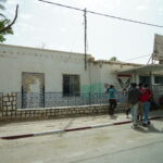 Le sud tunisien nous offre un véritable plongeon dans un monde où le désert règne en maître, où les traditions ancestrales cohabitent avec la convivialité légendaire des habitants, et où chaque étape de notre parcours devient une histoire à part entière. Nous sommes ici pour découvrir la beauté brute de ce territoire, explorer ses oasis cachées, traverser ses dunes dorées et savourer des mets délicieusement épicés. Le Sud de la Tunisie, c’est un voyage qui nous emmène bien au-delà de l’image de carte postale : c’est une immersion profonde dans une culture chaleureuse, un patrimoine fabuleux et un environnement naturel à couper le souffle. Circuit dans le Désert : L’Aventure au Rythme des Dunes Quand nous partons en circuit dans le sud tunisien, nous entrons dans une région qui semble déconnectée du temps. Au fil des kilomètres, nous quittons les villes côtières pour plonger dans le cœur aride du Sahara. Loin des sentiers battus, les paysages changent progressivement. D’abord, les plaines semi-désertiques à la végétation rare laissent place aux vastes étendues de dunes, teintées d’or au coucher du soleil. Ici, le silence est roi, et l’air embaume le sable chaud. Ce qui nous attend ? Un sentiment de liberté totale, comme si chaque dune grimpée offrait une vue sur un horizon infini où tout est encore possible. Les circuits dans le désert s’organisent souvent en étapes, permettant à chacun de vivre une aventure rythmée, entre balades à dos de dromadaire, nuits sous la tente berbère et traversées en 4x4. Les guides locaux, fins connaisseurs de chaque recoin du Sahara, partagent volontiers leurs anecdotes. Ils nous expliquent les origines des oasis, la signification des tatouages berbères, ou encore comment la faune et la flore ont su s’adapter à cet univers exigeant. Pour préparer un parcours personnalisé ou découvrir des offres soigneusement conçues, nous pouvons consulter cette page qui présente un vaste choix de formules adaptées à tous les goûts. Djerba, Douz, Tataouine : Un Trio Légendaire du Sud Tunisien Djerba : Entre Authenticité Insulaire et Charme Méditerranéen Notre aventure peut commencer par la célèbre île de Djerba, une porte d’entrée idéale avant de plonger dans l’infini des dunes. Au sein de cette île pittoresque, nous sillonnons des villages de pêcheurs, découvrons des ateliers d’artisans qui perpétuent des savoir-faire anciens, et profitons du contraste saisissant entre la mer turquoise et les arrière-pays plus secs. À Djerba, nous aimons flâner dans les ruelles de Houmt Souk, manger un brik croustillant et parcourir les boutiques de poteries. Avant de partir vers le désert, cette escale nous offre une transition en douceur, comme un préambule méditerranéen à l’âpreté du Sahara. Douz : La Porte du Sahara Douz, surnommée « la porte du désert », est une étape phare lorsque nous entamons un circuit vacances dans le sud tunisien. Située au bord du Grand Erg Oriental, cette ville est un véritable concentré de culture nomade. Le marché hebdomadaire y réunit chameliers, agriculteurs et artisans qui échangent fruits, dattes, épices et objets du quotidien. De Douz, partir en excursion à dos de dromadaire pour s’enfoncer dans le désert est un incontournable. Nous avançons lentement, bercés par le pas calme de l’animal, contemplant le spectacle du soleil couchant qui peint le sable d’un camaïeu rose et orangé. Le soir venu, nous plantons notre bivouac sous un ciel constellé, partageons un thé à la menthe autour du feu de camp, et écoutons les contes des anciens qui ravivent la mémoire des caravanes d’antan. Tataouine : Terres Berbères et Ksour Invisibles Plus au sud, Tataouine s’impose comme une escale immanquable, connue pour ses ksour, d’anciens greniers fortifiés qui servaient autrefois de réserves collectives. Ces édifices en pierre, semblant surgir de la roche, nous racontent une histoire millénaire, celle de tribus nomades qui vivaient en parfaite harmonie avec un environnement rude. En explorant ce territoire, nous découvrons aussi les villages berbères de Chenini et Douiret, accrochés aux flancs des collines, offrant des panoramas à couper le souffle. Nous admirons ces constructions troglodytiques uniques, témoins d’une époque où l’ingéniosité humaine permettait de s’adapter au climat aride. Entre deux visites, nous dégustons un pain tabouna encore chaud, trempé dans de l’huile d’olive locale, pour nous imprégner de chaque saveur du terroir. Chott El-Jérid, Matmata, Ksar Ghilane : Des Joyaux du Sud Profond Chott El-Jérid : Le Lac Salé Aux Mirages Féériques Le Chott El-Jérid s’impose comme un des plus vastes lacs salés d’Afrique. Ici, la nature joue avec nos sens. Le sol craquelé, couvert de sel scintillant, crée une illusion d’optique constante. Nous avons l’impression que l’eau étincelle à l’horizon, mais en avançant, ce n’est que le reflet du ciel sur cette étendue minérale. Au lever et au coucher du soleil, les couleurs roses, bleutées ou jaunes transforment le paysage en un tableau mouvant, presque irréel. En chemin, nous pouvons croiser des petits vendeurs de roses des sables, ces formations minérales naturelles aussi délicates que leur nom le suggère. Le Chott El-Jérid est un lieu où l’imaginaire se mêle à la réalité, offrant l’une des expériences visuelles les plus surprenantes de notre périple. Matmata : Les Maisons Troglodytiques et l’Héritage Berbère Matmata est un autre incontournable, réputé pour ses habitations troglodytiques creusées dans la roche. Ces demeures semi-souterraines, héritées d’une longue tradition, permettent de se protéger efficacement de la chaleur du désert. Nous y rencontrons des familles berbères qui perpétuent un mode de vie ancestral. Ici, nous pouvons observer leur sens de l’hospitalité, découvrir leurs coutumes et goûter à une cuisine typique, comme le couscous au mouton. La lumière douce qui pénètre dans ces habitations par le patio central crée une ambiance intime et chaleureuse. Matmata, c’est un voyage dans le temps, une plongée dans les racines profondes de la culture du sud tunisien. Ksar Ghilane : L’Oasis Paradisiaque Au milieu de l’immensité désertique, Ksar Ghilane nous offre une oasis d’une beauté exceptionnelle. Les palmiers y prospèrent, une source d’eau chaude jaillit du sol, et les tentes berbères accueillent les voyageurs en quête d’évasion. S’immerger dans cette source naturelle est une expérience exquise après une longue journée sous le soleil saharien. De plus, Ksar Ghilane sert de point de départ pour des randonnées en quad ou en 4x4, nous permettant d’explorer les dunes environnantes à notre rythme. À la nuit tombée, l’oasis s’anime de chants et de danses traditionnelles, où la convivialité fait oublier la rigueur du climat. Gastronomie, Artisanat, Hospitalité : Un Séjour aux Multiples Saveurs La Cuisine du Sud : Épices, Dattes et Couleurs Envoûtantes La gastronomie du sud tunisien est un voyage culinaire où chaque plat raconte une histoire. Nous savourons des plats mijotés lentement, relevés par les épices locales, déguster des dattes fondantes, croquer dans un pain tabouna croustillant. On découvre le « ftet », une galette émiettée dans une sauce parfumée, ou encore le « chakchouka » riche en légumes et œufs. Les épices comme le cumin, le ras el-hanout, le piment doux et la harissa donnent une signature gustative inimitable. Les plus gourmands goûtent au thé à la menthe sucré, accompagné de pâtisseries délicates. Dans le sud tunisien, la cuisine est un véritable carrefour d’influences, un mélange harmonieux qui reflète l’identité du pays, à la fois berbère, arabe et méditerranéenne. L’Artisanat Local : Poteries, Tissages et Travaux sur Cuir L’artisanat est profondément enraciné dans la culture du sud. Les artisans, perpétuant des savoir-faire transmis de génération en génération, créent des poteries aux motifs géométriques, tissent des tapis colorés ou travaillent le cuir pour fabriquer des babouches ou des selles de chameau. Ces objets ne sont pas de simples souvenirs, ils incarnent la relation intime des habitants avec leur environnement, leurs traditions et leurs croyances. Nous aimons découvrir ces ateliers, dialoguer avec les créateurs, comprendre la symbolique des motifs. Les marchés, véritables trésors, nous permettent d’emporter un petit fragment du sud, une pièce d’artisanat qui racontera chez nous la mémoire de ce voyage unique. L’Hospitalité Tunisienne : Un Accueil Chaleureux et Authentique La gentillesse et la générosité des habitants constituent l’âme du sud tunisien. Où que nous allions, nous sommes accueillis avec un sourire, invités à partager un thé, à discuter de tout et de rien. Ce sens de l’hospitalité se retrouve dans les campements nomades, les auberges familiales, les villages les plus reculés. Ici, on prend le temps de se connaître, d’échanger, de tisser des liens. Cette chaleur humaine est une des raisons pour lesquelles un circuit vacances sud tunisien laisse une empreinte durable dans nos mémoires. Les rencontres avec les habitants nous font comprendre qu’au-delà des paysages sublimes, c’est la relation humaine qui donne toute sa profondeur à l’expérience. Conseils Pratiques pour un Circuit Réussi dans le Sud Tunisien Choisir la Meilleure Période et Préparer ses Étapes Pour profiter pleinement d’un circuit dans le sud, mieux vaut partir aux saisons les plus clémentes, de préférence à l’automne ou au printemps, quand les températures sont plus douces. Avant de prendre la route, nous aimons établir un itinéraire qui alterne entre étapes paisibles et découvertes plus dynamiques. Nous pouvons opter pour un circuit organisé par une agence locale, ou personnaliser notre parcours pour répondre à nos envies spécifiques. Pour plus de renseignements et obtenir un devis sur mesure, il suffit de cliquer sur ce lien. Se Déplacer dans le Sud : 4x4, Dromadaires et Randonnées Les modes de déplacement varient en fonction des envies et du temps dont nous disposons. Le 4x4 permet d’avaler les kilomètres dans le désert tout en profitant du confort, tandis que le dromadaire offre une expérience plus authentique, renouant avec le rythme lent des caravanes. Pour les amateurs de marche, certaines étapes se prêtent à la randonnée pédestre, avec un guide local pour éviter de se perdre dans l’immensité saharienne. Dans tous les cas, la clé du succès est l’adaptation : nous avançons à notre propre rythme, en accord avec la nature. Protéger sa Santé et Respecter l’Environnement Le soleil du Sahara est implacable : crème solaire, chapeau et lunettes de soleil font partie de l’attirail indispensable. Il est également essentiel de rester bien hydraté. Par respect pour l’environnement fragile du désert, nous veillons à ne pas laisser de déchets derrière nous, à ne pas déranger la faune et à suivre les conseils des guides. Le sud tunisien est un trésor naturel qu’il convient de préserver, pour que les générations futures puissent aussi découvrir ces beautés inestimables. Vivre des Expériences Inoubliables au-delà du Désert Rencontrer des Artistes Locaux et Assister à des Festivals Traditionnels En fonction des dates de notre voyage, il peut être passionnant d’assister à un festival local, comme le Festival du Sahara à Douz, qui célèbre chaque année la culture nomade. Des troupes folkloriques, des courses de dromadaires, des chants et des danses viennent alors animer la ville. D’autres villages organisent des événements plus modestes, mais tout aussi authentiques. Il arrive aussi que nous croisions le chemin d’artistes locaux, de musiciens, de conteurs, qui partagent leur passion et leur vision du monde, enrichissant ainsi notre séjour d’une dimension culturelle forte. Découvrir les Sites de Tournage de Films Célèbres Les paysages lunaires du sud tunisien ont séduit plus d’un réalisateur. Les fans de cinéma reconnaîtront certains décors de films célèbres, comme ceux utilisés pour la saga Star Wars. Visiter ces sites offre une perspective inattendue sur les paysages et permet de réaliser que la magie du désert ne se limite pas à son aspect naturel, elle inspire aussi la création artistique et la fiction. Arpenter les anciens décors, contempler les panoramas ayant servi de toile de fond à des épopées galactiques, ajoute une touche d’originalité et de mystère à notre circuit. Initiation à la Cuisine et à l’Artisanat : Des Ateliers Pratiques Pour aller plus loin dans l’expérience, nous pouvons participer à des ateliers culinaires, apprendre à préparer un couscous traditionnel, rouler la semoule, doser les épices. D’autres proposent de s’initier à la poterie, de façonner un bol, de décorer une jarre, ou encore de tisser un petit tapis. Ces moments de partage créatifs sont autant d’occasions de mieux comprendre la culture locale, de ramener un souvenir personnalisé, et de forger des souvenirs inoubliables. Conclusion : Le Sud Tunisien, Un Monde à Part à Explorer Sans Modération Le sud tunisien offre un terrain de jeu immense pour les voyageurs en quête d’authenticité. Entre les circuits dans le désert, les visites des oasis, la découverte d’une gastronomie riche et de traditions ancestrales, nous vivons une aventure singulière. Chaque étape est une invitation à entrer en contact avec une nature majestueuse, une histoire millénaire, un artisanat ingénieux et une hospitalité rare. Ici, le temps s’étire, les images, les saveurs et les sons s’entremêlent, pour créer des souvenirs gravés à jamais dans notre mémoire. Ce coin de Tunisie est un appel constant, un encouragement à explorer, à comprendre, à s’émerveiller. Et c’est cette promesse, celle d’une expérience intime avec le désert et ses habitants, qui fait du sud tunisien une destination incomparable.