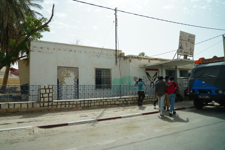 Le sud tunisien nous offre un véritable plongeon dans un monde où le désert règne en maître, où les traditions ancestrales cohabitent avec la convivialité légendaire des habitants, et où chaque étape de notre parcours devient une histoire à part entière. Nous sommes ici pour découvrir la beauté brute de ce territoire, explorer ses oasis cachées, traverser ses dunes dorées et savourer des mets délicieusement épicés. Le Sud de la Tunisie, c’est un voyage qui nous emmène bien au-delà de l’image de carte postale : c’est une immersion profonde dans une culture chaleureuse, un patrimoine fabuleux et un environnement naturel à couper le souffle. Circuit dans le Désert : L’Aventure au Rythme des Dunes Quand nous partons en circuit dans le sud tunisien, nous entrons dans une région qui semble déconnectée du temps. Au fil des kilomètres, nous quittons les villes côtières pour plonger dans le cœur aride du Sahara. Loin des sentiers battus, les paysages changent progressivement. D’abord, les plaines semi-désertiques à la végétation rare laissent place aux vastes étendues de dunes, teintées d’or au coucher du soleil. Ici, le silence est roi, et l’air embaume le sable chaud. Ce qui nous attend ? Un sentiment de liberté totale, comme si chaque dune grimpée offrait une vue sur un horizon infini où tout est encore possible. Les circuits dans le désert s’organisent souvent en étapes, permettant à chacun de vivre une aventure rythmée, entre balades à dos de dromadaire, nuits sous la tente berbère et traversées en 4x4. Les guides locaux, fins connaisseurs de chaque recoin du Sahara, partagent volontiers leurs anecdotes. Ils nous expliquent les origines des oasis, la signification des tatouages berbères, ou encore comment la faune et la flore ont su s’adapter à cet univers exigeant. Pour préparer un parcours personnalisé ou découvrir des offres soigneusement conçues, nous pouvons consulter cette page qui présente un vaste choix de formules adaptées à tous les goûts. Djerba, Douz, Tataouine : Un Trio Légendaire du Sud Tunisien Djerba : Entre Authenticité Insulaire et Charme Méditerranéen Notre aventure peut commencer par la célèbre île de Djerba, une porte d’entrée idéale avant de plonger dans l’infini des dunes. Au sein de cette île pittoresque, nous sillonnons des villages de pêcheurs, découvrons des ateliers d’artisans qui perpétuent des savoir-faire anciens, et profitons du contraste saisissant entre la mer turquoise et les arrière-pays plus secs. À Djerba, nous aimons flâner dans les ruelles de Houmt Souk, manger un brik croustillant et parcourir les boutiques de poteries. Avant de partir vers le désert, cette escale nous offre une transition en douceur, comme un préambule méditerranéen à l’âpreté du Sahara. Douz : La Porte du Sahara Douz, surnommée « la porte du désert », est une étape phare lorsque nous entamons un circuit vacances dans le sud tunisien. Située au bord du Grand Erg Oriental, cette ville est un véritable concentré de culture nomade. Le marché hebdomadaire y réunit chameliers, agriculteurs et artisans qui échangent fruits, dattes, épices et objets du quotidien. De Douz, partir en excursion à dos de dromadaire pour s’enfoncer dans le désert est un incontournable. Nous avançons lentement, bercés par le pas calme de l’animal, contemplant le spectacle du soleil couchant qui peint le sable d’un camaïeu rose et orangé. Le soir venu, nous plantons notre bivouac sous un ciel constellé, partageons un thé à la menthe autour du feu de camp, et écoutons les contes des anciens qui ravivent la mémoire des caravanes d’antan. Tataouine : Terres Berbères et Ksour Invisibles Plus au sud, Tataouine s’impose comme une escale immanquable, connue pour ses ksour, d’anciens greniers fortifiés qui servaient autrefois de réserves collectives. Ces édifices en pierre, semblant surgir de la roche, nous racontent une histoire millénaire, celle de tribus nomades qui vivaient en parfaite harmonie avec un environnement rude. En explorant ce territoire, nous découvrons aussi les villages berbères de Chenini et Douiret, accrochés aux flancs des collines, offrant des panoramas à couper le souffle. Nous admirons ces constructions troglodytiques uniques, témoins d’une époque où l’ingéniosité humaine permettait de s’adapter au climat aride. Entre deux visites, nous dégustons un pain tabouna encore chaud, trempé dans de l’huile d’olive locale, pour nous imprégner de chaque saveur du terroir. Chott El-Jérid, Matmata, Ksar Ghilane : Des Joyaux du Sud Profond Chott El-Jérid : Le Lac Salé Aux Mirages Féériques Le Chott El-Jérid s’impose comme un des plus vastes lacs salés d’Afrique. Ici, la nature joue avec nos sens. Le sol craquelé, couvert de sel scintillant, crée une illusion d’optique constante. Nous avons l’impression que l’eau étincelle à l’horizon, mais en avançant, ce n’est que le reflet du ciel sur cette étendue minérale. Au lever et au coucher du soleil, les couleurs roses, bleutées ou jaunes transforment le paysage en un tableau mouvant, presque irréel. En chemin, nous pouvons croiser des petits vendeurs de roses des sables, ces formations minérales naturelles aussi délicates que leur nom le suggère. Le Chott El-Jérid est un lieu où l’imaginaire se mêle à la réalité, offrant l’une des expériences visuelles les plus surprenantes de notre périple. Matmata : Les Maisons Troglodytiques et l’Héritage Berbère Matmata est un autre incontournable, réputé pour ses habitations troglodytiques creusées dans la roche. Ces demeures semi-souterraines, héritées d’une longue tradition, permettent de se protéger efficacement de la chaleur du désert. Nous y rencontrons des familles berbères qui perpétuent un mode de vie ancestral. Ici, nous pouvons observer leur sens de l’hospitalité, découvrir leurs coutumes et goûter à une cuisine typique, comme le couscous au mouton. La lumière douce qui pénètre dans ces habitations par le patio central crée une ambiance intime et chaleureuse. Matmata, c’est un voyage dans le temps, une plongée dans les racines profondes de la culture du sud tunisien. Ksar Ghilane : L’Oasis Paradisiaque Au milieu de l’immensité désertique, Ksar Ghilane nous offre une oasis d’une beauté exceptionnelle. Les palmiers y prospèrent, une source d’eau chaude jaillit du sol, et les tentes berbères accueillent les voyageurs en quête d’évasion. S’immerger dans cette source naturelle est une expérience exquise après une longue journée sous le soleil saharien. De plus, Ksar Ghilane sert de point de départ pour des randonnées en quad ou en 4x4, nous permettant d’explorer les dunes environnantes à notre rythme. À la nuit tombée, l’oasis s’anime de chants et de danses traditionnelles, où la convivialité fait oublier la rigueur du climat. Gastronomie, Artisanat, Hospitalité : Un Séjour aux Multiples Saveurs La Cuisine du Sud : Épices, Dattes et Couleurs Envoûtantes La gastronomie du sud tunisien est un voyage culinaire où chaque plat raconte une histoire. Nous savourons des plats mijotés lentement, relevés par les épices locales, déguster des dattes fondantes, croquer dans un pain tabouna croustillant. On découvre le « ftet », une galette émiettée dans une sauce parfumée, ou encore le « chakchouka » riche en légumes et œufs. Les épices comme le cumin, le ras el-hanout, le piment doux et la harissa donnent une signature gustative inimitable. Les plus gourmands goûtent au thé à la menthe sucré, accompagné de pâtisseries délicates. Dans le sud tunisien, la cuisine est un véritable carrefour d’influences, un mélange harmonieux qui reflète l’identité du pays, à la fois berbère, arabe et méditerranéenne. L’Artisanat Local : Poteries, Tissages et Travaux sur Cuir L’artisanat est profondément enraciné dans la culture du sud. Les artisans, perpétuant des savoir-faire transmis de génération en génération, créent des poteries aux motifs géométriques, tissent des tapis colorés ou travaillent le cuir pour fabriquer des babouches ou des selles de chameau. Ces objets ne sont pas de simples souvenirs, ils incarnent la relation intime des habitants avec leur environnement, leurs traditions et leurs croyances. Nous aimons découvrir ces ateliers, dialoguer avec les créateurs, comprendre la symbolique des motifs. Les marchés, véritables trésors, nous permettent d’emporter un petit fragment du sud, une pièce d’artisanat qui racontera chez nous la mémoire de ce voyage unique. L’Hospitalité Tunisienne : Un Accueil Chaleureux et Authentique La gentillesse et la générosité des habitants constituent l’âme du sud tunisien. Où que nous allions, nous sommes accueillis avec un sourire, invités à partager un thé, à discuter de tout et de rien. Ce sens de l’hospitalité se retrouve dans les campements nomades, les auberges familiales, les villages les plus reculés. Ici, on prend le temps de se connaître, d’échanger, de tisser des liens. Cette chaleur humaine est une des raisons pour lesquelles un circuit vacances sud tunisien laisse une empreinte durable dans nos mémoires. Les rencontres avec les habitants nous font comprendre qu’au-delà des paysages sublimes, c’est la relation humaine qui donne toute sa profondeur à l’expérience. Conseils Pratiques pour un Circuit Réussi dans le Sud Tunisien Choisir la Meilleure Période et Préparer ses Étapes Pour profiter pleinement d’un circuit dans le sud, mieux vaut partir aux saisons les plus clémentes, de préférence à l’automne ou au printemps, quand les températures sont plus douces. Avant de prendre la route, nous aimons établir un itinéraire qui alterne entre étapes paisibles et découvertes plus dynamiques. Nous pouvons opter pour un circuit organisé par une agence locale, ou personnaliser notre parcours pour répondre à nos envies spécifiques. Pour plus de renseignements et obtenir un devis sur mesure, il suffit de cliquer sur ce lien. Se Déplacer dans le Sud : 4x4, Dromadaires et Randonnées Les modes de déplacement varient en fonction des envies et du temps dont nous disposons. Le 4x4 permet d’avaler les kilomètres dans le désert tout en profitant du confort, tandis que le dromadaire offre une expérience plus authentique, renouant avec le rythme lent des caravanes. Pour les amateurs de marche, certaines étapes se prêtent à la randonnée pédestre, avec un guide local pour éviter de se perdre dans l’immensité saharienne. Dans tous les cas, la clé du succès est l’adaptation : nous avançons à notre propre rythme, en accord avec la nature. Protéger sa Santé et Respecter l’Environnement Le soleil du Sahara est implacable : crème solaire, chapeau et lunettes de soleil font partie de l’attirail indispensable. Il est également essentiel de rester bien hydraté. Par respect pour l’environnement fragile du désert, nous veillons à ne pas laisser de déchets derrière nous, à ne pas déranger la faune et à suivre les conseils des guides. Le sud tunisien est un trésor naturel qu’il convient de préserver, pour que les générations futures puissent aussi découvrir ces beautés inestimables. Vivre des Expériences Inoubliables au-delà du Désert Rencontrer des Artistes Locaux et Assister à des Festivals Traditionnels En fonction des dates de notre voyage, il peut être passionnant d’assister à un festival local, comme le Festival du Sahara à Douz, qui célèbre chaque année la culture nomade. Des troupes folkloriques, des courses de dromadaires, des chants et des danses viennent alors animer la ville. D’autres villages organisent des événements plus modestes, mais tout aussi authentiques. Il arrive aussi que nous croisions le chemin d’artistes locaux, de musiciens, de conteurs, qui partagent leur passion et leur vision du monde, enrichissant ainsi notre séjour d’une dimension culturelle forte. Découvrir les Sites de Tournage de Films Célèbres Les paysages lunaires du sud tunisien ont séduit plus d’un réalisateur. Les fans de cinéma reconnaîtront certains décors de films célèbres, comme ceux utilisés pour la saga Star Wars. Visiter ces sites offre une perspective inattendue sur les paysages et permet de réaliser que la magie du désert ne se limite pas à son aspect naturel, elle inspire aussi la création artistique et la fiction. Arpenter les anciens décors, contempler les panoramas ayant servi de toile de fond à des épopées galactiques, ajoute une touche d’originalité et de mystère à notre circuit. Initiation à la Cuisine et à l’Artisanat : Des Ateliers Pratiques Pour aller plus loin dans l’expérience, nous pouvons participer à des ateliers culinaires, apprendre à préparer un couscous traditionnel, rouler la semoule, doser les épices. D’autres proposent de s’initier à la poterie, de façonner un bol, de décorer une jarre, ou encore de tisser un petit tapis. Ces moments de partage créatifs sont autant d’occasions de mieux comprendre la culture locale, de ramener un souvenir personnalisé, et de forger des souvenirs inoubliables. Conclusion : Le Sud Tunisien, Un Monde à Part à Explorer Sans Modération Le sud tunisien offre un terrain de jeu immense pour les voyageurs en quête d’authenticité. Entre les circuits dans le désert, les visites des oasis, la découverte d’une gastronomie riche et de traditions ancestrales, nous vivons une aventure singulière. Chaque étape est une invitation à entrer en contact avec une nature majestueuse, une histoire millénaire, un artisanat ingénieux et une hospitalité rare. Ici, le temps s’étire, les images, les saveurs et les sons s’entremêlent, pour créer des souvenirs gravés à jamais dans notre mémoire. Ce coin de Tunisie est un appel constant, un encouragement à explorer, à comprendre, à s’émerveiller. Et c’est cette promesse, celle d’une expérience intime avec le désert et ses habitants, qui fait du sud tunisien une destination incomparable.