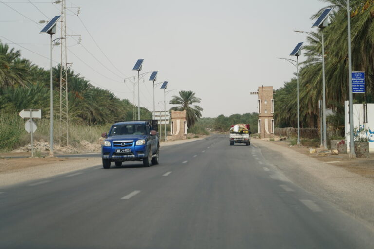 La Tunisie, un véritable carrefour de cultures, est une destination idéale pour les voyageurs en quête d’aventure et de découvertes. Le Sahara Tunisien, avec ses paysages majestueux et son atmosphère mystique, constitue l’un des lieux les plus fascinants à explorer. Si vous recherchez un séjour inoubliable, alliant détente et exploration, un circuit dans le Sahara Sud Tunisien est l'option parfaite. Cet article vous guide à travers tout ce qu'il faut savoir pour planifier des vacances de rêve dans le désert tunisien. Explorer le Sahara Tunisien : Un Voyage dans un Univers Unique Le Sahara tunisien est l'une des plus grandes étendues désertiques du monde. Ses dunes dorées, ses oasis verdoyantes et ses paysages lunaires offrent une expérience inédite à chaque visiteur. Ce territoire vaste et sauvage n’est pas seulement un désert, mais un lieu de vie où se côtoient une flore et une faune particulières. De plus, le Sahara est un lieu empreint d’histoire et de culture, avec des traces d’anciennes civilisations et des sites naturels à couper le souffle. Les incontournables du Sahara Sud Tunisien Lors de votre circuit, plusieurs arrêts sont incontournables pour découvrir la richesse du désert tunisien. Parmi les lieux les plus remarquables, on retrouve : Douz : la "porte du désert", cette ville est un point de départ idéal pour vos excursions. Vous y découvrirez la culture bédouine et pourrez faire une balade à dos de chameau pour ressentir toute la magie du désert. Matmata : célèbre pour ses habitations troglodytes, Matmata est un endroit fascinant où les habitants vivent dans des maisons creusées dans la terre. Ce village pittoresque vous plonge dans un autre temps, avec un cadre typique du désert. Tozeur : au cœur de l’oasis de Tozeur, vous pourrez découvrir une ville verdoyante entourée de palmeraies. La médina de Tozeur, avec ses petites ruelles et son architecture unique, est un véritable centre de culture et d’histoire. Chott el Jerid : un immense lac salé qui s’étend à perte de vue, offrant une vue spectaculaire, surtout au lever et coucher du soleil. C’est un lieu où le contraste des couleurs entre le ciel, le désert et l’eau créera des souvenirs inoubliables. Les oasis de Chebika et Tamerza : des trésors cachés du désert, ces oasis offrent une végétation luxuriante, des cascades et des vues panoramiques sur le désert environnant. Ce sont des endroits idéaux pour une randonnée, une baignade ou simplement un moment de détente. Les Excursions Désertiques : Vivez l'Aventure Les excursions dans le désert tunisien sont variées et permettent d’explorer le Sahara sous plusieurs facettes. Voici quelques activités à ne pas manquer : Randonnée à dos de chameau Impossible de visiter le désert sans une balade à dos de chameau. Ce moyen de transport traditionnel est parfait pour explorer les dunes immenses et sentir la chaleur du sable sous vos pieds. En groupe ou en famille, c’est l’occasion de découvrir des panoramas époustouflants tout en vivant une expérience inoubliable. Nuit sous les étoiles dans le désert Passer une nuit dans le désert tunisien est une expérience hors du commun. Imaginez-vous installé dans un campement, sous un ciel dégagé, à observer la voie lactée tout en écoutant le silence du désert. L’organisation de ce type de nuitée varie, allant des tentes simples aux camps de luxe offrant tout le confort nécessaire. Le dîner traditionnel autour du feu et l’accueil chaleureux des nomades rendent l’expérience encore plus authentique. Excursions en 4x4 ou en quad Pour ceux qui préfèrent une approche plus rapide et sportive du désert, les excursions en 4x4 ou en quad sont une excellente option. Ces véhicules vous permettent de découvrir des zones plus reculées du Sahara, comme les dunes les plus isolées ou les régions proches des oasis, tout en profitant des sensations fortes que procure cette aventure. Visite de sites historiques et de tournages de films Le désert tunisien a servi de décor à de nombreux films célèbres, dont plusieurs scènes de la saga Star Wars ont été tournées dans les paysages lunaires de Tataouine et Matmata. Lors de votre circuit, vous aurez l’opportunité de visiter des sites utilisés dans le film, comme la maison de Luke Skywalker, et d’en apprendre davantage sur les coulisses de ces tournages mythiques. Les Atouts d’un Circuit Organisé dans le Sahara Tunisien Opter pour un circuit organisé dans le Sahara tunisien présente de nombreux avantages. Voici quelques raisons pour lesquelles un voyage accompagné est une excellente idée : Un voyage sur mesure adapté à vos envies Les agences de voyage locales, comme celles disponibles sur SudTunisie, proposent des circuits adaptés à différents types de voyageurs : familles, couples, groupes d’amis, ou même voyageurs solitaires. Ces circuits peuvent être personnalisés en fonction de vos préférences en matière d’activités, de confort et de durée. Confort et sécurité garantis Les circuits organisés permettent de voyager en toute tranquillité. Vous êtes pris en charge par des professionnels expérimentés qui connaissent parfaitement la région. L’organisation inclut le transport, les repas et l’hébergement, ce qui vous permet de vous concentrer uniquement sur la découverte du désert. Accompagnement local Un guide local expérimenté enrichira votre expérience en partageant son savoir sur la culture bédouine, la géographie du Sahara, et l’histoire des régions traversées. Ces experts vous feront découvrir des endroits cachés que vous n’auriez probablement pas trouvés par vous-même, et vous en apprendront plus sur l’âme de la région. Respect de l’environnement et des populations locales Choisir un circuit organisé dans le Sahara Tunisien permet aussi de soutenir les communautés locales. De nombreuses agences de voyage travaillent en collaboration avec les populations du désert, ce qui aide à préserver les traditions et à soutenir l’économie locale. Comment Planifier Votre Voyage dans le Sahara Sud Tunisien Meilleure période pour voyager Le climat du Sahara tunisien est extrême, avec des températures pouvant dépasser les 40°C pendant l’été. Pour profiter pleinement de votre voyage, il est recommandé de partir entre octobre et avril, lorsque les températures sont plus clémentes. Vous pourrez ainsi profiter de la beauté du désert sans subir la chaleur accablante de l’été. Choisir le bon circuit et hébergement Lorsque vous planifiez votre voyage, il est important de bien choisir le circuit qui correspond à vos attentes en matière de confort, d’activités et de durée. Vous pouvez choisir entre des tentes traditionnelles, des hôtels de charme ou des éco-lodges qui respectent l’environnement et offrent des prestations haut de gamme. Réserver à l’avance pour garantir votre place Le Sahara tunisien attire de nombreux voyageurs, surtout pendant les mois de haute saison. Il est donc recommandé de réserver votre voyage à l’avance pour garantir votre place et profiter des meilleures offres. Sur des sites comme SudTunisie, vous pouvez obtenir un devis personnalisé et organiser votre séjour en fonction de vos envies. Conclusion : Un Voyage Inoubliable au Cœur du Désert Un circuit dans le Sahara Sud Tunisien est bien plus qu’un simple voyage ; c’est une immersion dans une nature préservée et un voyage dans le temps. Que vous soyez passionné par les paysages désertiques, l’histoire ancienne, ou à la recherche de nouvelles aventures, le Sahara tunisien saura vous émerveiller. Profitez de cette expérience unique et vivez des moments inoubliables sous le ciel étoilé du désert. Pour organiser votre propre aventure, découvrez les différentes options de circuits dans le désert tunisien en consultant le site SudTunisie. Vous y trouverez une multitude de programmes et d’activités pour personnaliser votre voyage et faire de vos vacances en Tunisie un moment d'exception.