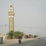 Passer quelques jours en Tunisie, c’est plonger dans une ambiance chaleureuse, découvrir un patrimoine culturel incroyablement riche et profiter d’une diversité de paysages qui donne presque le vertige. Nous souhaitons vous entraîner au plus près de cette expérience, et vous faire découvrir ce qui rend le Sahara Sud Tunisien si fascinant. Nous allons évoquer les circuits les plus excitants, les excursions les plus dépaysantes, les traditions locales qui rendent chaque rencontre inoubliable, et les conseils pour que votre voyage se passe sans accroc. Grâce à cette plongée au cœur de la Tunisie, vous vivrez des moments uniques, mêlant aventure, détente, découvertes culturelles et paysages à couper le souffle. Explorer la richesse du Sahara Sud Tunisien : un voyage hors du temps Nous savons que le mot « désert » évoque souvent de longues étendues de sable, la chaleur et une nature certes impressionnante, mais parfois difficile à appréhender. Pourtant, le Sahara Sud Tunisien dépasse largement ces clichés. C’est un univers magique, à la fois mystérieux et accueillant, où chaque nuance de lumière, chaque recoin de sable, chaque oasis est une invitation à ralentir, à contempler, et à s’imprégner de l’atmosphère. Il est possible d’y organiser un circuit complet, mêlant séjours en campements traditionnels, randonnées à dos de dromadaire ou excursions en 4x4, sans oublier des haltes dans des villages authentiques pour saisir l’âme du Sud tunisien. Des dunes fascinantes et des oasis ressourçantes Dans le Sahara Sud Tunisien, la lumière du soleil joue avec le paysage. Le matin, vous pouvez observer des dunes aux reflets orangés, tandis qu’en fin d’après-midi, elles se parent de teintes plus douces et pastelles. Le silence du désert est presque une expérience sensorielle à part entière, permettant de se recentrer et d’apprécier chaque instant. Puis, au milieu de ce décor grandiose, des oasis surgissent comme des havres de paix. Les palmiers y proposent une ombre bienfaitrice, tandis que de petites sources d’eau apportent une fraîcheur délicieuse. Au détour de ces îlots de verdure, on découvre des fruits, des jardins, des sourires accueillants et l’impression de faire partie, l’espace d’un instant, d’une vie plus simple et plus proche de la nature. Des villages au patrimoine culturel vivant En sillonnant la région, on se rend compte que le Sahara Sud Tunisien ne se limite pas à la seule beauté de son désert. Le Sud est parsemé de villages typiques, dont l’architecture, le mode de vie et la gastronomie permettent de mieux comprendre l’histoire et les traditions locales. Certaines familles vivent encore au rythme du désert, perpétuant des savoir-faire transmis de génération en génération. Loin de tout folklore superficiel, vous aurez l’occasion de rencontrer des habitants fiers de leur culture, heureux de partager un thé, un plat typique ou une histoire. Ces moments d’échange et de convivialité sont souvent les plus mémorables, car ils donnent un visage humain et chaleureux à ce coin de Tunisie. Circuits incontournables pour découvrir le Sahara Sud Tunisien Pour organiser un séjour réussi, il est essentiel de choisir le bon circuit. Le but n’est pas seulement de cocher des cases sur une liste de lieux à voir, mais bien de vivre une expérience globale, qui répond à vos envies et vous laisse un souvenir impérissable. Que vous aimiez l’aventure sportive, la détente dans des cadres exceptionnels, l’immersion culturelle ou un mélange des trois, il existe toujours un circuit adapté à vos attentes. Pour faciliter vos recherches, n’hésitez pas à consulter des options de circuits dans le désert où vous trouverez des itinéraires variés et modulables selon vos préférences. Circuit aventure : immersion totale dans le désert Pour ceux qui rêvent de se sentir explorateurs, rien de tel que de partir à l’assaut des dunes, le temps d’un circuit totalement immergé dans le désert. Nous proposons par exemple de démarrer par la découverte de Douz, surnommée la “porte du désert”, puis de s’enfoncer lentement dans un océan de sable en 4x4, à pied ou même à dos de dromadaire. Au fil des étapes, vous aurez l’occasion de planter votre tente dans des campements nomades, de profiter d’un feu de camp sous un ciel étoilé comme vous n’en avez probablement jamais vu, et de goûter à des plats simples mais savoureux, comme le pain cuit dans le sable ou le thé à la menthe. Ce circuit met l’accent sur la dimension sauvage et authentique du Sahara, et s’adresse à ceux qui ont soif d’aventure et de déconnexion. Circuit détente : entre oasis et campements confortables Si vous êtes plus tenté par une approche douce, combinant le plaisir de la découverte à un certain confort, nous vous suggérons un circuit au rythme plus tranquille, alternant les visites de villages, les séjours dans des oasis et des hébergements de qualité. Il s’agit par exemple de passer une nuit dans un écolodge niché au creux des dunes, de profiter d’un massage relaxant dans un petit centre de bien-être local, ou de s’initier à la cuisine traditionnelle en apprenant à préparer un couscous parfumé. Sur ce type de circuit, l’expérience du désert devient plus contemplative, axée sur le bien-être, la décontraction, la découverte des saveurs, la détente en fin d’après-midi et la convivialité avec les guides et les habitants. Circuit culturel : sur les traces des anciennes civilisations Le Sahara Sud Tunisien n’est pas seulement un décor naturel : il fut autrefois parcouru par des caravanes, des marchands, des voyageurs venus d’autres contrées. Cette histoire a laissé des traces, à travers des sites archéologiques, des vestiges, des traditions orales, des légendes. Un circuit culturel pourrait inclure la visite de Matmata, célèbre pour ses habitations troglodytes, ou celle de Tataouine, associée à des paysages somptueux et des ksour (des greniers fortifiés) témoins de l’ingéniosité des populations locales. On peut également prévoir des étapes dans des musées ou auprès d’artisans pour mieux comprendre la signification des objets, des tapis tissés, des motifs décoratifs, et découvrir un pan entier de la culture saharienne. Circuit combiné : mélanger les plaisirs Pourquoi choisir entre aventure, détente et culture ? Un circuit combiné peut très bien permettre de varier les plaisirs. Nous pourrions par exemple commencer par une épopée dans les dunes, puis faire halte dans un écolodge, visiter un village authentique, avant de terminer par une nuit sous les étoiles avec un délicieux plat local. Cette formule convient parfaitement aux voyageurs qui aiment être surpris et ne veulent pas s’enfermer dans un seul type d’expérience. Ainsi, chaque journée apporte son lot de découvertes, d’émotions et de sourires. Nos conseils pour profiter pleinement de votre séjour dans le Sahara Sud Tunisien Un voyage dans le désert, ça se prépare un minimum afin d’en tirer le meilleur parti. Quelques astuces pratiques vous permettront d’apprécier chaque moment sans stress ni inconfort. Choisir la bonne période Le Sahara est beau toute l’année, mais pour profiter d’un temps agréable, nous conseillons de privilégier les mois où la chaleur est plus supportable, comme l’automne et le printemps. Les journées y sont généralement ensoleillées mais douces, ce qui facilite les randonnées et les visites en extérieur. L’hiver peut également être une bonne idée, en gardant à l’esprit que les nuits peuvent être fraîches, voire froides. Adaptez donc votre garde-robe à la saison choisie : vêtements légers mais couvrants pour la journée, pulls et coupe-vent pour le soir. S’équiper intelligemment Partir dans le désert, c’est avant tout penser au confort. Un chapeau ou une casquette, des lunettes de soleil, une bonne crème solaire et des chaussures adaptées font partie des indispensables. Emportez également une gourde réutilisable afin de rester hydraté tout au long de la journée. Un petit sac à dos pour transporter vos affaires essentielles, quelques snacks si besoin, et le tour est joué. Inutile de vous surcharger, l’important est de voyager léger et pratique, pour profiter pleinement de chaque instant. Faire appel à des guides compétents Les guides et accompagnateurs locaux sont des personnes essentielles pour réussir votre séjour. Leurs connaissances du terrain, leur expérience, leur passion et leur envie de partager leur savoir rendent chaque excursion plus profonde et plus riche. Ils sauront vous montrer les plus beaux panoramas, vous expliquer les coutumes locales, vous conseiller les meilleurs plats et vous assurer une sécurité optimale. C’est grâce à eux que vous vivrez le désert comme un espace vivant, habité, plein d’histoires et de sens. Activités inoubliables pour rythmer vos journées Le Sahara Sud Tunisien, ce n’est pas seulement admirer les dunes. Plusieurs activités peuvent venir égayer vos journées et vous offrir des souvenirs mémorables. Balade à dos de dromadaire Grimper sur le dos d’un dromadaire et partir à travers les dunes au petit matin est une expérience unique. Le pas lent et régulier de l’animal, le silence alentour, la lumière du soleil qui monte doucement à l’horizon, tout concourt à créer un moment hors du temps. Vous pouvez choisir une promenade d’une heure ou deux, ou opter pour une excursion plus longue, avec déjeuner dans le désert et retour en fin d’après-midi. Ces balades sont généralement accessibles à tous et permettent de découvrir le désert d’une manière plus intime. Excursion en 4x4 sur les pistes du désert Si vous préférez une dose d’adrénaline, une excursion en 4x4 offre des sensations fortes. Les conducteurs, expérimentés et prudents, vous emmèneront à travers des pistes parfois escarpées, où chaque virage révèle un paysage différent. Cette activité permet de couvrir de plus longues distances, d’accéder à des zones plus isolées et de vivre des moments intenses, rythmés par le vrombissement du moteur et le vent chaud sur le visage. Dégustation de spécialités locales Découvrir la gastronomie est un moyen simple et délicieux de s’immerger dans la culture locale. Le Sud tunisien propose une cuisine savoureuse, parfumée et généreuse, dont les ingrédients témoignent de la richesse agricole des oasis et des échanges commerciaux anciens. Goûtez un couscous préparé selon la tradition, offrez-vous un plat de « chakchouka » relevée, ou savourez des dattes fondantes et sucrées. Les thés sont également incontournables, qu’ils soient à la menthe, au thym ou à d’autres herbes sauvages. Chaque repas est un voyage en soi, et les hôtes sont souvent fiers de faire découvrir leurs recettes familiales. Observer le ciel étoilé Passer une nuit dans le désert est un moment magique. Loin de toute pollution lumineuse, le ciel étoilé est d’une pureté exceptionnelle. S’asseoir autour d’un feu de camp, écouter les anecdotes des guides, contempler la Voie lactée et ressentir un sentiment de plénitude est un luxe rare que le désert offre généreusement. Vous pouvez également opter pour des nuits en campement tout équipé, pour allier confort et magie d’un bivouac au cœur de la nature. Se renseigner et préparer son voyage facilement Vous souhaitez passer à l’action et planifier votre séjour ? Il existe des solutions simples pour obtenir les informations et les conseils dont vous avez besoin. Vous pouvez consulter ce lien de contact pour demander un devis, discuter de vos envies et obtenir un accompagnement personnalisé. L’objectif est de vous offrir un séjour sur mesure, adapté à vos préférences, vos contraintes et votre budget. Peu importe que vous partiez en couple, en famille ou entre amis, le Sahara Sud Tunisien a de quoi faire briller les yeux de chacun. Conclusion : un voyage au Sahara Sud Tunisien qui marquera votre esprit Le Sahara Sud Tunisien est une destination de voyage qui évoque l’aventure, l’authenticité, la nature brute et la rencontre avec des modes de vie uniques. Nos circuits et excursions vous permettent de découvrir ces terres fascinantes à votre rythme, en trouvant l’équilibre parfait entre exploration, détente, immersion culturelle et plaisir des sens. Une fois sur place, vous comprendrez que le désert n’est pas un lieu vide, mais un univers vivant et puissant, où chaque grain de sable, chaque oasis, chaque sourire, chaque assiette partagée renforce ce sentiment de dépaysement et de bien-être. Nous vous invitons à franchir le pas, à laisser derrière vous le tumulte de la vie quotidienne et à plonger dans un décor splendide, où l’esprit s’apaise, où le temps semble s’étirer et où les souvenirs se tissent, un par un, pour composer une expérience de voyage unique.